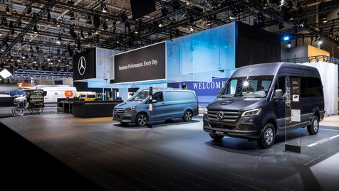 Premiere für den neuen elektrischen Mercedes-Benz VLE.
Mit dem neuen Mercedes-Benz VLE beginnt eine neue Generation von Fahrzeugen auf Basis der künftigen Van Architektur. Das vollelektrische Modell vereint hohen Fahrkomfort, großzügiges Platzangebot und moderne Elektromobilität. Mit einer Reichweite von über 700 Kilometern, 800-Volt-Technologie und schnellen Ladezeiten eignet sich der VLE insbesondere für Shuttle-, Hotel- und Personentransportdienste.
Auf der Messe zeigte Mercedes-Benz den VLE als vielseitiges Shuttle-Fahrzeug für professionelle Einsätze in der Personenbeförderung. &nbsp;
Ausblick auf die nächste Transporter-Generation.
Mit der spektakulären Skulptur „THE BOuLDER“ gewährte Mercedes-Benz Vans zudem einen ersten Blick auf die kommende Generation seiner gewerblichen Transporter. Die zukünftigen Fahrzeuge werden auf der neuen Van Architektur basieren und sowohl mit vollelektrischen als auch mit modernen Verbrennerantrieben angeboten.
Dank des neuen Mercedes-Benz Operating Systems (MB.OS) sollen künftige Transporter noch intelligenter, besser vernetzt und über Over-the-Air-Updates kontinuierlich weiterentwickelt werden können. &nbsp;
Mercedes-Benz PRO: Alles aus einer Hand für Gewerbekunden.
Ein weiteres Highlight der Messe war die Vorstellung von Mercedes-Benz PRO. Das neue Business-Ökosystem bündelt Fahrzeuge, digitale Extras, Finanzdienstleistungen, Elektromobilitätslösungen und Serviceangebote unter einem Dach.
Ziel ist es, Unternehmen entlang des gesamten Fahrzeuglebenszyklus zu unterstützen – von der Fahrzeugauswahl über Finanzierung und Ladeinfrastruktur bis hin zu Wartung, Reparatur und Flottenmanagement.
Die fünf Säulen von Mercedes-Benz PRO:
 	Customise it: Fahrzeuge sowie individuelle Auf- und Umbauten für unterschiedlichste Branchen 	Stay connected: Digitale Extras und moderne Flottenmanagement-Lösungen 	Be electric ready: Beratung, Planung und Ladeinfrastruktur für den Umstieg auf Elektromobilität 	Finance with confidence: Flexible Finanzierungs- und Leasingangebote 	Keep driving: Service-, Mobilitäts- und Wartungslösungen für maximale Fahrzeugverfügbarkeit 

Elektromobilität und Digitalisierung im Fokus.
Mercedes-Benz Vans setzt seinen Kurs in Richtung Elektromobilität konsequent fort und erweitert gleichzeitig sein Angebot an digitalen Services. Neue Lösungen wie der eCharging Planner, der Van Uptime Monitor oder moderne Flottenmanagement-Tools sollen Unternehmen dabei unterstützen, Betriebskosten zu optimieren, Ausfallzeiten zu reduzieren und ihre Fahrzeuge effizient einzusetzen.

KESTENHOLZ begleitet Unternehmen auf ihrem Weg in die Zukunft.
Als Mercedes-Benz Transporter Partner unterstützen wir Gewerbekunden bei allen Fragen rund um moderne Mobilitätslösungen. Von der Fahrzeugberatung über individuelle Aufbaukonzepte und Finanzierungsmodelle bis hin zu Ladeinfrastruktur, Service und Flottenmanagement begleiten wir Unternehmen bei der Transformation ihrer Mobilität.
Die IAA Transportation 2026 zeigt deutlich: Die Zukunft des gewerblichen Transports wird elektrischer, digitaler und noch stärker auf die individuellen Anforderungen von Unternehmen ausgerichtet.