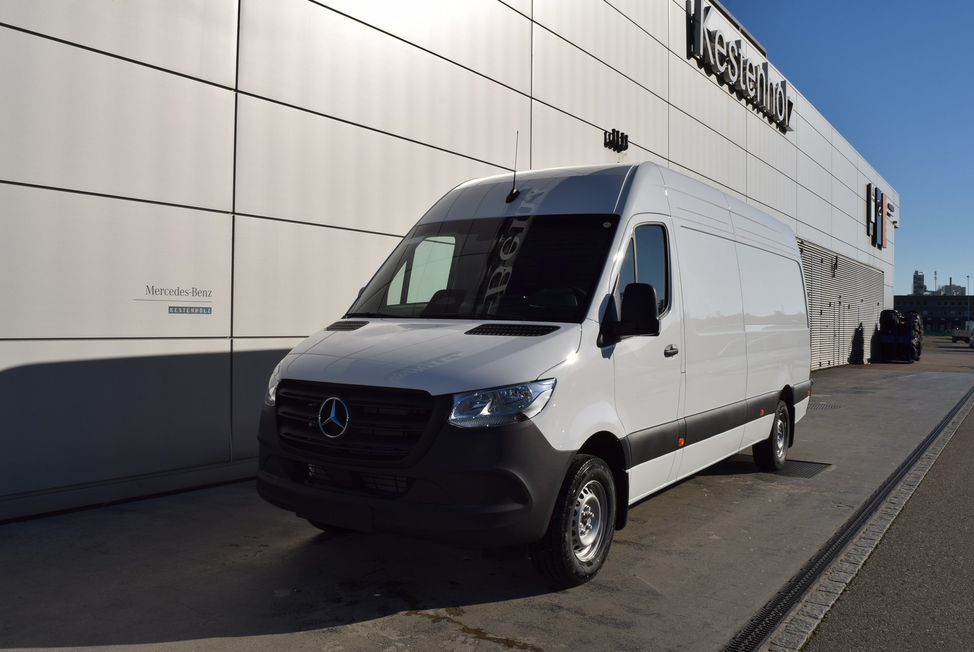 Abschlepp&ouml;se hintenAirbag: Airbag BeifahrerArmlehne f&uuml;r FahrersitzAssist: ATTENTION ASSISTAssist: Aktiver BremssassistentAssist: Aktiver Spurhalte-AssistentAssist: RegensensorAssist: Reifendruck&uuml;berwachung an VA u. HA, drahtlosAssist: R&uuml;ckfahrkameraAssist: TempomatAssist: Totwinkel-AssistentAuftritt Heckt&uuml;rAussenspiegel elektrisch einklappbarCupholder vorneDekor: Innenverkleidung Laderaum bis Dachh&ouml;he (Holz)Einstieggriff an Ecks&auml;ule hinten rechtsFahrwerk: Vorderachse mit erh&ouml;hter TraglastKraftstofftank 93 LiterLicht: LED-Lichtband im LaderaumMedia: USB-Steckdose 5 VR&auml;der: M+S ReifenT&uuml;ren: Heckt&uuml;ren, zweifl&uuml;gelig, &Ouml;ffnung bis Seitenwand