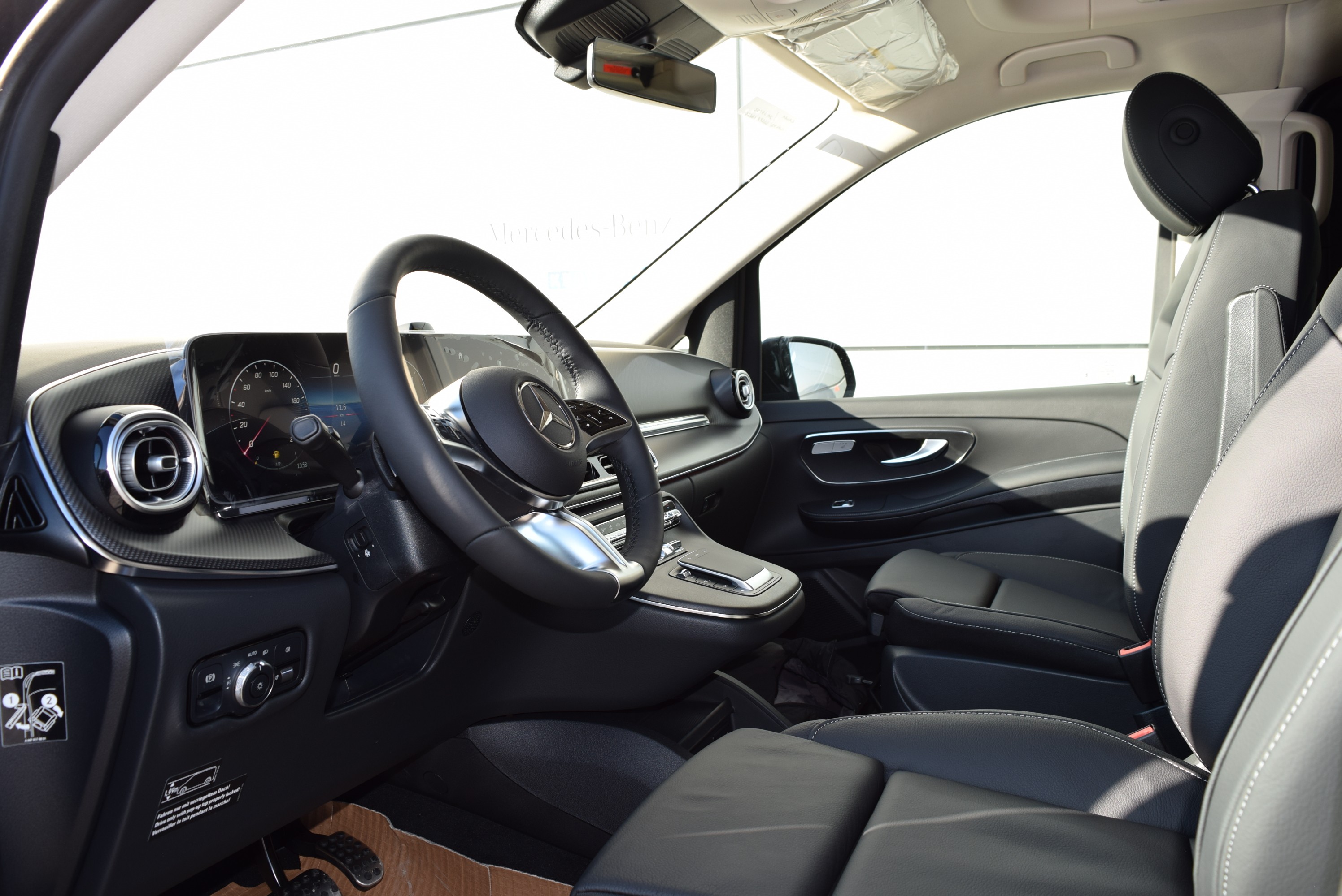 2 Cupholder aufsteckbar in Armlehnen hintenAEJ X5/1AEJ X5/2Abschliessbares HandschuhfachAirbag: Airbag BeifahrerAirbag: Airbag FahrerAirbag: Automatische Beifahrer-AirbagabschaltungAirbag: MittenairbagAirbag: Thorax-Pelvis-Sidebag BeifahrerAirbag: Thorax-Pelvis-Sidebag FahrerAirbag: Windowbags f&uuml;r Fahrer und BeifahrerAmbientebeleuchtung Marco Polo SchrankmodulAntiblockiersystem (ABS)Antriebsschlupfregelung (ASR)Assist: ATTENTION ASSISTAssist: Aktiver Abstands-Assistent DISTRONICAssist: Aktiver BremssassistentAssist: Aktiver Spurhalte-AssistentAssist: BerganfahrhilfeAssist: FahrerkameraAssist: HOLD-FunktionAssist: Intelligenter Geschwindigkeits-AssistentAssist: Mercedes-Benz NotrufsystemAssist: PRE-SAFEAssist: PannenmanagementAssist: Totwinkel-AssistentAufstelldachAufstelldach in Wagenfarbe lackiertAussensp.elektr.verst.-u.beheizb.m.integr.Blinkl.BEDIENUNGSANLEITUNG U. SERVICEHEFT-DEUTSCHBatterie zus&auml;tzlich f&uuml;r Nachr&uuml;st-VerbraucherBeleuchtete Spiegel f&uuml;r SonnenblendenBeleuchtung f&uuml;r Fussraum vorneBodenbelag Yachtoptik, hellColorverglasung im Fond, SchwarzglasDachbettDekor: DachverkleidungDekor: Innenhimmel PorzellanDekor: Zierelemente Klavierlackoptik, schwarzECO Start-Stopp-FunktionElektrik f&uuml;r Anh&auml;ngersteckdoseElektrische Fensterheber vorneElektronische ParkbremseElektronisches Stabilit&auml;ts-Programm (ESP)Fahrwerk: AGILITY CONTROL-FahrwerkFahrwerk: Allradantrieb permanentFahrzeug HVO f&auml;higFehlbetankungsschutzFenster hinten, links fest, rechts ausstellbarFenster in Heckklappe mit Wisch-/WaschanlageFenster vorn rechts, fest in Seitenwand/Schiebet&uuml;rGarantie: 3 Jahre oder 100 000 kmGenerator 14 V / 250 AGetriebe: 9G-TRONICGewichtsvariante 3.100 kgHaltegriffe f&uuml;r EinstiegHaupttank 70 LiterKindererkennung im Fahrzeug passivKlima: Halbautomatisch geregelt Klimaanlage TEMPMATICKlima: Klimaanlage halbautom. geregelt, TEMPMATIC im FondKomfort-DachbedieneinheitKomfortschliessungLackierung: Uni-Lackierung arktikweissLenkrad: LederlenkradLenkrad: Lenkrad in Neigung und H&ouml;he verstellbarLenkrad: MultifunktionslenkradLicht: Adaptives BremslichtLicht: AusstiegsleuchtenLicht: FahrlichtassistentLicht: Umfeldbeleuchtung HeckklappeMBAC - Mercedes-Benz Advanced ControlMarco PoloMedia: 2-Wege-Lautsprecher vorn und hintenMedia: Digitales Extra: Smartphone IntegrationMedia: Digitales Extra: Updates intell. Geschw.-AssistentMedia: Digitales Radio (DAB)Media: Kommunikationsmodul (LTE) f&uuml;r digitale DiensteMedia: MBUX Multimediasystem HighMedia: Vorr&uuml;stung NavigationMedia: Vorr&uuml;stung Remote Services PlusMedia: Widescreen CockpitMittelkonsole mit Staufach und Cupholder, mittlere Ausf&uuml;hrungModellpflegeNachtbeleuchtung FondPaket: Aerodynamik-PaketPaket: Park-Paket mit R&uuml;ckfahrkameraPaket: Spiegel-PaketAussenspiegel rechts und links automatisch heranklappbarInnenspiegel automatisch abblendbarLicht: Umfeldbeleuchtung in den AussenspiegelnParametrierbares SondermodulPolster: Stoff Santos schwarz MARCO POLOR&auml;der: Bereifung 235/55 R17 RFR&auml;der: KomfortbereifungR&auml;der: Reifendruck&uuml;berwachung an VA u. HA, drahtlosR&auml;der: SommerreifenSaugl&uuml;fter elektrisch Leistungsstufe 5Schiebefenster vorn links. in Seitenwand/Schiebet&uuml;rServolenkungSitze: Komfort-Beifahrersitz drehbarSitze: Komfort-Fahrersitz drehbarSitze: Lordosenst&uuml;tze BeifahrersitzSitze: Lordosenst&uuml;tze FahrersitzSitze: Sitzkissentiefenverstellung BeifahrerSitze: Sitzkissentiefenverstellung FahrerSitze: Sitzschienensystem mit SchnellverriegelungSitze: Staunetz BeifahrersitzlehneSitze: Staunetz FahrersitzlehneSteckdosen 12V f&uuml;r Sitzreihen Fond rechts u. linksStossf&auml;nger und Anbauteile in WagenfarbeTeppichboden im Fahrzeuginnenraum vorneTouchpadTrennrelais bei Batterie zus&auml;tzlichT&uuml;ren: Aktiver Feststeller Schiebet&uuml;rT&uuml;ren: HeckklappeT&uuml;ren: Kindersicherung an T&uuml;ren im FahrgastraumVliesbatterie 12 V/92 AhWarmluft-ZusatzheizungWarmluftkanal zum FahrgastraumWarndreieckWartungsintervall 40.000 kmW&auml;rmed&auml;mmendes Glas rundumZentralverriegelung mit FernbedienungZuheizer elektrischZulassung als Sonder-Kfz, WohnmobilZurr&ouml;sen f&uuml;r Sitzschienen, herausnehmbar Anh&auml;ngerkupplung Kugelkopf abnehmbarGewichtsvariante 3.200 kgKlima: Klimatisierungsautomatik THERMOTRONICMedia: Navigation zu MBUXSitze: Sitzheizung f&uuml;r BeifahrerSitze: Sitzheizung f&uuml;r FahrerT&uuml;ren: EASY-PACK-Heckklappe elektrischT&uuml;ren: Heckklappe mit separat zu &ouml;ffnender Heckscheibe