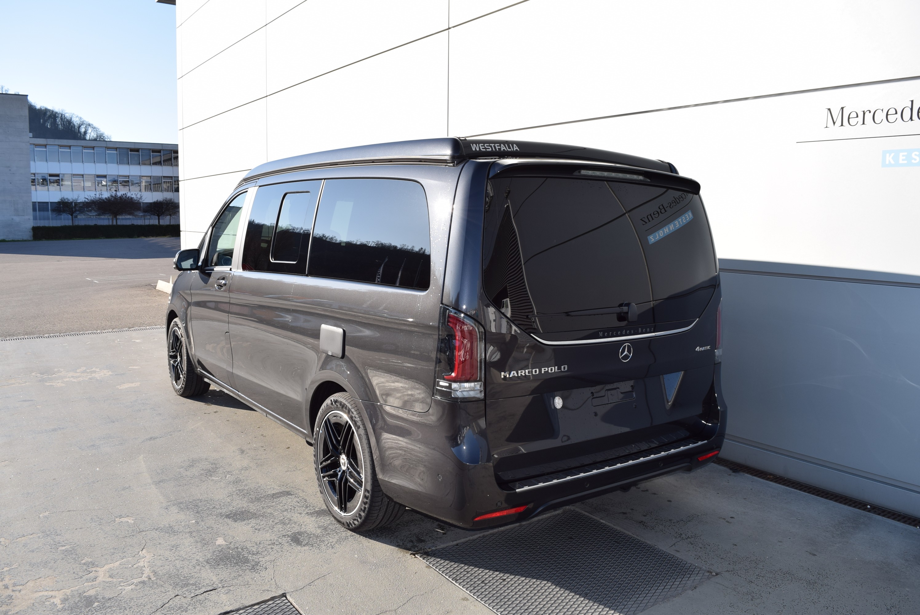 2 Cupholder aufsteckbar in Armlehnen hintenAEJ X5/1AEJ X5/2Abschliessbares HandschuhfachAirbag: Airbag BeifahrerAirbag: Airbag FahrerAirbag: Automatische Beifahrer-AirbagabschaltungAirbag: MittenairbagAirbag: Thorax-Pelvis-Sidebag BeifahrerAirbag: Thorax-Pelvis-Sidebag FahrerAirbag: Windowbags f&uuml;r Fahrer und BeifahrerAmbientebeleuchtung Marco Polo SchrankmodulAntiblockiersystem (ABS)Antriebsschlupfregelung (ASR)Assist: ATTENTION ASSISTAssist: Aktiver Abstands-Assistent DISTRONICAssist: Aktiver BremssassistentAssist: Aktiver Spurhalte-AssistentAssist: BerganfahrhilfeAssist: FahrerkameraAssist: HOLD-FunktionAssist: Intelligenter Geschwindigkeits-AssistentAssist: Mercedes-Benz NotrufsystemAssist: PRE-SAFEAssist: PannenmanagementAssist: Totwinkel-AssistentAufstelldachAufstelldach in Wagenfarbe lackiertAussensp.elektr.verst.-u.beheizb.m.integr.Blinkl.BEDIENUNGSANLEITUNG U. SERVICEHEFT-DEUTSCHBatterie zus&auml;tzlich f&uuml;r Nachr&uuml;st-VerbraucherBeleuchtete Spiegel f&uuml;r SonnenblendenBeleuchtung f&uuml;r Fussraum vorneBodenbelag Yachtoptik, hellColorverglasung im Fond, SchwarzglasDachbettDekor: DachverkleidungDekor: Innenhimmel PorzellanDekor: Zierelemente Klavierlackoptik, schwarzECO Start-Stopp-FunktionElektrik f&uuml;r Anh&auml;ngersteckdoseElektrische Fensterheber vorneElektronische ParkbremseElektronisches Stabilit&auml;ts-Programm (ESP)Fahrwerk: AGILITY CONTROL-FahrwerkFahrwerk: Allradantrieb permanentFahrzeug HVO f&auml;higFehlbetankungsschutzFenster hinten, links fest, rechts ausstellbarFenster in Heckklappe mit Wisch-/WaschanlageFenster vorn rechts, fest in Seitenwand/Schiebet&uuml;rGarantie: 3 Jahre oder 100 000 kmGenerator 14 V / 250 AGetriebe: 9G-TRONICGewichtsvariante 3.100 kgHaltegriffe f&uuml;r EinstiegHaupttank 70 LiterKindererkennung im Fahrzeug passivKlima: Halbautomatisch geregelt Klimaanlage TEMPMATICKlima: Klimaanlage halbautom. geregelt, TEMPMATIC im FondKomfort-DachbedieneinheitKomfortschliessungLackierung: Uni-Lackierung arktikweissLenkrad: LederlenkradLenkrad: Lenkrad in Neigung und H&ouml;he verstellbarLenkrad: MultifunktionslenkradLicht: Adaptives BremslichtLicht: AusstiegsleuchtenLicht: FahrlichtassistentLicht: Umfeldbeleuchtung HeckklappeMBAC - Mercedes-Benz Advanced ControlMarco PoloMedia: 2-Wege-Lautsprecher vorn und hintenMedia: Digitales Extra: Smartphone IntegrationMedia: Digitales Extra: Updates intell. Geschw.-AssistentMedia: Digitales Radio (DAB)Media: Kommunikationsmodul (LTE) f&uuml;r digitale DiensteMedia: MBUX Multimediasystem HighMedia: Vorr&uuml;stung NavigationMedia: Vorr&uuml;stung Remote Services PlusMedia: Widescreen CockpitMittelkonsole mit Staufach und Cupholder, mittlere Ausf&uuml;hrungModellpflegeNachtbeleuchtung FondPaket: Aerodynamik-PaketPaket: Park-Paket mit R&uuml;ckfahrkameraPaket: Spiegel-PaketAussenspiegel rechts und links automatisch heranklappbarInnenspiegel automatisch abblendbarLicht: Umfeldbeleuchtung in den AussenspiegelnParametrierbares SondermodulPolster: Stoff Santos schwarz MARCO POLOR&auml;der: Bereifung 235/55 R17 RFR&auml;der: KomfortbereifungR&auml;der: Reifendruck&uuml;berwachung an VA u. HA, drahtlosR&auml;der: SommerreifenSaugl&uuml;fter elektrisch Leistungsstufe 5Schiebefenster vorn links. in Seitenwand/Schiebet&uuml;rServolenkungSitze: Komfort-Beifahrersitz drehbarSitze: Komfort-Fahrersitz drehbarSitze: Lordosenst&uuml;tze BeifahrersitzSitze: Lordosenst&uuml;tze FahrersitzSitze: Sitzkissentiefenverstellung BeifahrerSitze: Sitzkissentiefenverstellung FahrerSitze: Sitzschienensystem mit SchnellverriegelungSitze: Staunetz BeifahrersitzlehneSitze: Staunetz FahrersitzlehneSteckdosen 12V f&uuml;r Sitzreihen Fond rechts u. linksStossf&auml;nger und Anbauteile in WagenfarbeTeppichboden im Fahrzeuginnenraum vorneTouchpadTrennrelais bei Batterie zus&auml;tzlichT&uuml;ren: Aktiver Feststeller Schiebet&uuml;rT&uuml;ren: HeckklappeT&uuml;ren: Kindersicherung an T&uuml;ren im FahrgastraumVliesbatterie 12 V/92 AhWarmluft-ZusatzheizungWarmluftkanal zum FahrgastraumWarndreieckWartungsintervall 40.000 kmW&auml;rmed&auml;mmendes Glas rundumZentralverriegelung mit FernbedienungZuheizer elektrischZulassung als Sonder-Kfz, WohnmobilZurr&ouml;sen f&uuml;r Sitzschienen, herausnehmbar Anh&auml;ngerkupplung Kugelkopf abnehmbarGewichtsvariante 3.200 kgKlima: Klimatisierungsautomatik THERMOTRONICMedia: Navigation zu MBUXSitze: Sitzheizung f&uuml;r BeifahrerSitze: Sitzheizung f&uuml;r FahrerT&uuml;ren: EASY-PACK-Heckklappe elektrischT&uuml;ren: Heckklappe mit separat zu &ouml;ffnender Heckscheibe