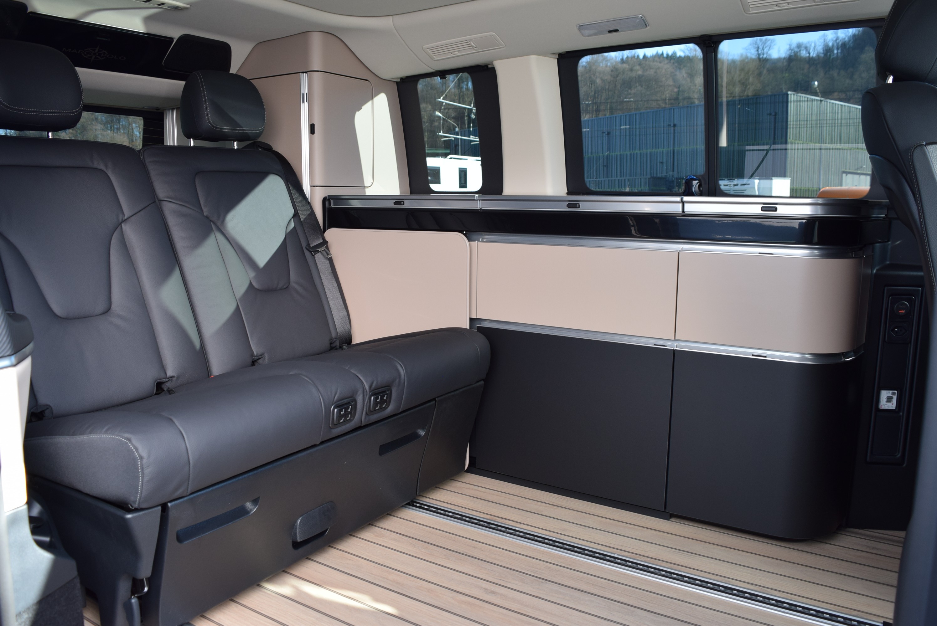 2 Cupholder aufsteckbar in Armlehnen hintenAEJ X5/1AEJ X5/2Abschliessbares HandschuhfachAirbag: Airbag BeifahrerAirbag: Airbag FahrerAirbag: Automatische Beifahrer-AirbagabschaltungAirbag: MittenairbagAirbag: Thorax-Pelvis-Sidebag BeifahrerAirbag: Thorax-Pelvis-Sidebag FahrerAirbag: Windowbags f&uuml;r Fahrer und BeifahrerAmbientebeleuchtung Marco Polo SchrankmodulAntiblockiersystem (ABS)Antriebsschlupfregelung (ASR)Assist: ATTENTION ASSISTAssist: Aktiver Abstands-Assistent DISTRONICAssist: Aktiver BremssassistentAssist: Aktiver Spurhalte-AssistentAssist: BerganfahrhilfeAssist: FahrerkameraAssist: HOLD-FunktionAssist: Intelligenter Geschwindigkeits-AssistentAssist: Mercedes-Benz NotrufsystemAssist: PRE-SAFEAssist: PannenmanagementAssist: Totwinkel-AssistentAufstelldachAufstelldach in Wagenfarbe lackiertAussensp.elektr.verst.-u.beheizb.m.integr.Blinkl.BEDIENUNGSANLEITUNG U. SERVICEHEFT-DEUTSCHBatterie zus&auml;tzlich f&uuml;r Nachr&uuml;st-VerbraucherBeleuchtete Spiegel f&uuml;r SonnenblendenBeleuchtung f&uuml;r Fussraum vorneBodenbelag Yachtoptik, hellColorverglasung im Fond, SchwarzglasDachbettDekor: DachverkleidungDekor: Innenhimmel PorzellanDekor: Zierelemente Klavierlackoptik, schwarzECO Start-Stopp-FunktionElektrik f&uuml;r Anh&auml;ngersteckdoseElektrische Fensterheber vorneElektronische ParkbremseElektronisches Stabilit&auml;ts-Programm (ESP)Fahrwerk: AGILITY CONTROL-FahrwerkFahrwerk: Allradantrieb permanentFahrzeug HVO f&auml;higFehlbetankungsschutzFenster hinten, links fest, rechts ausstellbarFenster in Heckklappe mit Wisch-/WaschanlageFenster vorn rechts, fest in Seitenwand/Schiebet&uuml;rGarantie: 3 Jahre oder 100 000 kmGenerator 14 V / 250 AGetriebe: 9G-TRONICGewichtsvariante 3.100 kgHaltegriffe f&uuml;r EinstiegHaupttank 70 LiterKindererkennung im Fahrzeug passivKlima: Halbautomatisch geregelt Klimaanlage TEMPMATICKlima: Klimaanlage halbautom. geregelt, TEMPMATIC im FondKomfort-DachbedieneinheitKomfortschliessungLackierung: Uni-Lackierung arktikweissLenkrad: LederlenkradLenkrad: Lenkrad in Neigung und H&ouml;he verstellbarLenkrad: MultifunktionslenkradLicht: Adaptives BremslichtLicht: AusstiegsleuchtenLicht: FahrlichtassistentLicht: Umfeldbeleuchtung HeckklappeMBAC - Mercedes-Benz Advanced ControlMarco PoloMedia: 2-Wege-Lautsprecher vorn und hintenMedia: Digitales Extra: Smartphone IntegrationMedia: Digitales Extra: Updates intell. Geschw.-AssistentMedia: Digitales Radio (DAB)Media: Kommunikationsmodul (LTE) f&uuml;r digitale DiensteMedia: MBUX Multimediasystem HighMedia: Vorr&uuml;stung NavigationMedia: Vorr&uuml;stung Remote Services PlusMedia: Widescreen CockpitMittelkonsole mit Staufach und Cupholder, mittlere Ausf&uuml;hrungModellpflegeNachtbeleuchtung FondPaket: Aerodynamik-PaketPaket: Park-Paket mit R&uuml;ckfahrkameraPaket: Spiegel-PaketAussenspiegel rechts und links automatisch heranklappbarInnenspiegel automatisch abblendbarLicht: Umfeldbeleuchtung in den AussenspiegelnParametrierbares SondermodulPolster: Stoff Santos schwarz MARCO POLOR&auml;der: Bereifung 235/55 R17 RFR&auml;der: KomfortbereifungR&auml;der: Reifendruck&uuml;berwachung an VA u. HA, drahtlosR&auml;der: SommerreifenSaugl&uuml;fter elektrisch Leistungsstufe 5Schiebefenster vorn links. in Seitenwand/Schiebet&uuml;rServolenkungSitze: Komfort-Beifahrersitz drehbarSitze: Komfort-Fahrersitz drehbarSitze: Lordosenst&uuml;tze BeifahrersitzSitze: Lordosenst&uuml;tze FahrersitzSitze: Sitzkissentiefenverstellung BeifahrerSitze: Sitzkissentiefenverstellung FahrerSitze: Sitzschienensystem mit SchnellverriegelungSitze: Staunetz BeifahrersitzlehneSitze: Staunetz FahrersitzlehneSteckdosen 12V f&uuml;r Sitzreihen Fond rechts u. linksStossf&auml;nger und Anbauteile in WagenfarbeTeppichboden im Fahrzeuginnenraum vorneTouchpadTrennrelais bei Batterie zus&auml;tzlichT&uuml;ren: Aktiver Feststeller Schiebet&uuml;rT&uuml;ren: HeckklappeT&uuml;ren: Kindersicherung an T&uuml;ren im FahrgastraumVliesbatterie 12 V/92 AhWarmluft-ZusatzheizungWarmluftkanal zum FahrgastraumWarndreieckWartungsintervall 40.000 kmW&auml;rmed&auml;mmendes Glas rundumZentralverriegelung mit FernbedienungZuheizer elektrischZulassung als Sonder-Kfz, WohnmobilZurr&ouml;sen f&uuml;r Sitzschienen, herausnehmbar Anh&auml;ngerkupplung Kugelkopf abnehmbarGewichtsvariante 3.200 kgKlima: Klimatisierungsautomatik THERMOTRONICMedia: Navigation zu MBUXSitze: Sitzheizung f&uuml;r BeifahrerSitze: Sitzheizung f&uuml;r FahrerT&uuml;ren: EASY-PACK-Heckklappe elektrischT&uuml;ren: Heckklappe mit separat zu &ouml;ffnender Heckscheibe