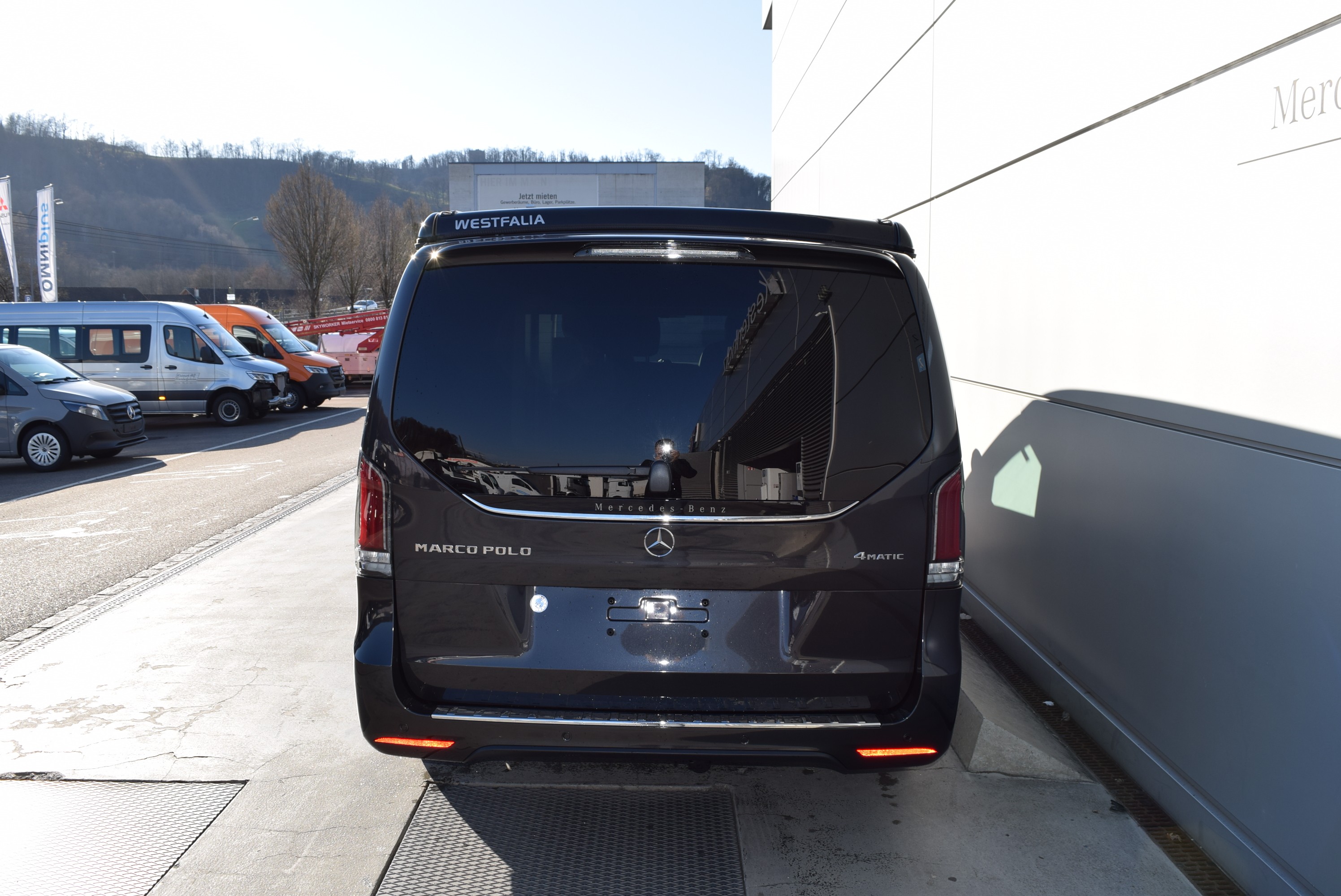 2 Cupholder aufsteckbar in Armlehnen hintenAEJ X5/1AEJ X5/2Abschliessbares HandschuhfachAirbag: Airbag BeifahrerAirbag: Airbag FahrerAirbag: Automatische Beifahrer-AirbagabschaltungAirbag: MittenairbagAirbag: Thorax-Pelvis-Sidebag BeifahrerAirbag: Thorax-Pelvis-Sidebag FahrerAirbag: Windowbags f&uuml;r Fahrer und BeifahrerAmbientebeleuchtung Marco Polo SchrankmodulAntiblockiersystem (ABS)Antriebsschlupfregelung (ASR)Assist: ATTENTION ASSISTAssist: Aktiver Abstands-Assistent DISTRONICAssist: Aktiver BremssassistentAssist: Aktiver Spurhalte-AssistentAssist: BerganfahrhilfeAssist: FahrerkameraAssist: HOLD-FunktionAssist: Intelligenter Geschwindigkeits-AssistentAssist: Mercedes-Benz NotrufsystemAssist: PRE-SAFEAssist: PannenmanagementAssist: Totwinkel-AssistentAufstelldachAufstelldach in Wagenfarbe lackiertAussensp.elektr.verst.-u.beheizb.m.integr.Blinkl.BEDIENUNGSANLEITUNG U. SERVICEHEFT-DEUTSCHBatterie zus&auml;tzlich f&uuml;r Nachr&uuml;st-VerbraucherBeleuchtete Spiegel f&uuml;r SonnenblendenBeleuchtung f&uuml;r Fussraum vorneBodenbelag Yachtoptik, hellColorverglasung im Fond, SchwarzglasDachbettDekor: DachverkleidungDekor: Innenhimmel PorzellanDekor: Zierelemente Klavierlackoptik, schwarzECO Start-Stopp-FunktionElektrik f&uuml;r Anh&auml;ngersteckdoseElektrische Fensterheber vorneElektronische ParkbremseElektronisches Stabilit&auml;ts-Programm (ESP)Fahrwerk: AGILITY CONTROL-FahrwerkFahrwerk: Allradantrieb permanentFahrzeug HVO f&auml;higFehlbetankungsschutzFenster hinten, links fest, rechts ausstellbarFenster in Heckklappe mit Wisch-/WaschanlageFenster vorn rechts, fest in Seitenwand/Schiebet&uuml;rGarantie: 3 Jahre oder 100 000 kmGenerator 14 V / 250 AGetriebe: 9G-TRONICGewichtsvariante 3.100 kgHaltegriffe f&uuml;r EinstiegHaupttank 70 LiterKindererkennung im Fahrzeug passivKlima: Halbautomatisch geregelt Klimaanlage TEMPMATICKlima: Klimaanlage halbautom. geregelt, TEMPMATIC im FondKomfort-DachbedieneinheitKomfortschliessungLackierung: Uni-Lackierung arktikweissLenkrad: LederlenkradLenkrad: Lenkrad in Neigung und H&ouml;he verstellbarLenkrad: MultifunktionslenkradLicht: Adaptives BremslichtLicht: AusstiegsleuchtenLicht: FahrlichtassistentLicht: Umfeldbeleuchtung HeckklappeMBAC - Mercedes-Benz Advanced ControlMarco PoloMedia: 2-Wege-Lautsprecher vorn und hintenMedia: Digitales Extra: Smartphone IntegrationMedia: Digitales Extra: Updates intell. Geschw.-AssistentMedia: Digitales Radio (DAB)Media: Kommunikationsmodul (LTE) f&uuml;r digitale DiensteMedia: MBUX Multimediasystem HighMedia: Vorr&uuml;stung NavigationMedia: Vorr&uuml;stung Remote Services PlusMedia: Widescreen CockpitMittelkonsole mit Staufach und Cupholder, mittlere Ausf&uuml;hrungModellpflegeNachtbeleuchtung FondPaket: Aerodynamik-PaketPaket: Park-Paket mit R&uuml;ckfahrkameraPaket: Spiegel-PaketAussenspiegel rechts und links automatisch heranklappbarInnenspiegel automatisch abblendbarLicht: Umfeldbeleuchtung in den AussenspiegelnParametrierbares SondermodulPolster: Stoff Santos schwarz MARCO POLOR&auml;der: Bereifung 235/55 R17 RFR&auml;der: KomfortbereifungR&auml;der: Reifendruck&uuml;berwachung an VA u. HA, drahtlosR&auml;der: SommerreifenSaugl&uuml;fter elektrisch Leistungsstufe 5Schiebefenster vorn links. in Seitenwand/Schiebet&uuml;rServolenkungSitze: Komfort-Beifahrersitz drehbarSitze: Komfort-Fahrersitz drehbarSitze: Lordosenst&uuml;tze BeifahrersitzSitze: Lordosenst&uuml;tze FahrersitzSitze: Sitzkissentiefenverstellung BeifahrerSitze: Sitzkissentiefenverstellung FahrerSitze: Sitzschienensystem mit SchnellverriegelungSitze: Staunetz BeifahrersitzlehneSitze: Staunetz FahrersitzlehneSteckdosen 12V f&uuml;r Sitzreihen Fond rechts u. linksStossf&auml;nger und Anbauteile in WagenfarbeTeppichboden im Fahrzeuginnenraum vorneTouchpadTrennrelais bei Batterie zus&auml;tzlichT&uuml;ren: Aktiver Feststeller Schiebet&uuml;rT&uuml;ren: HeckklappeT&uuml;ren: Kindersicherung an T&uuml;ren im FahrgastraumVliesbatterie 12 V/92 AhWarmluft-ZusatzheizungWarmluftkanal zum FahrgastraumWarndreieckWartungsintervall 40.000 kmW&auml;rmed&auml;mmendes Glas rundumZentralverriegelung mit FernbedienungZuheizer elektrischZulassung als Sonder-Kfz, WohnmobilZurr&ouml;sen f&uuml;r Sitzschienen, herausnehmbar Anh&auml;ngerkupplung Kugelkopf abnehmbarGewichtsvariante 3.200 kgKlima: Klimatisierungsautomatik THERMOTRONICMedia: Navigation zu MBUXSitze: Sitzheizung f&uuml;r BeifahrerSitze: Sitzheizung f&uuml;r FahrerT&uuml;ren: EASY-PACK-Heckklappe elektrischT&uuml;ren: Heckklappe mit separat zu &ouml;ffnender Heckscheibe