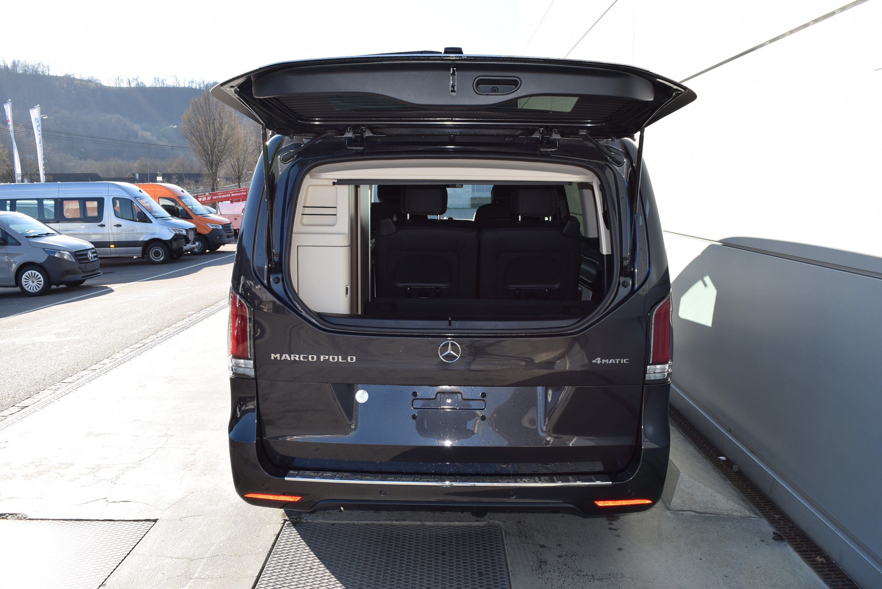 2 Cupholder aufsteckbar in Armlehnen hintenAEJ X5/1AEJ X5/2Abschliessbares HandschuhfachAirbag: Airbag BeifahrerAirbag: Airbag FahrerAirbag: Automatische Beifahrer-AirbagabschaltungAirbag: MittenairbagAirbag: Thorax-Pelvis-Sidebag BeifahrerAirbag: Thorax-Pelvis-Sidebag FahrerAirbag: Windowbags f&uuml;r Fahrer und BeifahrerAmbientebeleuchtung Marco Polo SchrankmodulAntiblockiersystem (ABS)Antriebsschlupfregelung (ASR)Assist: ATTENTION ASSISTAssist: Aktiver Abstands-Assistent DISTRONICAssist: Aktiver BremssassistentAssist: Aktiver Spurhalte-AssistentAssist: BerganfahrhilfeAssist: FahrerkameraAssist: HOLD-FunktionAssist: Intelligenter Geschwindigkeits-AssistentAssist: Mercedes-Benz NotrufsystemAssist: PRE-SAFEAssist: PannenmanagementAssist: Totwinkel-AssistentAufstelldachAufstelldach in Wagenfarbe lackiertAussensp.elektr.verst.-u.beheizb.m.integr.Blinkl.BEDIENUNGSANLEITUNG U. SERVICEHEFT-DEUTSCHBatterie zus&auml;tzlich f&uuml;r Nachr&uuml;st-VerbraucherBeleuchtete Spiegel f&uuml;r SonnenblendenBeleuchtung f&uuml;r Fussraum vorneBodenbelag Yachtoptik, hellColorverglasung im Fond, SchwarzglasDachbettDekor: DachverkleidungDekor: Innenhimmel PorzellanDekor: Zierelemente Klavierlackoptik, schwarzECO Start-Stopp-FunktionElektrik f&uuml;r Anh&auml;ngersteckdoseElektrische Fensterheber vorneElektronische ParkbremseElektronisches Stabilit&auml;ts-Programm (ESP)Fahrwerk: AGILITY CONTROL-FahrwerkFahrwerk: Allradantrieb permanentFahrzeug HVO f&auml;higFehlbetankungsschutzFenster hinten, links fest, rechts ausstellbarFenster in Heckklappe mit Wisch-/WaschanlageFenster vorn rechts, fest in Seitenwand/Schiebet&uuml;rGarantie: 3 Jahre oder 100 000 kmGenerator 14 V / 250 AGetriebe: 9G-TRONICGewichtsvariante 3.100 kgHaltegriffe f&uuml;r EinstiegHaupttank 70 LiterKindererkennung im Fahrzeug passivKlima: Halbautomatisch geregelt Klimaanlage TEMPMATICKlima: Klimaanlage halbautom. geregelt, TEMPMATIC im FondKomfort-DachbedieneinheitKomfortschliessungLackierung: Uni-Lackierung arktikweissLenkrad: LederlenkradLenkrad: Lenkrad in Neigung und H&ouml;he verstellbarLenkrad: MultifunktionslenkradLicht: Adaptives BremslichtLicht: AusstiegsleuchtenLicht: FahrlichtassistentLicht: Umfeldbeleuchtung HeckklappeMBAC - Mercedes-Benz Advanced ControlMarco PoloMedia: 2-Wege-Lautsprecher vorn und hintenMedia: Digitales Extra: Smartphone IntegrationMedia: Digitales Extra: Updates intell. Geschw.-AssistentMedia: Digitales Radio (DAB)Media: Kommunikationsmodul (LTE) f&uuml;r digitale DiensteMedia: MBUX Multimediasystem HighMedia: Vorr&uuml;stung NavigationMedia: Vorr&uuml;stung Remote Services PlusMedia: Widescreen CockpitMittelkonsole mit Staufach und Cupholder, mittlere Ausf&uuml;hrungModellpflegeNachtbeleuchtung FondPaket: Aerodynamik-PaketPaket: Park-Paket mit R&uuml;ckfahrkameraPaket: Spiegel-PaketAussenspiegel rechts und links automatisch heranklappbarInnenspiegel automatisch abblendbarLicht: Umfeldbeleuchtung in den AussenspiegelnParametrierbares SondermodulPolster: Stoff Santos schwarz MARCO POLOR&auml;der: Bereifung 235/55 R17 RFR&auml;der: KomfortbereifungR&auml;der: Reifendruck&uuml;berwachung an VA u. HA, drahtlosR&auml;der: SommerreifenSaugl&uuml;fter elektrisch Leistungsstufe 5Schiebefenster vorn links. in Seitenwand/Schiebet&uuml;rServolenkungSitze: Komfort-Beifahrersitz drehbarSitze: Komfort-Fahrersitz drehbarSitze: Lordosenst&uuml;tze BeifahrersitzSitze: Lordosenst&uuml;tze FahrersitzSitze: Sitzkissentiefenverstellung BeifahrerSitze: Sitzkissentiefenverstellung FahrerSitze: Sitzschienensystem mit SchnellverriegelungSitze: Staunetz BeifahrersitzlehneSitze: Staunetz FahrersitzlehneSteckdosen 12V f&uuml;r Sitzreihen Fond rechts u. linksStossf&auml;nger und Anbauteile in WagenfarbeTeppichboden im Fahrzeuginnenraum vorneTouchpadTrennrelais bei Batterie zus&auml;tzlichT&uuml;ren: Aktiver Feststeller Schiebet&uuml;rT&uuml;ren: HeckklappeT&uuml;ren: Kindersicherung an T&uuml;ren im FahrgastraumVliesbatterie 12 V/92 AhWarmluft-ZusatzheizungWarmluftkanal zum FahrgastraumWarndreieckWartungsintervall 40.000 kmW&auml;rmed&auml;mmendes Glas rundumZentralverriegelung mit FernbedienungZuheizer elektrischZulassung als Sonder-Kfz, WohnmobilZurr&ouml;sen f&uuml;r Sitzschienen, herausnehmbar Anh&auml;ngerkupplung Kugelkopf abnehmbarGewichtsvariante 3.200 kgKlima: Klimatisierungsautomatik THERMOTRONICMedia: Navigation zu MBUXSitze: Sitzheizung f&uuml;r BeifahrerSitze: Sitzheizung f&uuml;r FahrerT&uuml;ren: EASY-PACK-Heckklappe elektrischT&uuml;ren: Heckklappe mit separat zu &ouml;ffnender Heckscheibe