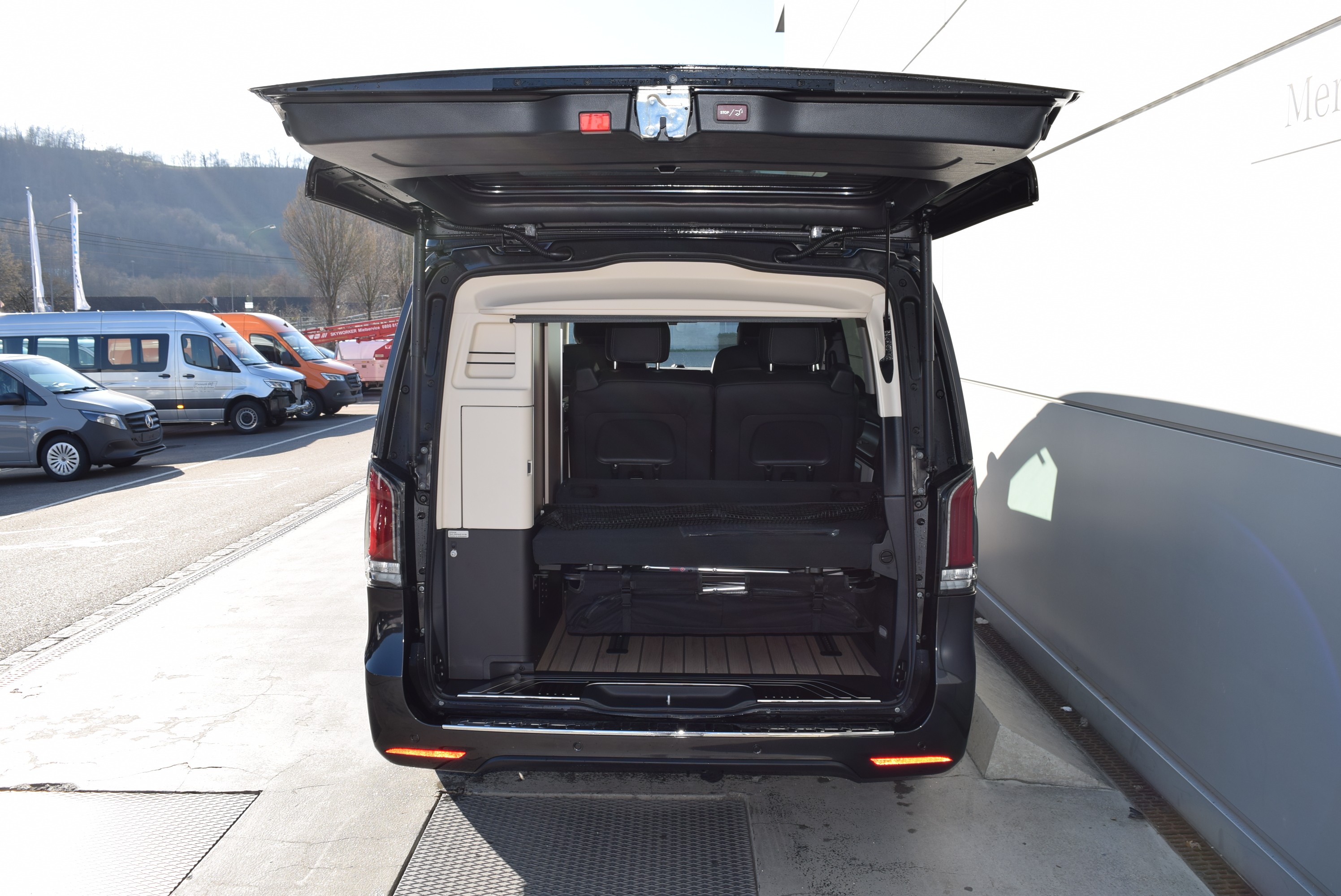 2 Cupholder aufsteckbar in Armlehnen hintenAEJ X5/1AEJ X5/2Abschliessbares HandschuhfachAirbag: Airbag BeifahrerAirbag: Airbag FahrerAirbag: Automatische Beifahrer-AirbagabschaltungAirbag: MittenairbagAirbag: Thorax-Pelvis-Sidebag BeifahrerAirbag: Thorax-Pelvis-Sidebag FahrerAirbag: Windowbags f&uuml;r Fahrer und BeifahrerAmbientebeleuchtung Marco Polo SchrankmodulAntiblockiersystem (ABS)Antriebsschlupfregelung (ASR)Assist: ATTENTION ASSISTAssist: Aktiver Abstands-Assistent DISTRONICAssist: Aktiver BremssassistentAssist: Aktiver Spurhalte-AssistentAssist: BerganfahrhilfeAssist: FahrerkameraAssist: HOLD-FunktionAssist: Intelligenter Geschwindigkeits-AssistentAssist: Mercedes-Benz NotrufsystemAssist: PRE-SAFEAssist: PannenmanagementAssist: Totwinkel-AssistentAufstelldachAufstelldach in Wagenfarbe lackiertAussensp.elektr.verst.-u.beheizb.m.integr.Blinkl.BEDIENUNGSANLEITUNG U. SERVICEHEFT-DEUTSCHBatterie zus&auml;tzlich f&uuml;r Nachr&uuml;st-VerbraucherBeleuchtete Spiegel f&uuml;r SonnenblendenBeleuchtung f&uuml;r Fussraum vorneBodenbelag Yachtoptik, hellColorverglasung im Fond, SchwarzglasDachbettDekor: DachverkleidungDekor: Innenhimmel PorzellanDekor: Zierelemente Klavierlackoptik, schwarzECO Start-Stopp-FunktionElektrik f&uuml;r Anh&auml;ngersteckdoseElektrische Fensterheber vorneElektronische ParkbremseElektronisches Stabilit&auml;ts-Programm (ESP)Fahrwerk: AGILITY CONTROL-FahrwerkFahrwerk: Allradantrieb permanentFahrzeug HVO f&auml;higFehlbetankungsschutzFenster hinten, links fest, rechts ausstellbarFenster in Heckklappe mit Wisch-/WaschanlageFenster vorn rechts, fest in Seitenwand/Schiebet&uuml;rGarantie: 3 Jahre oder 100 000 kmGenerator 14 V / 250 AGetriebe: 9G-TRONICGewichtsvariante 3.100 kgHaltegriffe f&uuml;r EinstiegHaupttank 70 LiterKindererkennung im Fahrzeug passivKlima: Halbautomatisch geregelt Klimaanlage TEMPMATICKlima: Klimaanlage halbautom. geregelt, TEMPMATIC im FondKomfort-DachbedieneinheitKomfortschliessungLackierung: Uni-Lackierung arktikweissLenkrad: LederlenkradLenkrad: Lenkrad in Neigung und H&ouml;he verstellbarLenkrad: MultifunktionslenkradLicht: Adaptives BremslichtLicht: AusstiegsleuchtenLicht: FahrlichtassistentLicht: Umfeldbeleuchtung HeckklappeMBAC - Mercedes-Benz Advanced ControlMarco PoloMedia: 2-Wege-Lautsprecher vorn und hintenMedia: Digitales Extra: Smartphone IntegrationMedia: Digitales Extra: Updates intell. Geschw.-AssistentMedia: Digitales Radio (DAB)Media: Kommunikationsmodul (LTE) f&uuml;r digitale DiensteMedia: MBUX Multimediasystem HighMedia: Vorr&uuml;stung NavigationMedia: Vorr&uuml;stung Remote Services PlusMedia: Widescreen CockpitMittelkonsole mit Staufach und Cupholder, mittlere Ausf&uuml;hrungModellpflegeNachtbeleuchtung FondPaket: Aerodynamik-PaketPaket: Park-Paket mit R&uuml;ckfahrkameraPaket: Spiegel-PaketAussenspiegel rechts und links automatisch heranklappbarInnenspiegel automatisch abblendbarLicht: Umfeldbeleuchtung in den AussenspiegelnParametrierbares SondermodulPolster: Stoff Santos schwarz MARCO POLOR&auml;der: Bereifung 235/55 R17 RFR&auml;der: KomfortbereifungR&auml;der: Reifendruck&uuml;berwachung an VA u. HA, drahtlosR&auml;der: SommerreifenSaugl&uuml;fter elektrisch Leistungsstufe 5Schiebefenster vorn links. in Seitenwand/Schiebet&uuml;rServolenkungSitze: Komfort-Beifahrersitz drehbarSitze: Komfort-Fahrersitz drehbarSitze: Lordosenst&uuml;tze BeifahrersitzSitze: Lordosenst&uuml;tze FahrersitzSitze: Sitzkissentiefenverstellung BeifahrerSitze: Sitzkissentiefenverstellung FahrerSitze: Sitzschienensystem mit SchnellverriegelungSitze: Staunetz BeifahrersitzlehneSitze: Staunetz FahrersitzlehneSteckdosen 12V f&uuml;r Sitzreihen Fond rechts u. linksStossf&auml;nger und Anbauteile in WagenfarbeTeppichboden im Fahrzeuginnenraum vorneTouchpadTrennrelais bei Batterie zus&auml;tzlichT&uuml;ren: Aktiver Feststeller Schiebet&uuml;rT&uuml;ren: HeckklappeT&uuml;ren: Kindersicherung an T&uuml;ren im FahrgastraumVliesbatterie 12 V/92 AhWarmluft-ZusatzheizungWarmluftkanal zum FahrgastraumWarndreieckWartungsintervall 40.000 kmW&auml;rmed&auml;mmendes Glas rundumZentralverriegelung mit FernbedienungZuheizer elektrischZulassung als Sonder-Kfz, WohnmobilZurr&ouml;sen f&uuml;r Sitzschienen, herausnehmbar Anh&auml;ngerkupplung Kugelkopf abnehmbarGewichtsvariante 3.200 kgKlima: Klimatisierungsautomatik THERMOTRONICMedia: Navigation zu MBUXSitze: Sitzheizung f&uuml;r BeifahrerSitze: Sitzheizung f&uuml;r FahrerT&uuml;ren: EASY-PACK-Heckklappe elektrischT&uuml;ren: Heckklappe mit separat zu &ouml;ffnender Heckscheibe
