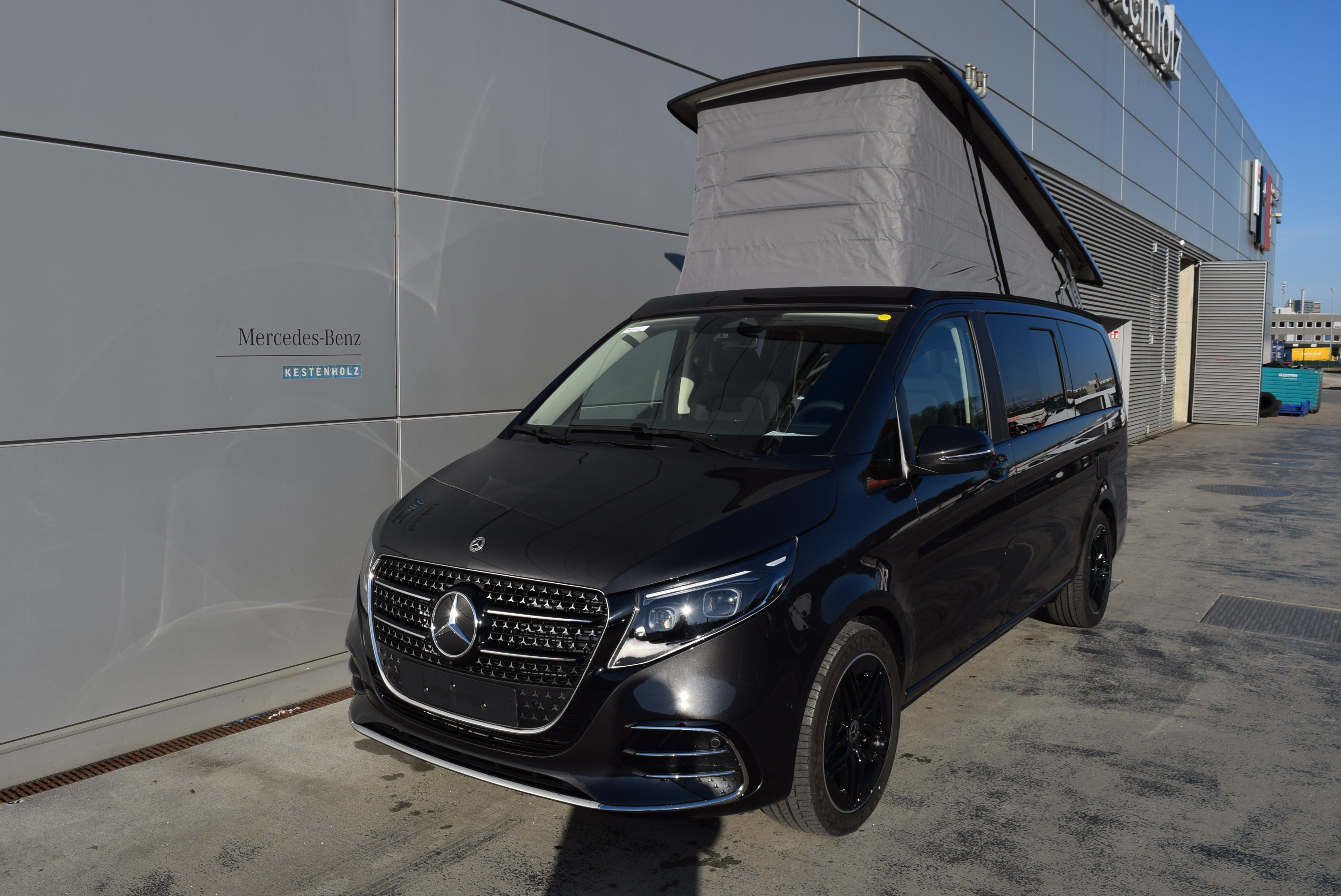 2 Cupholder aufsteckbar in Armlehnen hintenAEJ X5/1AEJ X5/2Abschliessbares HandschuhfachAirbag: Airbag BeifahrerAirbag: Airbag FahrerAirbag: Automatische Beifahrer-AirbagabschaltungAirbag: MittenairbagAirbag: Thorax-Pelvis-Sidebag BeifahrerAirbag: Thorax-Pelvis-Sidebag FahrerAirbag: Windowbags f&uuml;r Fahrer und BeifahrerAmbientebeleuchtung Marco Polo SchrankmodulAntiblockiersystem (ABS)Antriebsschlupfregelung (ASR)Assist: ATTENTION ASSISTAssist: Aktiver Abstands-Assistent DISTRONICAssist: Aktiver BremssassistentAssist: Aktiver Spurhalte-AssistentAssist: BerganfahrhilfeAssist: FahrerkameraAssist: HOLD-FunktionAssist: Intelligenter Geschwindigkeits-AssistentAssist: Mercedes-Benz NotrufsystemAssist: PRE-SAFEAssist: PannenmanagementAssist: Totwinkel-AssistentAufstelldachAufstelldach in Wagenfarbe lackiertAussensp.elektr.verst.-u.beheizb.m.integr.Blinkl.BEDIENUNGSANLEITUNG U. SERVICEHEFT-DEUTSCHBatterie zus&auml;tzlich f&uuml;r Nachr&uuml;st-VerbraucherBeleuchtete Spiegel f&uuml;r SonnenblendenBeleuchtung f&uuml;r Fussraum vorneBodenbelag Yachtoptik, hellColorverglasung im Fond, SchwarzglasDachbettDekor: DachverkleidungDekor: Innenhimmel PorzellanDekor: Zierelemente Klavierlackoptik, schwarzECO Start-Stopp-FunktionElektrik f&uuml;r Anh&auml;ngersteckdoseElektrische Fensterheber vorneElektronische ParkbremseElektronisches Stabilit&auml;ts-Programm (ESP)Fahrwerk: AGILITY CONTROL-FahrwerkFahrwerk: Allradantrieb permanentFahrzeug HVO f&auml;higFehlbetankungsschutzFenster hinten, links fest, rechts ausstellbarFenster in Heckklappe mit Wisch-/WaschanlageFenster vorn rechts, fest in Seitenwand/Schiebet&uuml;rGarantie: 3 Jahre oder 100 000 kmGenerator 14 V / 250 AGetriebe: 9G-TRONICGewichtsvariante 3.100 kgHaltegriffe f&uuml;r EinstiegHaupttank 70 LiterKindererkennung im Fahrzeug passivKlima: Halbautomatisch geregelt Klimaanlage TEMPMATICKlima: Klimaanlage halbautom. geregelt, TEMPMATIC im FondKomfort-DachbedieneinheitKomfortschliessungLackierung: Uni-Lackierung arktikweissLenkrad: LederlenkradLenkrad: Lenkrad in Neigung und H&ouml;he verstellbarLenkrad: MultifunktionslenkradLicht: Adaptives BremslichtLicht: AusstiegsleuchtenLicht: FahrlichtassistentLicht: Umfeldbeleuchtung HeckklappeMBAC - Mercedes-Benz Advanced ControlMarco PoloMedia: 2-Wege-Lautsprecher vorn und hintenMedia: Digitales Extra: Smartphone IntegrationMedia: Digitales Extra: Updates intell. Geschw.-AssistentMedia: Digitales Radio (DAB)Media: Kommunikationsmodul (LTE) f&uuml;r digitale DiensteMedia: MBUX Multimediasystem HighMedia: Vorr&uuml;stung NavigationMedia: Vorr&uuml;stung Remote Services PlusMedia: Widescreen CockpitMittelkonsole mit Staufach und Cupholder, mittlere Ausf&uuml;hrungModellpflegeNachtbeleuchtung FondPaket: Aerodynamik-PaketPaket: Park-Paket mit R&uuml;ckfahrkameraPaket: Spiegel-PaketAussenspiegel rechts und links automatisch heranklappbarInnenspiegel automatisch abblendbarLicht: Umfeldbeleuchtung in den AussenspiegelnParametrierbares SondermodulPolster: Stoff Santos schwarz MARCO POLOR&auml;der: Bereifung 235/55 R17 RFR&auml;der: KomfortbereifungR&auml;der: Reifendruck&uuml;berwachung an VA u. HA, drahtlosR&auml;der: SommerreifenSaugl&uuml;fter elektrisch Leistungsstufe 5Schiebefenster vorn links. in Seitenwand/Schiebet&uuml;rServolenkungSitze: Komfort-Beifahrersitz drehbarSitze: Komfort-Fahrersitz drehbarSitze: Lordosenst&uuml;tze BeifahrersitzSitze: Lordosenst&uuml;tze FahrersitzSitze: Sitzkissentiefenverstellung BeifahrerSitze: Sitzkissentiefenverstellung FahrerSitze: Sitzschienensystem mit SchnellverriegelungSitze: Staunetz BeifahrersitzlehneSitze: Staunetz FahrersitzlehneSteckdosen 12V f&uuml;r Sitzreihen Fond rechts u. linksStossf&auml;nger und Anbauteile in WagenfarbeTeppichboden im Fahrzeuginnenraum vorneTouchpadTrennrelais bei Batterie zus&auml;tzlichT&uuml;ren: Aktiver Feststeller Schiebet&uuml;rT&uuml;ren: HeckklappeT&uuml;ren: Kindersicherung an T&uuml;ren im FahrgastraumVliesbatterie 12 V/92 AhWarmluft-ZusatzheizungWarmluftkanal zum FahrgastraumWarndreieckWartungsintervall 40.000 kmW&auml;rmed&auml;mmendes Glas rundumZentralverriegelung mit FernbedienungZuheizer elektrischZulassung als Sonder-Kfz, WohnmobilZurr&ouml;sen f&uuml;r Sitzschienen, herausnehmbar Anh&auml;ngerkupplung Kugelkopf abnehmbarGewichtsvariante 3.200 kgKlima: Klimatisierungsautomatik THERMOTRONICMedia: Navigation zu MBUXSitze: Sitzheizung f&uuml;r BeifahrerSitze: Sitzheizung f&uuml;r FahrerT&uuml;ren: EASY-PACK-Heckklappe elektrischT&uuml;ren: Heckklappe mit separat zu &ouml;ffnender Heckscheibe