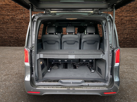 [all]Werksgarantie bis 16.06.2028 / Gratisservice 10 Jahre oder 100'000 Km, Reparaturservice 3 Jahre oder 100'000 Km ab 1.Inv. / zzgl. Ablieferungspauschale CHF 540.- // Er bietet Platz f&uuml;r bis zu 7 Personen[/all]


[all]


[/all]&nbsp; AdBlue-Tank 24 lAirbag: Airbag Fahrer und BeifahrerAirbag:Thorax Seitenairbag f&uuml;r Fahrer und BeifahrerAirbag:Window-Kopfairbag f&uuml;r Fahrer und BeifahrerAntiblockiersystem (ABS)Assist: ATTENTION ASSIST (Aufmerksamkeitsassistent)Assist: Abstandsregel-Tempomat DISTRONIC PLUSAssist: Antriebs-Schlupf-Regelung (ASR)Assist: COLLISION PREVENTION ASSISTAssist: Elektronisches Stabilit&auml;ts-Programm (ESP&reg;)Assist: Feststellbremse elektrischAssist: SeitenwindassistentAssist: Serviceintervallanzeige ASSYST mit WartungsrechnerAssist:ADAPTIVE BRAKE, Trockenbremsen bei N&auml;sse und BerganfahrhilfeAssist:Aktiver Park-Assistent, automatisches Einparken in Parkpl&auml;tze l&auml;ngs und quer zurAssist:Bremsassistent BAS mit Bremskraftunterst&uuml;tzung bei erkannten NotbremsungenAssist:Bremsbelagverschleiss-Warnanzeige durch Kontrollleuchte f&uuml;r VorderachsbremsenAssist:Crashaktive PedalanlageAssist:Fl&uuml;ssigkeitsstand-Warnanzeige f&uuml;r Kraftstoff, &Ouml;l, K&uuml;hlwasser und ScheibenwaschwasserAssist:Heizung f&uuml;r ScheibenwaschanlageAssist:Mercedes-Benz Notrufsystem und PannenmanagmentAssist:Reifenluftdruck&uuml;berwachungAssist:Scheibenwischer mit Regensensor und Tipp-WischfunktionAssist:SeitenaufprallschutzAssist:Warnsummer und Warnanzeige im Kombiinstrument f&uuml;r nicht angegurteten Fahrer undAussenspiegel, beheizt, von innen elektrisch einstellbar und in Wagenfarbe lackiert,AussentemperaturanzeigeBordkantenzierstab und Chromzierelement am HeckDekor:Innenhimmel DINAMICA, porzellanDekor:L&uuml;ftungsd&uuml;sen verchromt inklusive Label &laquo;EXCLUSIVE&raquo;DieselpartikelfilterEASY-PACK-Heckklappe mit elektrischerElektrik f&uuml;r Anh&auml;ngersteckdoseFahrwerk:Allradantrieb permanent, 4MATICFahrwerk:Direktlenkung mit geschwindigkeitsabh&auml;ngiger Lenkkraftunterst&uuml;tzung und variablerFahrwerk:Sportfahrwerk mit TieferlegungFenster fest hintenFenster fest vorne links und rechts im FahrgastraumFensterheber elektrisch mit Komfortbet&auml;tigung und EinklemmschutzGarantie: 3 Jahre oder 100'000 kmGetriebe:9G-TRONIC inklusive DIRECT SELECT W&auml;hlhebel und Lenkradschaltpaddles, AGILITYGlas-Schiebe-/Hebedach elektrisch, Panoramadach fest mit automatischer Regenschliessung,Handschuhfach abschliessbar und beleuchtetHeckscheibe heizbar mit ZeitsteuerungKlima:Klimaanlage halbautom. geregelt, TEMPMATIC im FondKlima:Klimatisierungsautomatik THERMOTRONIC mit 2 Zonen inklusive Motorrestw&auml;rmeausnutzung,Kombiinstrument mit Multifunktions-Kraftstoffbeh&auml;lter gross 70 lLackierung: Metallic-LackierungLenkrad: Lenkrad in Neigung und H&ouml;he verstellbarLenkrad:12-Tasten-Multifunktionslenkrad in Leder im 3-Speichen-Design mit 2 ChromspangenLicht: Fahrlichtassistent (automatisches Fahrlicht)Licht:Adaptives Bremslicht blinkendLicht:Ambientebeleuchtung, vorne unter den Zierelementen und in den Schiebet&uuml;ren,Licht:Ausstiegsleuchten in den Seitent&uuml;renLicht:Blinker mit Komfort-Tipp-SchaltungLicht:Einstiegsschienen beleuchtet in Schiebet&uuml;renLicht:Reflexionsscheinwerfer H7 inkl. TagfahrlichtLuftzuheizer elektrisch in Frontheizung (PTC-Element)Media: Akustik-PaketMedia: Burmester Surround SoundsystemMedia: Digitales Radio (DAB)Media:Erweiterte Konnektivit&auml;t. 3 Jahre Laufzeit inklusiveMedia:Komm.-Modul LTE f&uuml;r digitale DiensteMedia:Multimediasystem MBUX 10.25 Zoll, Navigation und DAB+Media:Radioantenne in Winschutzscheibe integriertMittelkonsole mit K&uuml;hlfachMittelkonsole mit StaufachPaket: Fahrassistenz-PaketPaket: Park-Paket mit 360 -KameraPaket:Design-Paket Interieur mit AVANTGARDEPaket:Spiegel-Paket, bestehend aus Aussen- und Innenspiegel automatisch abblendbar,Polster: Polsterung Leder NappaReiserechner im Multifunktionsdisplay mit MomentanverbrauchsanzeigeR&auml;der: Leichtmetallr&auml;der im 16-Speichen-Design 8,0x19JR&auml;der:Stahlfelgen mit Radvollabdeckungen 6,5Jx17Sitze: Beifahrersitz elektrisch verstellbar mit MemorySitze: Beifahrersitz heizbarSitze: Fahrersitz elektrisch verstellbar mit MemorySitze: Fahrersitz heizbarSitze: Lordosenst&uuml;tze BeifahrersitzSitze: Lordosenst&uuml;tze FahrersitzSitze:4 Einzelsitze im FondSitze:ISOFIX Kindersitzbefestigung im FondSitze:Komfortsitze Fahrer/BeifahrerSitze:Sicherheitsgurte 3-Punkt inklusive Gurth&ouml;henanpassung mechanisch, Komfort-Automatik,Sonnenblenden mit Kosmetikspiegel und Kartenhalter, beleuchtet und seitlichStaunetz Fahrer- und BeifahrersitzlehneSteckdosen 12V im Fond links und rechtsT&uuml;ren: Heckklappe mit Fenster inkl. Heckscheibenheizung und Wisch-WaschanlageT&uuml;ren: Kindersicherung mechanisch in den Schiebet&uuml;renT&uuml;ren: Schiebet&uuml;re links und rechtsT&uuml;ren:Elektrische Bet&auml;tigung f&uuml;r Schiebet&uuml;r linksT&uuml;ren:Elektrische Bet&auml;tigung f&uuml;r Schiebet&uuml;r rechtsT&uuml;ren:Heckklappe mit separat zu &ouml;ffnende HeckscheibeVerbandstascheVliesbatterie 12 V, 92 AhWarmluftkanal zum FahrgastraumWarmwasser-Zusatzheizung als Standheizung und Standbel&uuml;ftungWarndreieckWegfahrsperre elektronisch inklusive Schliessanlage mit 3-Kanal-Funk-FernbedienungW&auml;rmed&auml;mmendes Glass rundumZentralverriegelung mit Innenschalter, automatischer Verriegelung (abschaltbar) undZusatzw&auml;rmetauscher mit Luftf&uuml;hrung, 3-stufiges Gebl&auml;se Fahrgastraum