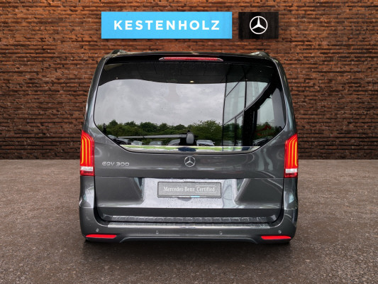 [all]12 Monate Garantie / Gratisservice 10 Jahre oder 100'000 Km ab 1.Inv. / zzgl. Ablieferungspauschale CHF 540.- // Er bietet Platz f&uuml;r bis zu 7 Personen[/all]


[all]


[/all]&nbsp; Airbag: Airbag Beifahrer deaktivierbarAirbag: Airbag Fahrer und BeifahrerAirbag: Head-/Thorax-SidebagsAirbag: Seiten- und Beckenairbag (Pelvisbag)Akustischer UmfeldschutzAntiblockiersystem (ABS)Assist: ATTENTION ASSIST (Aufmerksamkeitsassistent)Assist: Aktiver BremssassistentAssist: BerganfahrhilfeAssist: Elektronisches Stabilit&auml;ts-Programm (ESP&reg;)Assist: Geschwindigkeitsbegrenzung 140 km/hAssist: R&uuml;ckfahrkameraAssist: SpurhalteassistentAssist: Tempomat mit GeschwindigkeitsbegrenzerAssist: Totwinkel-AssistentAssist: VerkehrszeichenerkennungAussenspiegel rechts und links beheizt,Beleuchtung im Haltegriff Fond mit LesespotBlinker in AussenspiegelDekor: Dachhimmel in Stoff kristallgrauDekor: Zierelemente DoppelstreifenoptikDekor: Zierelemente in Klavierlack-Optik schwarzEinstiegsschienen beleuchtetFussraumbeleuchtung vorneHeckscheibe separat zu &ouml;ffnenInnenraumbeleuchtungKlima: Vorklimatisierung des FahrzeugsKombiinstrument mit FarbdisplayKomfort&ouml;ffnung und -schliessung mit IR-FernbedienungLackierung: Uni-LackierungLadekabel Mode 3 (Typ 2, 3 x 20A), 5 mLenkrad l&auml;ngs- und h&ouml;henverstellbarLenkrad:Multifunktionslenkrad in LederLicht: AmbientebeleuchtungLicht: Drittes BremslichtLicht: Fahrlichtassistent (automatisches Fahrlicht)Licht: LED Intelligent Light SystemMBUX Multimediasystem mit 10,25-Zoll-Media: Digitaler Radioempfang (DAB/DAB+)Media: NavigationssystemMedia: Real Time Traffic InformationPaket: Park-PaketPaket: Spiegel-PaketPaket: Standard-Fahrassistenz-PaketPolster: Polster LederRegensensor f&uuml;r Scheibenwischer vorneR&auml;der: Leichtmetallr&auml;der im 20-Speichen-Design 17JServolenkungSitze: 4 Einzelsitze im FondSitze: Einzelsitz 1. Reihe links und rechtsSitze: Einzelsitz 2. Reihe links und rechtsSitze: Gurtwarneinrichtung f&uuml;r Fahrer- und BeifahrersitzSitze: Komfort-BeifahrersitzSitze: KomfortsitzeSitze: Sicherheitsgurte auf allen Pl&auml;tzenSitze: Sitzheizung f&uuml;r Fahrer und BeifahrerT&uuml;ren: Schiebet&uuml;re links und rechtsVliesbatterie 12 V, 92 AhWarndreieckWegfahrsperre elektronischW&auml;rmed&auml;mmendes Glass rundum Assist: Geschwindigkeitsbegrenzung 160 km/hDachreling eloxiertDachtr&auml;gerDekor: Instrumententafel in Lederoptik mit ZiernahtElektrisches Glasschiebe-/Hebedach vorneKlima: 2-Zonen Klimatisierungsautomatik THERMOTRONICKlima: Klimatisierungsautomatik hintenLackierung: Metallic-LackierungLaderaumunterteilungMedia: Burmester Surround SoundsystemMedia: Media Interface Kabel KitMedia: Smartphone IntergrationspaketMittelkonsole mit RolloPaket: EQV Design-Paket ExterieurAMG AbrisskanteAbgedunkelte Seiten- und HeckscheibeAussenspiegel in schwarzHecksch&uuml;rzeLicht: LED Intelligent Light System schwarzR&auml;der: Leichtmetallr&auml;der im 5-Doppelspeichen-Design 17JSeitenschwellerPaket: Park-Paket mit 360 -KameraSchiebet&uuml;re links elektrischSchiebet&uuml;re rechts elektrischSitze: 3er Sitzbank Komfort 2. Reihe, &auml;usserer Sitz klappbarSitze: Lordosenst&uuml;tze FahrersitzStaunetze an R&uuml;ckenlehnen der Einzelsitze im FondTisch im FondTisch-Paket