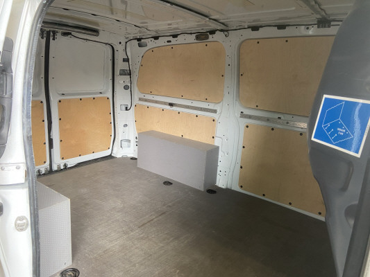 [all]Werksgarantie bis 18.08.2027 / Gratisservice 10 Jahre oder 100'000 Km, Reparaturservice 3 Jahre oder 100'000 Km ab 1.Inv. / zzgl. Ablieferungspauschale CHF 540.- // Er bietet Platz f&uuml;r bis zu 3 Pl&auml;tze[/all]


[all]
DIGITALES RADIO (DAB),Elektrik f&uuml;r Anh&auml;ngersteckdose,Vorr&uuml;stung Navigation,MBUX Multimediasystem,Au&szlig;enspiegel heizbar und elektrisch verstellbar,Kastenwagen,Heckkamera nicht einklappbar,Klimazone 1,Totwinkel-Assistent,Aktiver Spurhalte-Assistent,Park-Paket mit R&uuml;ckfahrkamera,Fahrlichtassistent,ECO Start-Stopp-Funktion,TEMPOMAT,Beifahrersitz Zweisitzer,Stoff Caluma schwarz,Heckt&uuml;ren, zweifl&uuml;gelig, &Ouml;ffnung bis Seitenwand,Gewichtsvariante 3.000 kg,PRO
[/all]&nbsp; Abschliessbares HandschuhfachAirbag: Airbag BeifahrerAirbag: Airbag FahrerseiteAntiblockiersystem (ABS)Assist: ATTENTION ASSISTAssist: Aktiver BremssassistentAssist: Aktiver Spurhalte-AssistentAssist: BerganfahrhilfeAssist: Feststellbremse elektrischAssist: HOLD-FunktionAssist: Intelligenter Geschwindigkeits-AssistentAssist: Mercedes-Benz NotrufsystemAssist: PannenmanagementAssist: R&uuml;ckfahrkameraAssist: TempomatAssist: Totwinkel-AssistentAussenspiegel heizbar und elektrisch verstellbarBefestigungspunkte im DachrahmenDekor:Innenverkleidung Laderaum, seitlichECO Start-Stopp-FunktionEMISSIONSKLASSE EURO 6e RDE5 N1 GR.III/N2Elektrik f&uuml;r Anh&auml;ngersteckdoseElektrische Fensterheber vorneElektronisches Stabilit&auml;ts-Programm (ESP)Fahrwerk: Allradantrieb permanentFahrwerk: BasisfahrwerkGarantie: 3 Jahre oder 100 000 kmGenerator 14 V / 250 AGeschwindigkeitsbegrenzung 210 km/hGetriebe: 9G-TRONICGewichtsvariante 2.800 kgHaupttank 70 LiterKlima: Halbautomatisch geregelt Klimaanlage TEMPMATICKomfortschliessungLackierung: Uni-Lackierung arktikweissLenkrad: Lenkrad in Neigung und H&ouml;he verstellbarLenkrad: MultifunktionslenkradLicht: Adaptives BremslichtLicht: FahrlichtassistentLicht: Scheinwerfer HalogenMedia: 2-Wege-Lautsprecher vornMedia: Digitales Extra: Updates intell. Geschw.-AssistentMedia: Digitales Radio (DAB)Media: Kombiinstrument mit FarbdisplayMedia: Kommunikationsmodul (LTE) f&uuml;r digitale DiensteMedia: MBUX MultimediasystemMedia: Vorr&uuml;stung NavigationMedia: Vorr&uuml;stung Remote Services PlusModellpflegeMulti-Tasten FunkfernbedienungPROPolster: Stoff Caluma schwarzR&auml;der: Bereifung 225/55 R17R&auml;der: RadvollabdeckungR&auml;der: Reifendruck&uuml;berwachung an VA u. HA, drahtlosR&auml;der: SommerreifenR&auml;der: Stahlr&auml;der 6,5 J x 17ServolenkungSitze: Komfort-BeifahrersitzSitze: Komfort-FahrersitzSitze: Lordosenst&uuml;tze BeifahrersitzSitze: Lordosenst&uuml;tze FahrersitzSitze: Sitzkissentiefenverstellung BeifahrerSitze: Sitzkissentiefenverstellung FahrerTrennwand durchgehendT&uuml;ren: HeckklappeVliesbatterie 12 V/92 AhWarndreieckWartungsintervall 40.000 kmWegfahrsperre elektronischW&auml;rmed&auml;mmendes Glas rundumZentralverriegelungZwei Cupholder
