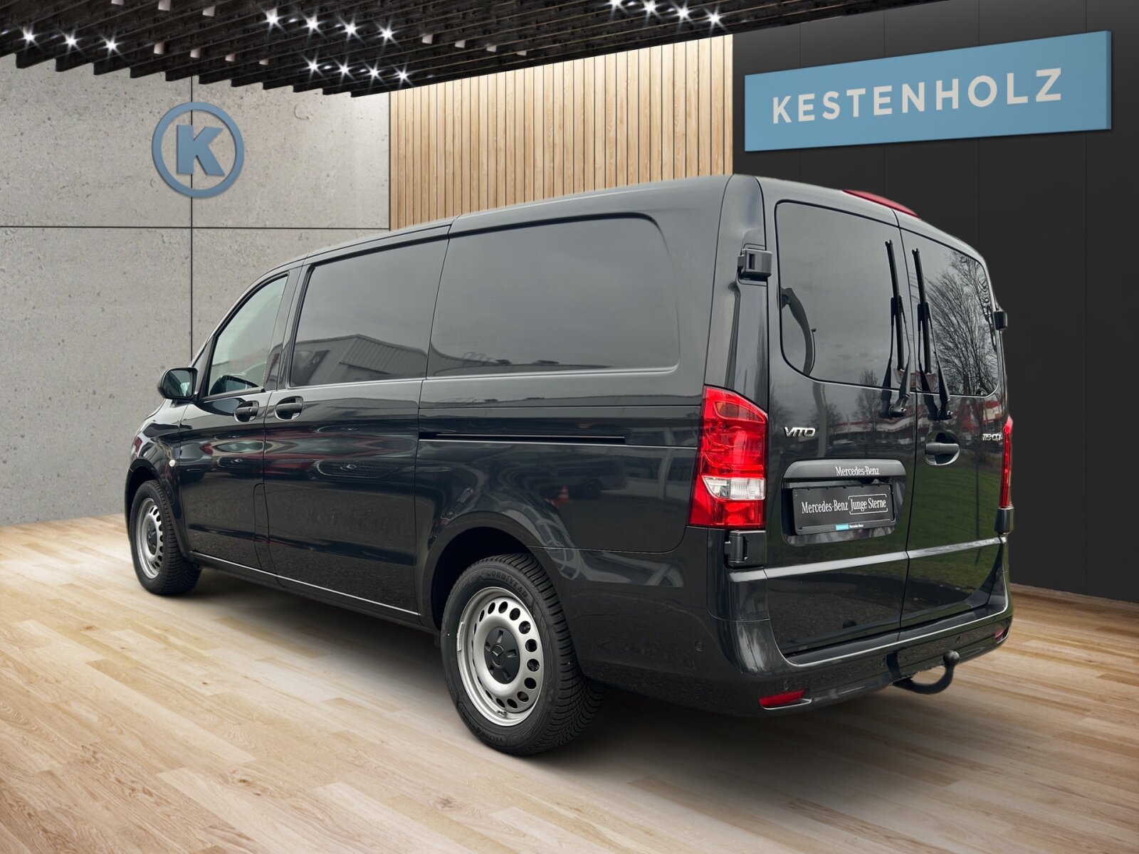Ausstattungslinien und -Pakete:  BlueEFFICIENCY-Paket:  Chrom Interieur-Paket:  Modellgeneration 2,   Paket BAUSTELLE,   Park-Paket mit Rückfahrkamera:  Pro,   Spiegel-Paket Vito:Exterieur:  Anhängelast 2500 kg:  Anhängerkupplung Kugelkopf fest:  Außenspiegel elektrisch heranklappbar:  Außenspiegel heizbar und elektrisch verstellbar,   Baureihe C447 Vito/V-Klasse:  Befestigungspunkte im Dachrahmen,   CO2-optimierte Bremsanlage,   Fenster in Heckklappe mit Wisch- und Waschanlage,   Generator 14 V / 250 A:  Gewichtsvariante 2.800 kg:  Haupttank 70 Liter:  Heckkamera nicht einklappbar,   Hecktür zweiflügelig 180 Grad ohne Fenster:  Heizung für Scheibenwaschanlage:  Kastenwagen:  Komplettfahrzeug,   Kühlergrill verchromt,   Metallic-Lack:  Multibeam LED: Fernlichtassistent Adaptive plus,   Radstand 3200 mm, Überhang lang,   Reserverad mit Wagenheber,   Schiebetür links:  Schweißmuttern Seitenwand für Ausbauten,   Stahlräder 6,5 J x 17,   Steuercode Umstellung WLTP,   Steuercode Zertifizierung II,   Stoßfänger und Anbauteile in Wagenfarbe lackiertInterieur:  Beifahrersitz Zweisitzer:  Digitaler Innenspiegel,   Holzfußboden,   Innenverkleidung Laderaum, obere Felder,   Innenverkleidung Laderaum, seitlich,   Klimatisierungsautomatik Thermotronic:  Komfort Fahrersitz:  Lastenverankerungsschienensystem,   LED-Lichtband im Laderaum:  Lederlenkrad:  Linkslenker,   Lordosenstütze Fahrersitz,   Sitzbelegungserkennung Fahrersitz:  Sitzheizung für Beifahrer:  Sitzheizung für Fahrer:  Sitzkissentiefenverstellung Fahrer,   Stoff Caluma schwarz,   Trennwand durchgehend:  Zurrschienen Seitenwand an BrüstungsgurtMultimedia:  2-Wege-Lautsprecher vorne,   Digitales Extra: Festplatten-Navigation,   Digitales Extra: Remote Services Plus,   Digitales Extra: Smartphone Integration,   Digitales Radio (DAB):  Kommunikationsmodul (LTE) für digitale Dienste:  Live Traffic Information,   MBUX Multimediasystem:  Mercedes-Benz Notrufsystem:Komfort und Umwelt:  9G-TRONIC:  Abgasreinigung SCR Generation 4,   Aktiver Spurhalte-Assistent:  Attention Assist:  Berganfahrhilfe:  Colorverglasung im Fond, Schwarzglas:  ECO Start-Stop Funktion:  Emissionsklasse  Euro 5b+ N1 GR.III/N2:  Fahrlichtassistent,   Innen- und Umfeldbeleuchtung Kastenwagen,   Intelligenter Geschwindigkeitsassistent (ISA),   Kofferraum-Komfortschließung,   Lenkrad in Neigung und Höhe verstellbar,   Multi-Tasten Funkfernbedienung,   Multifunktionslenkrad:  Nachtbeleuchtung,   Sauglüfter elektrisch Leistungsstufe 5,   Tempomat:  Totwinkel-Assistent:  Verkehrszeichen-Assistent:  Zuheizer  elektrischSicherheit:  Aktiver Brems-Assistent:  Beifahrerairbag,   Bremskraftverstärkerausfallkompensierung,   elek. Feststellbremse,   HOLD-Funktion:  Reifendrucküberwachung an VA u. HA, drahtlos:Zustand/Papiere:  Modellpflege:  Wartungsintervall 40.000 km,   Zulassung als LKW:Weiteres:  AEJ X4/1,   AEJ X4/2,   Entfall Radvollabdeckung,   Fahrzeug HVO fähig,   Hersteller Mercedes-Benz AG,   Kundenauftrag VdZ,   Mopf II,   Pannenmanagement,   Schilder / Druckschriften deutsch,   Steuercode Modellpflege,   Vertriebskennzeichen 0,   VIN codierte Fahrzeugdaten mit Prüfziffer,   Änderungsjahr G4-II,   Geschwindigkeitsbegrenzung 210 km/h,   Hinterachswellenfabrikat Neapco,   Modelljahr 5,   Motor OM 654 DE 20 LA 140 kW (190 PS) 3800/min.