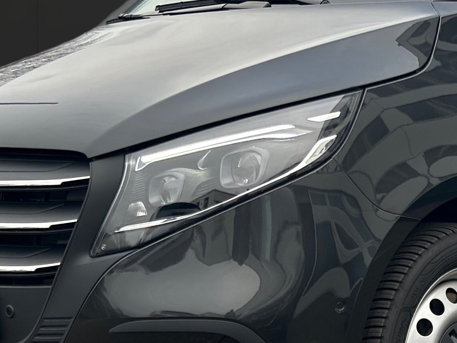 Ausstattungslinien und -Pakete:  BlueEFFICIENCY-Paket:  Chrom Interieur-Paket:  Modellgeneration 2,   Paket BAUSTELLE,   Park-Paket mit Rückfahrkamera:  Pro,   Spiegel-Paket Vito:Exterieur:  Anhängelast 2500 kg:  Anhängerkupplung Kugelkopf fest:  Außenspiegel elektrisch heranklappbar:  Außenspiegel heizbar und elektrisch verstellbar,   Baureihe C447 Vito/V-Klasse:  Befestigungspunkte im Dachrahmen,   CO2-optimierte Bremsanlage,   Fenster in Heckklappe mit Wisch- und Waschanlage,   Generator 14 V / 250 A:  Gewichtsvariante 2.800 kg:  Haupttank 70 Liter:  Heckkamera nicht einklappbar,   Hecktür zweiflügelig 180 Grad ohne Fenster:  Heizung für Scheibenwaschanlage:  Kastenwagen:  Komplettfahrzeug,   Kühlergrill verchromt,   Metallic-Lack:  Multibeam LED: Fernlichtassistent Adaptive plus,   Radstand 3200 mm, Überhang lang,   Reserverad mit Wagenheber,   Schiebetür links:  Schweißmuttern Seitenwand für Ausbauten,   Stahlräder 6,5 J x 17,   Steuercode Umstellung WLTP,   Steuercode Zertifizierung II,   Stoßfänger und Anbauteile in Wagenfarbe lackiertInterieur:  Beifahrersitz Zweisitzer:  Digitaler Innenspiegel,   Holzfußboden,   Innenverkleidung Laderaum, obere Felder,   Innenverkleidung Laderaum, seitlich,   Klimatisierungsautomatik Thermotronic:  Komfort Fahrersitz:  Lastenverankerungsschienensystem,   LED-Lichtband im Laderaum:  Lederlenkrad:  Linkslenker,   Lordosenstütze Fahrersitz,   Sitzbelegungserkennung Fahrersitz:  Sitzheizung für Beifahrer:  Sitzheizung für Fahrer:  Sitzkissentiefenverstellung Fahrer,   Stoff Caluma schwarz,   Trennwand durchgehend:  Zurrschienen Seitenwand an BrüstungsgurtMultimedia:  2-Wege-Lautsprecher vorne,   Digitales Extra: Festplatten-Navigation,   Digitales Extra: Remote Services Plus,   Digitales Extra: Smartphone Integration,   Digitales Radio (DAB):  Kommunikationsmodul (LTE) für digitale Dienste:  Live Traffic Information,   MBUX Multimediasystem:  Mercedes-Benz Notrufsystem:Komfort und Umwelt:  9G-TRONIC:  Abgasreinigung SCR Generation 4,   Aktiver Spurhalte-Assistent:  Attention Assist:  Berganfahrhilfe:  Colorverglasung im Fond, Schwarzglas:  ECO Start-Stop Funktion:  Emissionsklasse  Euro 5b+ N1 GR.III/N2:  Fahrlichtassistent,   Innen- und Umfeldbeleuchtung Kastenwagen,   Intelligenter Geschwindigkeitsassistent (ISA),   Kofferraum-Komfortschließung,   Lenkrad in Neigung und Höhe verstellbar,   Multi-Tasten Funkfernbedienung,   Multifunktionslenkrad:  Nachtbeleuchtung,   Sauglüfter elektrisch Leistungsstufe 5,   Tempomat:  Totwinkel-Assistent:  Verkehrszeichen-Assistent:  Zuheizer  elektrischSicherheit:  Aktiver Brems-Assistent:  Beifahrerairbag,   Bremskraftverstärkerausfallkompensierung,   elek. Feststellbremse,   HOLD-Funktion:  Reifendrucküberwachung an VA u. HA, drahtlos:Zustand/Papiere:  Modellpflege:  Wartungsintervall 40.000 km,   Zulassung als LKW:Weiteres:  AEJ X4/1,   AEJ X4/2,   Entfall Radvollabdeckung,   Fahrzeug HVO fähig,   Hersteller Mercedes-Benz AG,   Kundenauftrag VdZ,   Mopf II,   Pannenmanagement,   Schilder / Druckschriften deutsch,   Steuercode Modellpflege,   Vertriebskennzeichen 0,   VIN codierte Fahrzeugdaten mit Prüfziffer,   Änderungsjahr G4-II,   Geschwindigkeitsbegrenzung 210 km/h,   Hinterachswellenfabrikat Neapco,   Modelljahr 5,   Motor OM 654 DE 20 LA 140 kW (190 PS) 3800/min.