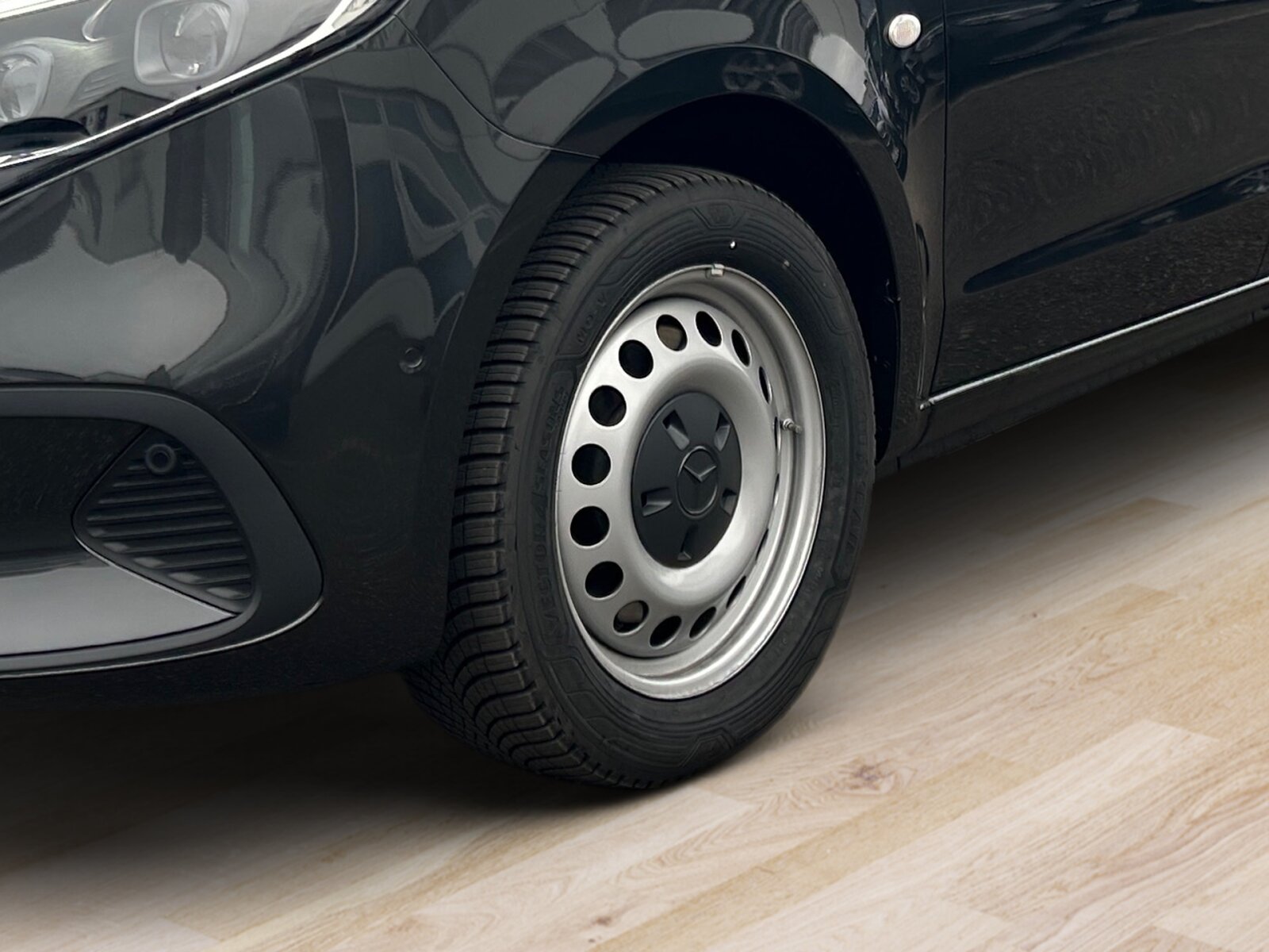 Ausstattungslinien und -Pakete:  BlueEFFICIENCY-Paket:  Chrom Interieur-Paket:  Modellgeneration 2,   Paket BAUSTELLE,   Park-Paket mit Rückfahrkamera:  Pro,   Spiegel-Paket Vito:Exterieur:  Anhängelast 2500 kg:  Anhängerkupplung Kugelkopf fest:  Außenspiegel elektrisch heranklappbar:  Außenspiegel heizbar und elektrisch verstellbar,   Baureihe C447 Vito/V-Klasse:  Befestigungspunkte im Dachrahmen,   CO2-optimierte Bremsanlage,   Fenster in Heckklappe mit Wisch- und Waschanlage,   Generator 14 V / 250 A:  Gewichtsvariante 2.800 kg:  Haupttank 70 Liter:  Heckkamera nicht einklappbar,   Hecktür zweiflügelig 180 Grad ohne Fenster:  Heizung für Scheibenwaschanlage:  Kastenwagen:  Komplettfahrzeug,   Kühlergrill verchromt,   Metallic-Lack:  Multibeam LED: Fernlichtassistent Adaptive plus,   Radstand 3200 mm, Überhang lang,   Reserverad mit Wagenheber,   Schiebetür links:  Schweißmuttern Seitenwand für Ausbauten,   Stahlräder 6,5 J x 17,   Steuercode Umstellung WLTP,   Steuercode Zertifizierung II,   Stoßfänger und Anbauteile in Wagenfarbe lackiertInterieur:  Beifahrersitz Zweisitzer:  Digitaler Innenspiegel,   Holzfußboden,   Innenverkleidung Laderaum, obere Felder,   Innenverkleidung Laderaum, seitlich,   Klimatisierungsautomatik Thermotronic:  Komfort Fahrersitz:  Lastenverankerungsschienensystem,   LED-Lichtband im Laderaum:  Lederlenkrad:  Linkslenker,   Lordosenstütze Fahrersitz,   Sitzbelegungserkennung Fahrersitz:  Sitzheizung für Beifahrer:  Sitzheizung für Fahrer:  Sitzkissentiefenverstellung Fahrer,   Stoff Caluma schwarz,   Trennwand durchgehend:  Zurrschienen Seitenwand an BrüstungsgurtMultimedia:  2-Wege-Lautsprecher vorne,   Digitales Extra: Festplatten-Navigation,   Digitales Extra: Remote Services Plus,   Digitales Extra: Smartphone Integration,   Digitales Radio (DAB):  Kommunikationsmodul (LTE) für digitale Dienste:  Live Traffic Information,   MBUX Multimediasystem:  Mercedes-Benz Notrufsystem:Komfort und Umwelt:  9G-TRONIC:  Abgasreinigung SCR Generation 4,   Aktiver Spurhalte-Assistent:  Attention Assist:  Berganfahrhilfe:  Colorverglasung im Fond, Schwarzglas:  ECO Start-Stop Funktion:  Emissionsklasse  Euro 5b+ N1 GR.III/N2:  Fahrlichtassistent,   Innen- und Umfeldbeleuchtung Kastenwagen,   Intelligenter Geschwindigkeitsassistent (ISA),   Kofferraum-Komfortschließung,   Lenkrad in Neigung und Höhe verstellbar,   Multi-Tasten Funkfernbedienung,   Multifunktionslenkrad:  Nachtbeleuchtung,   Sauglüfter elektrisch Leistungsstufe 5,   Tempomat:  Totwinkel-Assistent:  Verkehrszeichen-Assistent:  Zuheizer  elektrischSicherheit:  Aktiver Brems-Assistent:  Beifahrerairbag,   Bremskraftverstärkerausfallkompensierung,   elek. Feststellbremse,   HOLD-Funktion:  Reifendrucküberwachung an VA u. HA, drahtlos:Zustand/Papiere:  Modellpflege:  Wartungsintervall 40.000 km,   Zulassung als LKW:Weiteres:  AEJ X4/1,   AEJ X4/2,   Entfall Radvollabdeckung,   Fahrzeug HVO fähig,   Hersteller Mercedes-Benz AG,   Kundenauftrag VdZ,   Mopf II,   Pannenmanagement,   Schilder / Druckschriften deutsch,   Steuercode Modellpflege,   Vertriebskennzeichen 0,   VIN codierte Fahrzeugdaten mit Prüfziffer,   Änderungsjahr G4-II,   Geschwindigkeitsbegrenzung 210 km/h,   Hinterachswellenfabrikat Neapco,   Modelljahr 5,   Motor OM 654 DE 20 LA 140 kW (190 PS) 3800/min.