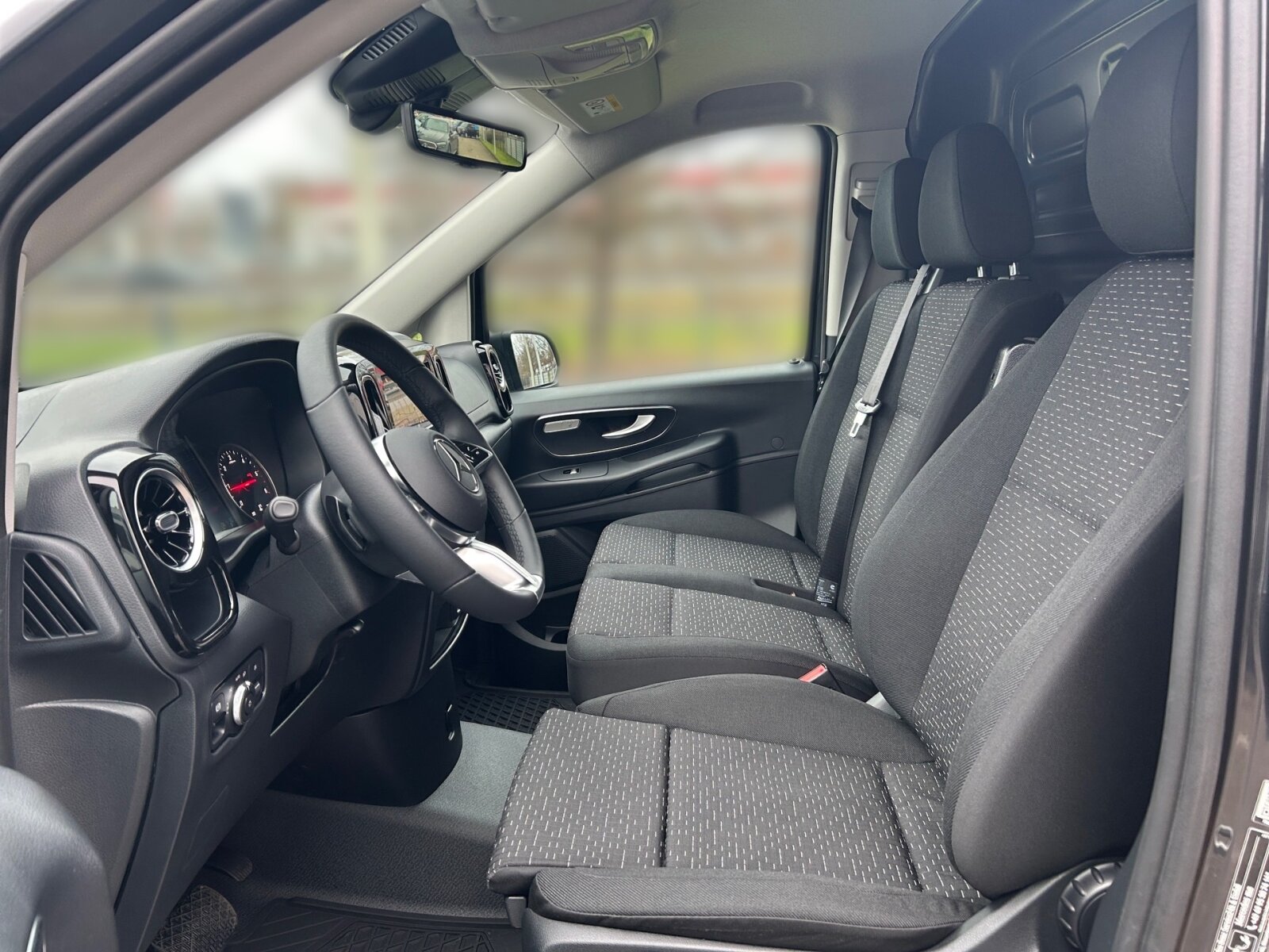 Ausstattungslinien und -Pakete:  BlueEFFICIENCY-Paket:  Chrom Interieur-Paket:  Modellgeneration 2,   Paket BAUSTELLE,   Park-Paket mit Rückfahrkamera:  Pro,   Spiegel-Paket Vito:Exterieur:  Anhängelast 2500 kg:  Anhängerkupplung Kugelkopf fest:  Außenspiegel elektrisch heranklappbar:  Außenspiegel heizbar und elektrisch verstellbar,   Baureihe C447 Vito/V-Klasse:  Befestigungspunkte im Dachrahmen,   CO2-optimierte Bremsanlage,   Fenster in Heckklappe mit Wisch- und Waschanlage,   Generator 14 V / 250 A:  Gewichtsvariante 2.800 kg:  Haupttank 70 Liter:  Heckkamera nicht einklappbar,   Hecktür zweiflügelig 180 Grad ohne Fenster:  Heizung für Scheibenwaschanlage:  Kastenwagen:  Komplettfahrzeug,   Kühlergrill verchromt,   Metallic-Lack:  Multibeam LED: Fernlichtassistent Adaptive plus,   Radstand 3200 mm, Überhang lang,   Reserverad mit Wagenheber,   Schiebetür links:  Schweißmuttern Seitenwand für Ausbauten,   Stahlräder 6,5 J x 17,   Steuercode Umstellung WLTP,   Steuercode Zertifizierung II,   Stoßfänger und Anbauteile in Wagenfarbe lackiertInterieur:  Beifahrersitz Zweisitzer:  Digitaler Innenspiegel,   Holzfußboden,   Innenverkleidung Laderaum, obere Felder,   Innenverkleidung Laderaum, seitlich,   Klimatisierungsautomatik Thermotronic:  Komfort Fahrersitz:  Lastenverankerungsschienensystem,   LED-Lichtband im Laderaum:  Lederlenkrad:  Linkslenker,   Lordosenstütze Fahrersitz,   Sitzbelegungserkennung Fahrersitz:  Sitzheizung für Beifahrer:  Sitzheizung für Fahrer:  Sitzkissentiefenverstellung Fahrer,   Stoff Caluma schwarz,   Trennwand durchgehend:  Zurrschienen Seitenwand an BrüstungsgurtMultimedia:  2-Wege-Lautsprecher vorne,   Digitales Extra: Festplatten-Navigation,   Digitales Extra: Remote Services Plus,   Digitales Extra: Smartphone Integration,   Digitales Radio (DAB):  Kommunikationsmodul (LTE) für digitale Dienste:  Live Traffic Information,   MBUX Multimediasystem:  Mercedes-Benz Notrufsystem:Komfort und Umwelt:  9G-TRONIC:  Abgasreinigung SCR Generation 4,   Aktiver Spurhalte-Assistent:  Attention Assist:  Berganfahrhilfe:  Colorverglasung im Fond, Schwarzglas:  ECO Start-Stop Funktion:  Emissionsklasse  Euro 5b+ N1 GR.III/N2:  Fahrlichtassistent,   Innen- und Umfeldbeleuchtung Kastenwagen,   Intelligenter Geschwindigkeitsassistent (ISA),   Kofferraum-Komfortschließung,   Lenkrad in Neigung und Höhe verstellbar,   Multi-Tasten Funkfernbedienung,   Multifunktionslenkrad:  Nachtbeleuchtung,   Sauglüfter elektrisch Leistungsstufe 5,   Tempomat:  Totwinkel-Assistent:  Verkehrszeichen-Assistent:  Zuheizer  elektrischSicherheit:  Aktiver Brems-Assistent:  Beifahrerairbag,   Bremskraftverstärkerausfallkompensierung,   elek. Feststellbremse,   HOLD-Funktion:  Reifendrucküberwachung an VA u. HA, drahtlos:Zustand/Papiere:  Modellpflege:  Wartungsintervall 40.000 km,   Zulassung als LKW:Weiteres:  AEJ X4/1,   AEJ X4/2,   Entfall Radvollabdeckung,   Fahrzeug HVO fähig,   Hersteller Mercedes-Benz AG,   Kundenauftrag VdZ,   Mopf II,   Pannenmanagement,   Schilder / Druckschriften deutsch,   Steuercode Modellpflege,   Vertriebskennzeichen 0,   VIN codierte Fahrzeugdaten mit Prüfziffer,   Änderungsjahr G4-II,   Geschwindigkeitsbegrenzung 210 km/h,   Hinterachswellenfabrikat Neapco,   Modelljahr 5,   Motor OM 654 DE 20 LA 140 kW (190 PS) 3800/min.