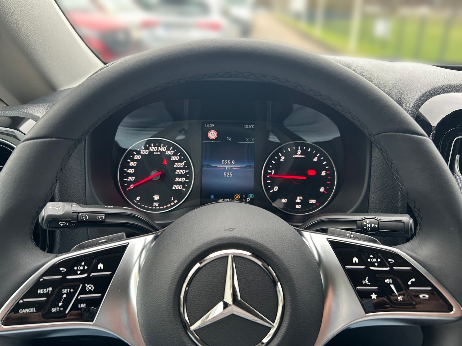 Ausstattungslinien und -Pakete:  BlueEFFICIENCY-Paket:  Chrom Interieur-Paket:  Modellgeneration 2,   Paket BAUSTELLE,   Park-Paket mit Rückfahrkamera:  Pro,   Spiegel-Paket Vito:Exterieur:  Anhängelast 2500 kg:  Anhängerkupplung Kugelkopf fest:  Außenspiegel elektrisch heranklappbar:  Außenspiegel heizbar und elektrisch verstellbar,   Baureihe C447 Vito/V-Klasse:  Befestigungspunkte im Dachrahmen,   CO2-optimierte Bremsanlage,   Fenster in Heckklappe mit Wisch- und Waschanlage,   Generator 14 V / 250 A:  Gewichtsvariante 2.800 kg:  Haupttank 70 Liter:  Heckkamera nicht einklappbar,   Hecktür zweiflügelig 180 Grad ohne Fenster:  Heizung für Scheibenwaschanlage:  Kastenwagen:  Komplettfahrzeug,   Kühlergrill verchromt,   Metallic-Lack:  Multibeam LED: Fernlichtassistent Adaptive plus,   Radstand 3200 mm, Überhang lang,   Reserverad mit Wagenheber,   Schiebetür links:  Schweißmuttern Seitenwand für Ausbauten,   Stahlräder 6,5 J x 17,   Steuercode Umstellung WLTP,   Steuercode Zertifizierung II,   Stoßfänger und Anbauteile in Wagenfarbe lackiertInterieur:  Beifahrersitz Zweisitzer:  Digitaler Innenspiegel,   Holzfußboden,   Innenverkleidung Laderaum, obere Felder,   Innenverkleidung Laderaum, seitlich,   Klimatisierungsautomatik Thermotronic:  Komfort Fahrersitz:  Lastenverankerungsschienensystem,   LED-Lichtband im Laderaum:  Lederlenkrad:  Linkslenker,   Lordosenstütze Fahrersitz,   Sitzbelegungserkennung Fahrersitz:  Sitzheizung für Beifahrer:  Sitzheizung für Fahrer:  Sitzkissentiefenverstellung Fahrer,   Stoff Caluma schwarz,   Trennwand durchgehend:  Zurrschienen Seitenwand an BrüstungsgurtMultimedia:  2-Wege-Lautsprecher vorne,   Digitales Extra: Festplatten-Navigation,   Digitales Extra: Remote Services Plus,   Digitales Extra: Smartphone Integration,   Digitales Radio (DAB):  Kommunikationsmodul (LTE) für digitale Dienste:  Live Traffic Information,   MBUX Multimediasystem:  Mercedes-Benz Notrufsystem:Komfort und Umwelt:  9G-TRONIC:  Abgasreinigung SCR Generation 4,   Aktiver Spurhalte-Assistent:  Attention Assist:  Berganfahrhilfe:  Colorverglasung im Fond, Schwarzglas:  ECO Start-Stop Funktion:  Emissionsklasse  Euro 5b+ N1 GR.III/N2:  Fahrlichtassistent,   Innen- und Umfeldbeleuchtung Kastenwagen,   Intelligenter Geschwindigkeitsassistent (ISA),   Kofferraum-Komfortschließung,   Lenkrad in Neigung und Höhe verstellbar,   Multi-Tasten Funkfernbedienung,   Multifunktionslenkrad:  Nachtbeleuchtung,   Sauglüfter elektrisch Leistungsstufe 5,   Tempomat:  Totwinkel-Assistent:  Verkehrszeichen-Assistent:  Zuheizer  elektrischSicherheit:  Aktiver Brems-Assistent:  Beifahrerairbag,   Bremskraftverstärkerausfallkompensierung,   elek. Feststellbremse,   HOLD-Funktion:  Reifendrucküberwachung an VA u. HA, drahtlos:Zustand/Papiere:  Modellpflege:  Wartungsintervall 40.000 km,   Zulassung als LKW:Weiteres:  AEJ X4/1,   AEJ X4/2,   Entfall Radvollabdeckung,   Fahrzeug HVO fähig,   Hersteller Mercedes-Benz AG,   Kundenauftrag VdZ,   Mopf II,   Pannenmanagement,   Schilder / Druckschriften deutsch,   Steuercode Modellpflege,   Vertriebskennzeichen 0,   VIN codierte Fahrzeugdaten mit Prüfziffer,   Änderungsjahr G4-II,   Geschwindigkeitsbegrenzung 210 km/h,   Hinterachswellenfabrikat Neapco,   Modelljahr 5,   Motor OM 654 DE 20 LA 140 kW (190 PS) 3800/min.