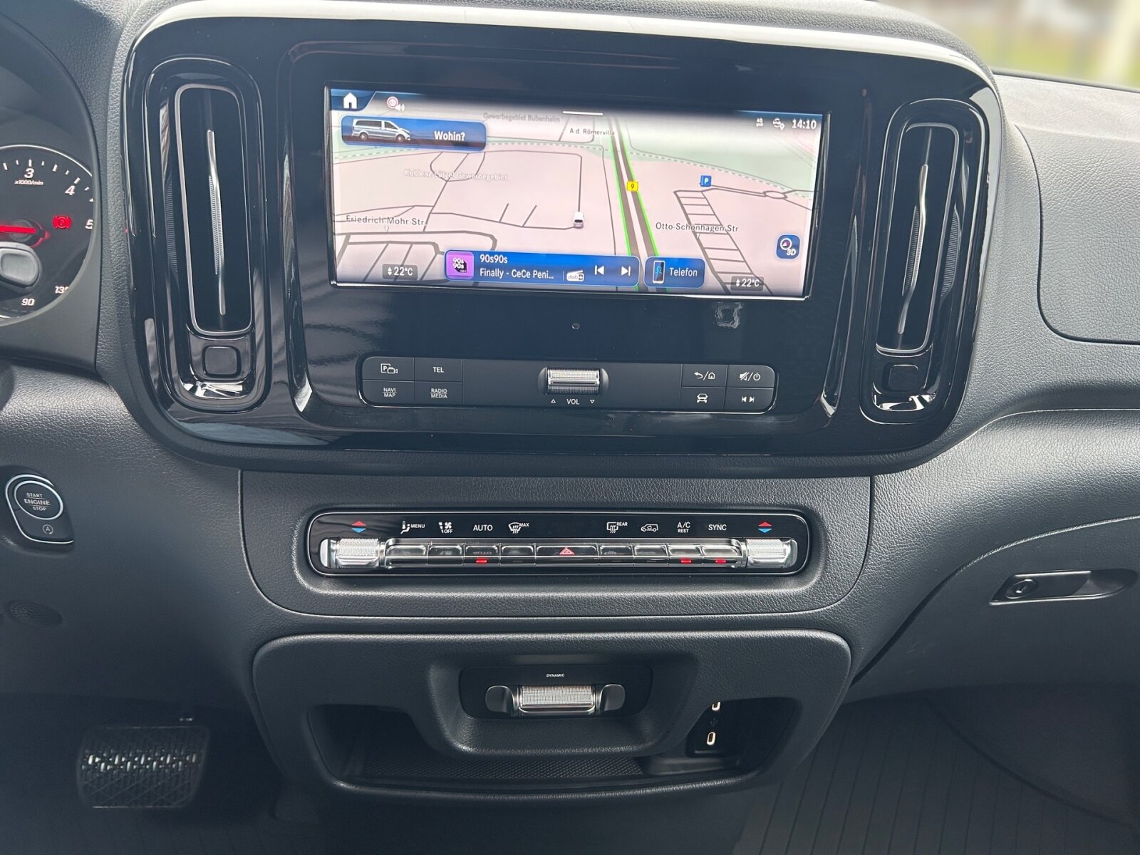 Ausstattungslinien und -Pakete:  BlueEFFICIENCY-Paket:  Chrom Interieur-Paket:  Modellgeneration 2,   Paket BAUSTELLE,   Park-Paket mit Rückfahrkamera:  Pro,   Spiegel-Paket Vito:Exterieur:  Anhängelast 2500 kg:  Anhängerkupplung Kugelkopf fest:  Außenspiegel elektrisch heranklappbar:  Außenspiegel heizbar und elektrisch verstellbar,   Baureihe C447 Vito/V-Klasse:  Befestigungspunkte im Dachrahmen,   CO2-optimierte Bremsanlage,   Fenster in Heckklappe mit Wisch- und Waschanlage,   Generator 14 V / 250 A:  Gewichtsvariante 2.800 kg:  Haupttank 70 Liter:  Heckkamera nicht einklappbar,   Hecktür zweiflügelig 180 Grad ohne Fenster:  Heizung für Scheibenwaschanlage:  Kastenwagen:  Komplettfahrzeug,   Kühlergrill verchromt,   Metallic-Lack:  Multibeam LED: Fernlichtassistent Adaptive plus,   Radstand 3200 mm, Überhang lang,   Reserverad mit Wagenheber,   Schiebetür links:  Schweißmuttern Seitenwand für Ausbauten,   Stahlräder 6,5 J x 17,   Steuercode Umstellung WLTP,   Steuercode Zertifizierung II,   Stoßfänger und Anbauteile in Wagenfarbe lackiertInterieur:  Beifahrersitz Zweisitzer:  Digitaler Innenspiegel,   Holzfußboden,   Innenverkleidung Laderaum, obere Felder,   Innenverkleidung Laderaum, seitlich,   Klimatisierungsautomatik Thermotronic:  Komfort Fahrersitz:  Lastenverankerungsschienensystem,   LED-Lichtband im Laderaum:  Lederlenkrad:  Linkslenker,   Lordosenstütze Fahrersitz,   Sitzbelegungserkennung Fahrersitz:  Sitzheizung für Beifahrer:  Sitzheizung für Fahrer:  Sitzkissentiefenverstellung Fahrer,   Stoff Caluma schwarz,   Trennwand durchgehend:  Zurrschienen Seitenwand an BrüstungsgurtMultimedia:  2-Wege-Lautsprecher vorne,   Digitales Extra: Festplatten-Navigation,   Digitales Extra: Remote Services Plus,   Digitales Extra: Smartphone Integration,   Digitales Radio (DAB):  Kommunikationsmodul (LTE) für digitale Dienste:  Live Traffic Information,   MBUX Multimediasystem:  Mercedes-Benz Notrufsystem:Komfort und Umwelt:  9G-TRONIC:  Abgasreinigung SCR Generation 4,   Aktiver Spurhalte-Assistent:  Attention Assist:  Berganfahrhilfe:  Colorverglasung im Fond, Schwarzglas:  ECO Start-Stop Funktion:  Emissionsklasse  Euro 5b+ N1 GR.III/N2:  Fahrlichtassistent,   Innen- und Umfeldbeleuchtung Kastenwagen,   Intelligenter Geschwindigkeitsassistent (ISA),   Kofferraum-Komfortschließung,   Lenkrad in Neigung und Höhe verstellbar,   Multi-Tasten Funkfernbedienung,   Multifunktionslenkrad:  Nachtbeleuchtung,   Sauglüfter elektrisch Leistungsstufe 5,   Tempomat:  Totwinkel-Assistent:  Verkehrszeichen-Assistent:  Zuheizer  elektrischSicherheit:  Aktiver Brems-Assistent:  Beifahrerairbag,   Bremskraftverstärkerausfallkompensierung,   elek. Feststellbremse,   HOLD-Funktion:  Reifendrucküberwachung an VA u. HA, drahtlos:Zustand/Papiere:  Modellpflege:  Wartungsintervall 40.000 km,   Zulassung als LKW:Weiteres:  AEJ X4/1,   AEJ X4/2,   Entfall Radvollabdeckung,   Fahrzeug HVO fähig,   Hersteller Mercedes-Benz AG,   Kundenauftrag VdZ,   Mopf II,   Pannenmanagement,   Schilder / Druckschriften deutsch,   Steuercode Modellpflege,   Vertriebskennzeichen 0,   VIN codierte Fahrzeugdaten mit Prüfziffer,   Änderungsjahr G4-II,   Geschwindigkeitsbegrenzung 210 km/h,   Hinterachswellenfabrikat Neapco,   Modelljahr 5,   Motor OM 654 DE 20 LA 140 kW (190 PS) 3800/min.