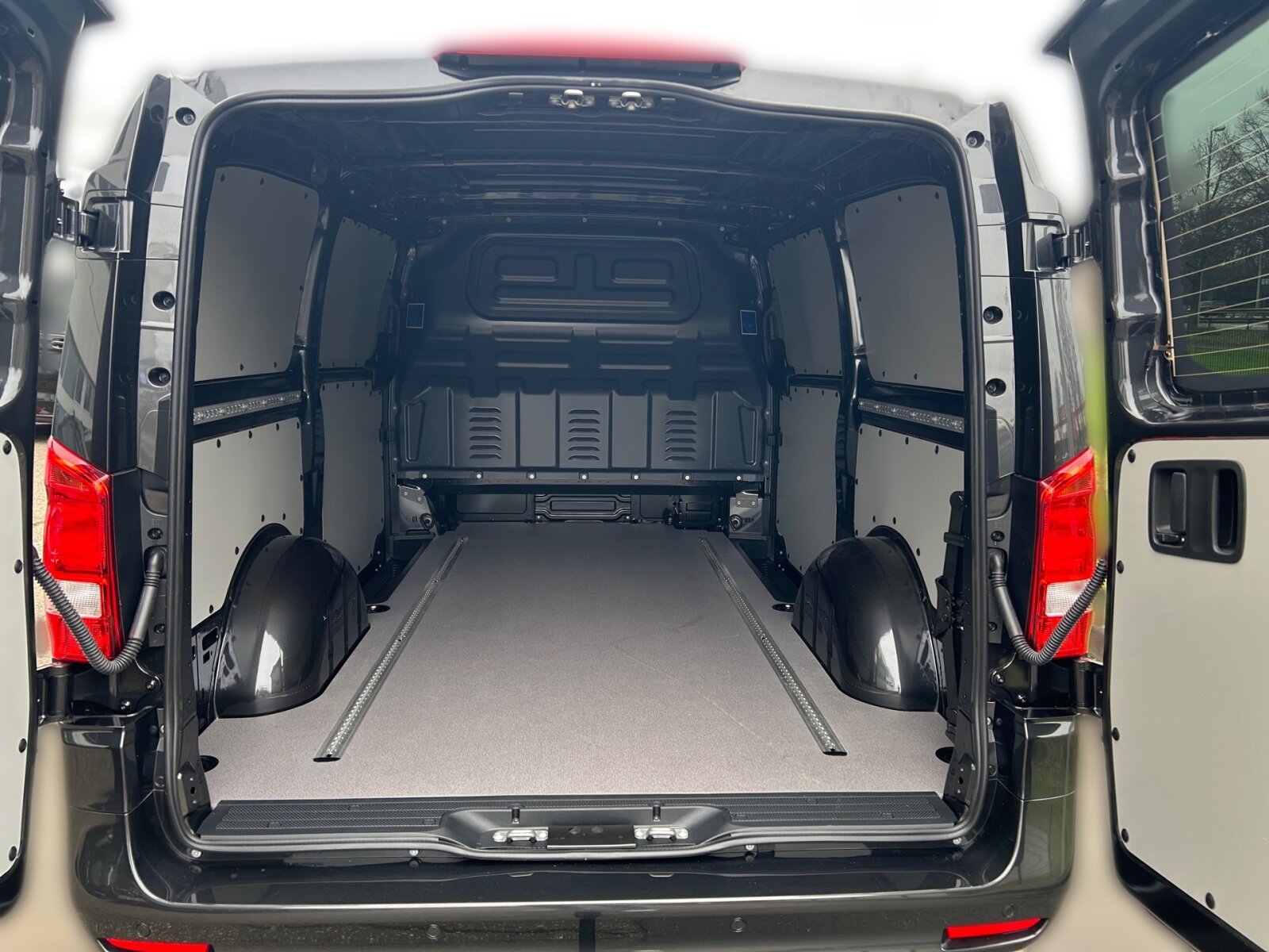 Ausstattungslinien und -Pakete:  BlueEFFICIENCY-Paket:  Chrom Interieur-Paket:  Modellgeneration 2,   Paket BAUSTELLE,   Park-Paket mit Rückfahrkamera:  Pro,   Spiegel-Paket Vito:Exterieur:  Anhängelast 2500 kg:  Anhängerkupplung Kugelkopf fest:  Außenspiegel elektrisch heranklappbar:  Außenspiegel heizbar und elektrisch verstellbar,   Baureihe C447 Vito/V-Klasse:  Befestigungspunkte im Dachrahmen,   CO2-optimierte Bremsanlage,   Fenster in Heckklappe mit Wisch- und Waschanlage,   Generator 14 V / 250 A:  Gewichtsvariante 2.800 kg:  Haupttank 70 Liter:  Heckkamera nicht einklappbar,   Hecktür zweiflügelig 180 Grad ohne Fenster:  Heizung für Scheibenwaschanlage:  Kastenwagen:  Komplettfahrzeug,   Kühlergrill verchromt,   Metallic-Lack:  Multibeam LED: Fernlichtassistent Adaptive plus,   Radstand 3200 mm, Überhang lang,   Reserverad mit Wagenheber,   Schiebetür links:  Schweißmuttern Seitenwand für Ausbauten,   Stahlräder 6,5 J x 17,   Steuercode Umstellung WLTP,   Steuercode Zertifizierung II,   Stoßfänger und Anbauteile in Wagenfarbe lackiertInterieur:  Beifahrersitz Zweisitzer:  Digitaler Innenspiegel,   Holzfußboden,   Innenverkleidung Laderaum, obere Felder,   Innenverkleidung Laderaum, seitlich,   Klimatisierungsautomatik Thermotronic:  Komfort Fahrersitz:  Lastenverankerungsschienensystem,   LED-Lichtband im Laderaum:  Lederlenkrad:  Linkslenker,   Lordosenstütze Fahrersitz,   Sitzbelegungserkennung Fahrersitz:  Sitzheizung für Beifahrer:  Sitzheizung für Fahrer:  Sitzkissentiefenverstellung Fahrer,   Stoff Caluma schwarz,   Trennwand durchgehend:  Zurrschienen Seitenwand an BrüstungsgurtMultimedia:  2-Wege-Lautsprecher vorne,   Digitales Extra: Festplatten-Navigation,   Digitales Extra: Remote Services Plus,   Digitales Extra: Smartphone Integration,   Digitales Radio (DAB):  Kommunikationsmodul (LTE) für digitale Dienste:  Live Traffic Information,   MBUX Multimediasystem:  Mercedes-Benz Notrufsystem:Komfort und Umwelt:  9G-TRONIC:  Abgasreinigung SCR Generation 4,   Aktiver Spurhalte-Assistent:  Attention Assist:  Berganfahrhilfe:  Colorverglasung im Fond, Schwarzglas:  ECO Start-Stop Funktion:  Emissionsklasse  Euro 5b+ N1 GR.III/N2:  Fahrlichtassistent,   Innen- und Umfeldbeleuchtung Kastenwagen,   Intelligenter Geschwindigkeitsassistent (ISA),   Kofferraum-Komfortschließung,   Lenkrad in Neigung und Höhe verstellbar,   Multi-Tasten Funkfernbedienung,   Multifunktionslenkrad:  Nachtbeleuchtung,   Sauglüfter elektrisch Leistungsstufe 5,   Tempomat:  Totwinkel-Assistent:  Verkehrszeichen-Assistent:  Zuheizer  elektrischSicherheit:  Aktiver Brems-Assistent:  Beifahrerairbag,   Bremskraftverstärkerausfallkompensierung,   elek. Feststellbremse,   HOLD-Funktion:  Reifendrucküberwachung an VA u. HA, drahtlos:Zustand/Papiere:  Modellpflege:  Wartungsintervall 40.000 km,   Zulassung als LKW:Weiteres:  AEJ X4/1,   AEJ X4/2,   Entfall Radvollabdeckung,   Fahrzeug HVO fähig,   Hersteller Mercedes-Benz AG,   Kundenauftrag VdZ,   Mopf II,   Pannenmanagement,   Schilder / Druckschriften deutsch,   Steuercode Modellpflege,   Vertriebskennzeichen 0,   VIN codierte Fahrzeugdaten mit Prüfziffer,   Änderungsjahr G4-II,   Geschwindigkeitsbegrenzung 210 km/h,   Hinterachswellenfabrikat Neapco,   Modelljahr 5,   Motor OM 654 DE 20 LA 140 kW (190 PS) 3800/min.
