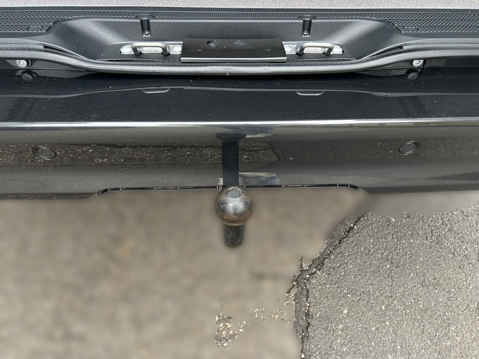Ausstattungslinien und -Pakete:  BlueEFFICIENCY-Paket:  Chrom Interieur-Paket:  Modellgeneration 2,   Paket BAUSTELLE,   Park-Paket mit Rückfahrkamera:  Pro,   Spiegel-Paket Vito:Exterieur:  Anhängelast 2500 kg:  Anhängerkupplung Kugelkopf fest:  Außenspiegel elektrisch heranklappbar:  Außenspiegel heizbar und elektrisch verstellbar,   Baureihe C447 Vito/V-Klasse:  Befestigungspunkte im Dachrahmen,   CO2-optimierte Bremsanlage,   Fenster in Heckklappe mit Wisch- und Waschanlage,   Generator 14 V / 250 A:  Gewichtsvariante 2.800 kg:  Haupttank 70 Liter:  Heckkamera nicht einklappbar,   Hecktür zweiflügelig 180 Grad ohne Fenster:  Heizung für Scheibenwaschanlage:  Kastenwagen:  Komplettfahrzeug,   Kühlergrill verchromt,   Metallic-Lack:  Multibeam LED: Fernlichtassistent Adaptive plus,   Radstand 3200 mm, Überhang lang,   Reserverad mit Wagenheber,   Schiebetür links:  Schweißmuttern Seitenwand für Ausbauten,   Stahlräder 6,5 J x 17,   Steuercode Umstellung WLTP,   Steuercode Zertifizierung II,   Stoßfänger und Anbauteile in Wagenfarbe lackiertInterieur:  Beifahrersitz Zweisitzer:  Digitaler Innenspiegel,   Holzfußboden,   Innenverkleidung Laderaum, obere Felder,   Innenverkleidung Laderaum, seitlich,   Klimatisierungsautomatik Thermotronic:  Komfort Fahrersitz:  Lastenverankerungsschienensystem,   LED-Lichtband im Laderaum:  Lederlenkrad:  Linkslenker,   Lordosenstütze Fahrersitz,   Sitzbelegungserkennung Fahrersitz:  Sitzheizung für Beifahrer:  Sitzheizung für Fahrer:  Sitzkissentiefenverstellung Fahrer,   Stoff Caluma schwarz,   Trennwand durchgehend:  Zurrschienen Seitenwand an BrüstungsgurtMultimedia:  2-Wege-Lautsprecher vorne,   Digitales Extra: Festplatten-Navigation,   Digitales Extra: Remote Services Plus,   Digitales Extra: Smartphone Integration,   Digitales Radio (DAB):  Kommunikationsmodul (LTE) für digitale Dienste:  Live Traffic Information,   MBUX Multimediasystem:  Mercedes-Benz Notrufsystem:Komfort und Umwelt:  9G-TRONIC:  Abgasreinigung SCR Generation 4,   Aktiver Spurhalte-Assistent:  Attention Assist:  Berganfahrhilfe:  Colorverglasung im Fond, Schwarzglas:  ECO Start-Stop Funktion:  Emissionsklasse  Euro 5b+ N1 GR.III/N2:  Fahrlichtassistent,   Innen- und Umfeldbeleuchtung Kastenwagen,   Intelligenter Geschwindigkeitsassistent (ISA),   Kofferraum-Komfortschließung,   Lenkrad in Neigung und Höhe verstellbar,   Multi-Tasten Funkfernbedienung,   Multifunktionslenkrad:  Nachtbeleuchtung,   Sauglüfter elektrisch Leistungsstufe 5,   Tempomat:  Totwinkel-Assistent:  Verkehrszeichen-Assistent:  Zuheizer  elektrischSicherheit:  Aktiver Brems-Assistent:  Beifahrerairbag,   Bremskraftverstärkerausfallkompensierung,   elek. Feststellbremse,   HOLD-Funktion:  Reifendrucküberwachung an VA u. HA, drahtlos:Zustand/Papiere:  Modellpflege:  Wartungsintervall 40.000 km,   Zulassung als LKW:Weiteres:  AEJ X4/1,   AEJ X4/2,   Entfall Radvollabdeckung,   Fahrzeug HVO fähig,   Hersteller Mercedes-Benz AG,   Kundenauftrag VdZ,   Mopf II,   Pannenmanagement,   Schilder / Druckschriften deutsch,   Steuercode Modellpflege,   Vertriebskennzeichen 0,   VIN codierte Fahrzeugdaten mit Prüfziffer,   Änderungsjahr G4-II,   Geschwindigkeitsbegrenzung 210 km/h,   Hinterachswellenfabrikat Neapco,   Modelljahr 5,   Motor OM 654 DE 20 LA 140 kW (190 PS) 3800/min.