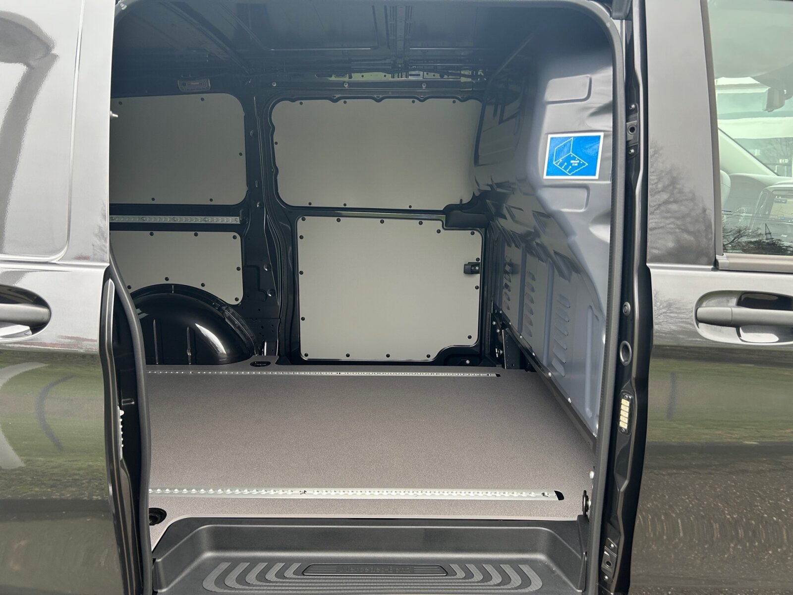 Ausstattungslinien und -Pakete:  BlueEFFICIENCY-Paket:  Chrom Interieur-Paket:  Modellgeneration 2,   Paket BAUSTELLE,   Park-Paket mit Rückfahrkamera:  Pro,   Spiegel-Paket Vito:Exterieur:  Anhängelast 2500 kg:  Anhängerkupplung Kugelkopf fest:  Außenspiegel elektrisch heranklappbar:  Außenspiegel heizbar und elektrisch verstellbar,   Baureihe C447 Vito/V-Klasse:  Befestigungspunkte im Dachrahmen,   CO2-optimierte Bremsanlage,   Fenster in Heckklappe mit Wisch- und Waschanlage,   Generator 14 V / 250 A:  Gewichtsvariante 2.800 kg:  Haupttank 70 Liter:  Heckkamera nicht einklappbar,   Hecktür zweiflügelig 180 Grad ohne Fenster:  Heizung für Scheibenwaschanlage:  Kastenwagen:  Komplettfahrzeug,   Kühlergrill verchromt,   Metallic-Lack:  Multibeam LED: Fernlichtassistent Adaptive plus,   Radstand 3200 mm, Überhang lang,   Reserverad mit Wagenheber,   Schiebetür links:  Schweißmuttern Seitenwand für Ausbauten,   Stahlräder 6,5 J x 17,   Steuercode Umstellung WLTP,   Steuercode Zertifizierung II,   Stoßfänger und Anbauteile in Wagenfarbe lackiertInterieur:  Beifahrersitz Zweisitzer:  Digitaler Innenspiegel,   Holzfußboden,   Innenverkleidung Laderaum, obere Felder,   Innenverkleidung Laderaum, seitlich,   Klimatisierungsautomatik Thermotronic:  Komfort Fahrersitz:  Lastenverankerungsschienensystem,   LED-Lichtband im Laderaum:  Lederlenkrad:  Linkslenker,   Lordosenstütze Fahrersitz,   Sitzbelegungserkennung Fahrersitz:  Sitzheizung für Beifahrer:  Sitzheizung für Fahrer:  Sitzkissentiefenverstellung Fahrer,   Stoff Caluma schwarz,   Trennwand durchgehend:  Zurrschienen Seitenwand an BrüstungsgurtMultimedia:  2-Wege-Lautsprecher vorne,   Digitales Extra: Festplatten-Navigation,   Digitales Extra: Remote Services Plus,   Digitales Extra: Smartphone Integration,   Digitales Radio (DAB):  Kommunikationsmodul (LTE) für digitale Dienste:  Live Traffic Information,   MBUX Multimediasystem:  Mercedes-Benz Notrufsystem:Komfort und Umwelt:  9G-TRONIC:  Abgasreinigung SCR Generation 4,   Aktiver Spurhalte-Assistent:  Attention Assist:  Berganfahrhilfe:  Colorverglasung im Fond, Schwarzglas:  ECO Start-Stop Funktion:  Emissionsklasse  Euro 5b+ N1 GR.III/N2:  Fahrlichtassistent,   Innen- und Umfeldbeleuchtung Kastenwagen,   Intelligenter Geschwindigkeitsassistent (ISA),   Kofferraum-Komfortschließung,   Lenkrad in Neigung und Höhe verstellbar,   Multi-Tasten Funkfernbedienung,   Multifunktionslenkrad:  Nachtbeleuchtung,   Sauglüfter elektrisch Leistungsstufe 5,   Tempomat:  Totwinkel-Assistent:  Verkehrszeichen-Assistent:  Zuheizer  elektrischSicherheit:  Aktiver Brems-Assistent:  Beifahrerairbag,   Bremskraftverstärkerausfallkompensierung,   elek. Feststellbremse,   HOLD-Funktion:  Reifendrucküberwachung an VA u. HA, drahtlos:Zustand/Papiere:  Modellpflege:  Wartungsintervall 40.000 km,   Zulassung als LKW:Weiteres:  AEJ X4/1,   AEJ X4/2,   Entfall Radvollabdeckung,   Fahrzeug HVO fähig,   Hersteller Mercedes-Benz AG,   Kundenauftrag VdZ,   Mopf II,   Pannenmanagement,   Schilder / Druckschriften deutsch,   Steuercode Modellpflege,   Vertriebskennzeichen 0,   VIN codierte Fahrzeugdaten mit Prüfziffer,   Änderungsjahr G4-II,   Geschwindigkeitsbegrenzung 210 km/h,   Hinterachswellenfabrikat Neapco,   Modelljahr 5,   Motor OM 654 DE 20 LA 140 kW (190 PS) 3800/min.