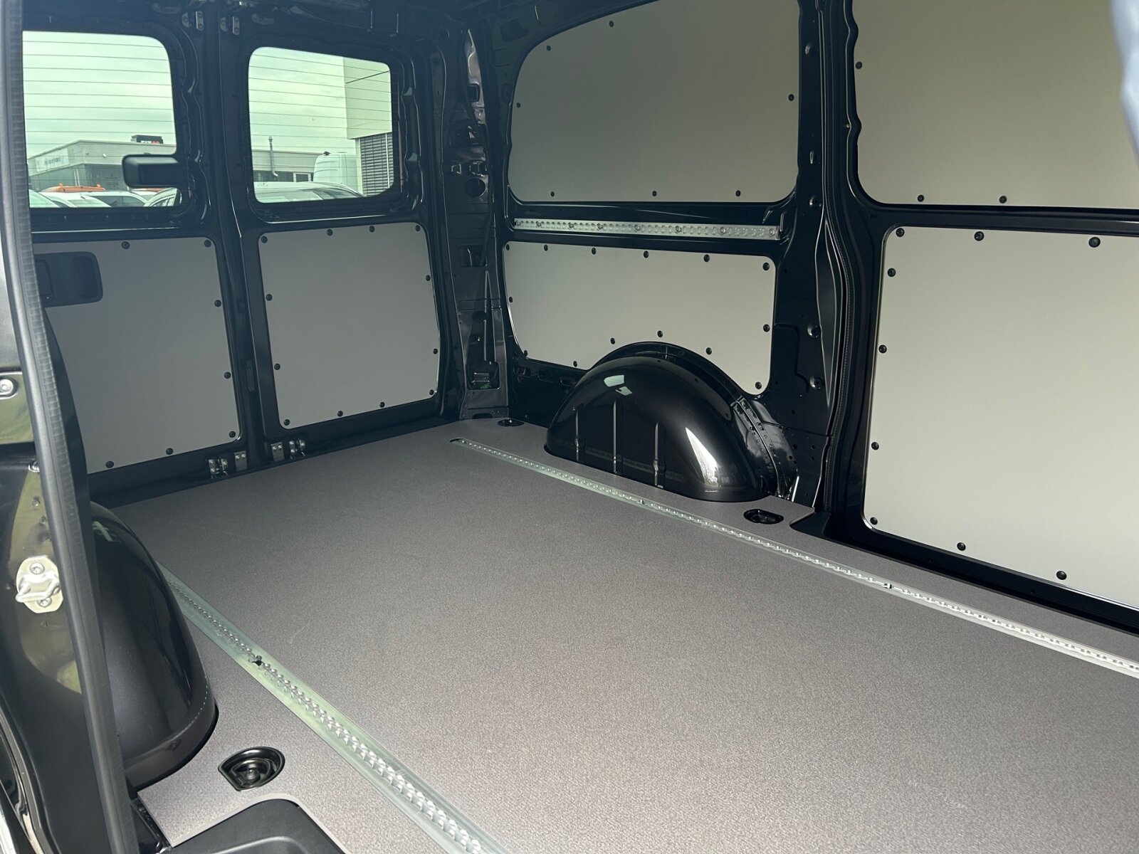 Ausstattungslinien und -Pakete:  BlueEFFICIENCY-Paket:  Chrom Interieur-Paket:  Modellgeneration 2,   Paket BAUSTELLE,   Park-Paket mit Rückfahrkamera:  Pro,   Spiegel-Paket Vito:Exterieur:  Anhängelast 2500 kg:  Anhängerkupplung Kugelkopf fest:  Außenspiegel elektrisch heranklappbar:  Außenspiegel heizbar und elektrisch verstellbar,   Baureihe C447 Vito/V-Klasse:  Befestigungspunkte im Dachrahmen,   CO2-optimierte Bremsanlage,   Fenster in Heckklappe mit Wisch- und Waschanlage,   Generator 14 V / 250 A:  Gewichtsvariante 2.800 kg:  Haupttank 70 Liter:  Heckkamera nicht einklappbar,   Hecktür zweiflügelig 180 Grad ohne Fenster:  Heizung für Scheibenwaschanlage:  Kastenwagen:  Komplettfahrzeug,   Kühlergrill verchromt,   Metallic-Lack:  Multibeam LED: Fernlichtassistent Adaptive plus,   Radstand 3200 mm, Überhang lang,   Reserverad mit Wagenheber,   Schiebetür links:  Schweißmuttern Seitenwand für Ausbauten,   Stahlräder 6,5 J x 17,   Steuercode Umstellung WLTP,   Steuercode Zertifizierung II,   Stoßfänger und Anbauteile in Wagenfarbe lackiertInterieur:  Beifahrersitz Zweisitzer:  Digitaler Innenspiegel,   Holzfußboden,   Innenverkleidung Laderaum, obere Felder,   Innenverkleidung Laderaum, seitlich,   Klimatisierungsautomatik Thermotronic:  Komfort Fahrersitz:  Lastenverankerungsschienensystem,   LED-Lichtband im Laderaum:  Lederlenkrad:  Linkslenker,   Lordosenstütze Fahrersitz,   Sitzbelegungserkennung Fahrersitz:  Sitzheizung für Beifahrer:  Sitzheizung für Fahrer:  Sitzkissentiefenverstellung Fahrer,   Stoff Caluma schwarz,   Trennwand durchgehend:  Zurrschienen Seitenwand an BrüstungsgurtMultimedia:  2-Wege-Lautsprecher vorne,   Digitales Extra: Festplatten-Navigation,   Digitales Extra: Remote Services Plus,   Digitales Extra: Smartphone Integration,   Digitales Radio (DAB):  Kommunikationsmodul (LTE) für digitale Dienste:  Live Traffic Information,   MBUX Multimediasystem:  Mercedes-Benz Notrufsystem:Komfort und Umwelt:  9G-TRONIC:  Abgasreinigung SCR Generation 4,   Aktiver Spurhalte-Assistent:  Attention Assist:  Berganfahrhilfe:  Colorverglasung im Fond, Schwarzglas:  ECO Start-Stop Funktion:  Emissionsklasse  Euro 5b+ N1 GR.III/N2:  Fahrlichtassistent,   Innen- und Umfeldbeleuchtung Kastenwagen,   Intelligenter Geschwindigkeitsassistent (ISA),   Kofferraum-Komfortschließung,   Lenkrad in Neigung und Höhe verstellbar,   Multi-Tasten Funkfernbedienung,   Multifunktionslenkrad:  Nachtbeleuchtung,   Sauglüfter elektrisch Leistungsstufe 5,   Tempomat:  Totwinkel-Assistent:  Verkehrszeichen-Assistent:  Zuheizer  elektrischSicherheit:  Aktiver Brems-Assistent:  Beifahrerairbag,   Bremskraftverstärkerausfallkompensierung,   elek. Feststellbremse,   HOLD-Funktion:  Reifendrucküberwachung an VA u. HA, drahtlos:Zustand/Papiere:  Modellpflege:  Wartungsintervall 40.000 km,   Zulassung als LKW:Weiteres:  AEJ X4/1,   AEJ X4/2,   Entfall Radvollabdeckung,   Fahrzeug HVO fähig,   Hersteller Mercedes-Benz AG,   Kundenauftrag VdZ,   Mopf II,   Pannenmanagement,   Schilder / Druckschriften deutsch,   Steuercode Modellpflege,   Vertriebskennzeichen 0,   VIN codierte Fahrzeugdaten mit Prüfziffer,   Änderungsjahr G4-II,   Geschwindigkeitsbegrenzung 210 km/h,   Hinterachswellenfabrikat Neapco,   Modelljahr 5,   Motor OM 654 DE 20 LA 140 kW (190 PS) 3800/min.