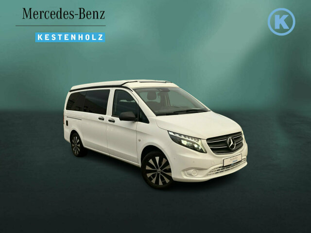 Interne Fahrzeugnr.:: 0923416Ausstattungslinien und -Pakete:  Aerodynamik-Paket,   Basic,   BlueEFFICIENCY-Paket,   Chrom Interieur-Paket,   Liege-Paket,   Modellgeneration 1,   Spur-Paket,   Tourer PROExterieur:  Änderungsjahr G3-I,   Aktiver Feststeller Schiebetür,   Außenspiegel heizbar und elektrisch verstellbar,   Basisfahrwerk,   Baureihe C447 Vito/V-Klasse,   Befestigungspunkte im Dachrahmen,   CO2-optimierte Bremsanlage,   Dachverkleidung,   Elektrik für Anhängersteckdose,   Fehlbetankungsschutz,   Fenster in Heckklappe mit Wisch- und Waschanlage,   Fenster vorn links, fest in Seitenwand/Schiebetür,   Generator 14 V / 250 A,   Gewichtsvariante 3.100 kg,   Haupttank 70 Liter,   Heckklappe,   Hinterachswellenfabrikat IFA,   Inland - Code,   Kombifahrzeug,   Komplettfahrzeug,   Kältemittel R-1234yf,   Kühlergrill verchromt,   LED Intelligent Light System,   Leichtmetallräder 7,0Jx17 5-Doppelspeich.-Design,   Pufferbatterie für Startvorgang,   Räderfabrikat Ronal,   Schiebetür links,   Schluss-, Brems- und Blinklicht in LED-Technik,   Steuercode Umstellung WLTP,   Stoßfänger und Anbauteile in Wagenfarbe lackiert,   Umfeldbeleuchtung Heckklappe,   VIN von außen sichtbar,   Vliesbatterie 12 V 92 Ah,   Wärmedämmendes Glas rundumInterieur:  3er-Sitzbank als Komfortliege, 2.Fondsitzreihe,   Abschließbares Handschuhfach,   Beleuchtung im Haltegriff Fond mit Lesespot,   Cupholder aufsteckbar in Armlehnen hinten,   Doppelcupholder Cockpit mittig,   Fenster fest hinten,   Haltegriff im Fond,   Innenspiegel,   Innenverkleidung gehobene Ausführung,   Klemmleiste für Elektroanschluss,   Komfort-Beifahrersitz drehbar,   Komfort-Dachbedieneinheit,   Komfort-Fahrersitz drehbar,   Lederlenkrad,   Linkslenker,   Sitzheizung für Beifahrer,   Sitzheizung für Fahrer,   Sitzschienensystem mit Schnellverriegelung,   Steckdose 12 V Kofferraum / Laderaum,   Steckdosen 12V für Sitzreihen Fond rechts u. links,   Stoff Santos schwarz,   Warmluftkanal zum FahrgastraumMultimedia:  2-Wege-Lautsprecher vorn und hinten,   Audio 40,   Digitales Extra: Remote Services Plus,   Digitales Radio (DAB),   Kombiinstrument (Pixel-Matrix-Display),   Kommunikationsmodul (LTE) für digitale Dienste,   Live Traffic Information,   Mercedes-Benz NotrufsystemKomfort und Umwelt:  9G-TRONIC,   Abgasreinigung SCR Generation 4,   Allrad permanent,   Attention Assist,   Berganfahrhilfe,   Colorverglasung im Fond, Schwarzglas,   ECO Start-Stop Funktion,   Emissionsklasse Euro 6d-TEMP M/N1 GR. II,   Fahrlichtassistent,   Haltegriff für Einstieg,   Lenkrad in Neigung und Höhe verstellbar,   Mercedes-Benz MobiloVan mit DSB und GgD,   Multifunktionslenkrad mit Reiserechner,   Parktronic,   Regensensor,   Spurhalteassistent,   Totwinkel-Assistent,   Zuheizer  elektrischSicherheit:  Adaptives Bremslicht,   Aktiver Abstands-Assistent DISTRONIC,   Aktiver Brems-Assistent,   Beifahrerairbag,   Fußgängerschutz,   Gurtwarneinrichtung für Beifahrer,   HOLD-Funktion,   Kindersicherung an Türen im Fahrgastraum,   Reifendrucküberwachung an VA u. HA, drahtlos,   Thorax-Pelvis-Sidebag Beifahrer,   Thorax-Pelvis-Sidebag Fahrer,   Verbandtasche,   Warndreieck,   Warnlampe für Wischwasserfüllstand,   Wegfall Windowbag A-BZustand/Papiere:  COC-Papiere,   Modellpflege,   Premiumschutz Reifen (3 Jahre),   Wartungsintervall 40.000 km,   Zulassung als PKWWeiteres:  Europa,   Fahrzeug HVO fähig,   Fenster v. rechts, fest in Seitenwand/Schiebetür,   halbautomatisch geregelt Klimaanlage TEMPMATIC,   Hersteller Mercedes-Benz AG,   Komfort-Öffnung u.Schließung mit IR-Fernbedienung,   Kunstoffboden TPO im Fahrgastraum,   Pannenmanagement,   Region EU/ EFTA,   Schilder / Druckschriften deutsch,   Steuercode Entwicklung,   Steuercode Modellpflege,   VIN codierte Fahrzeugdaten mit Prüfziffer,   Geschwindigkeitsbegrenzung 210 km/h,   Modelljahr 3,   Motor OM 654 DE 20 LA 140 kW (190 PS) 3800/min.