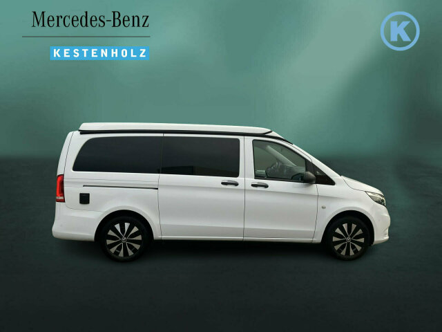 Interne Fahrzeugnr.:: 0923416Ausstattungslinien und -Pakete:  Aerodynamik-Paket,   Basic,   BlueEFFICIENCY-Paket,   Chrom Interieur-Paket,   Liege-Paket,   Modellgeneration 1,   Spur-Paket,   Tourer PROExterieur:  Änderungsjahr G3-I,   Aktiver Feststeller Schiebetür,   Außenspiegel heizbar und elektrisch verstellbar,   Basisfahrwerk,   Baureihe C447 Vito/V-Klasse,   Befestigungspunkte im Dachrahmen,   CO2-optimierte Bremsanlage,   Dachverkleidung,   Elektrik für Anhängersteckdose,   Fehlbetankungsschutz,   Fenster in Heckklappe mit Wisch- und Waschanlage,   Fenster vorn links, fest in Seitenwand/Schiebetür,   Generator 14 V / 250 A,   Gewichtsvariante 3.100 kg,   Haupttank 70 Liter,   Heckklappe,   Hinterachswellenfabrikat IFA,   Inland - Code,   Kombifahrzeug,   Komplettfahrzeug,   Kältemittel R-1234yf,   Kühlergrill verchromt,   LED Intelligent Light System,   Leichtmetallräder 7,0Jx17 5-Doppelspeich.-Design,   Pufferbatterie für Startvorgang,   Räderfabrikat Ronal,   Schiebetür links,   Schluss-, Brems- und Blinklicht in LED-Technik,   Steuercode Umstellung WLTP,   Stoßfänger und Anbauteile in Wagenfarbe lackiert,   Umfeldbeleuchtung Heckklappe,   VIN von außen sichtbar,   Vliesbatterie 12 V 92 Ah,   Wärmedämmendes Glas rundumInterieur:  3er-Sitzbank als Komfortliege, 2.Fondsitzreihe,   Abschließbares Handschuhfach,   Beleuchtung im Haltegriff Fond mit Lesespot,   Cupholder aufsteckbar in Armlehnen hinten,   Doppelcupholder Cockpit mittig,   Fenster fest hinten,   Haltegriff im Fond,   Innenspiegel,   Innenverkleidung gehobene Ausführung,   Klemmleiste für Elektroanschluss,   Komfort-Beifahrersitz drehbar,   Komfort-Dachbedieneinheit,   Komfort-Fahrersitz drehbar,   Lederlenkrad,   Linkslenker,   Sitzheizung für Beifahrer,   Sitzheizung für Fahrer,   Sitzschienensystem mit Schnellverriegelung,   Steckdose 12 V Kofferraum / Laderaum,   Steckdosen 12V für Sitzreihen Fond rechts u. links,   Stoff Santos schwarz,   Warmluftkanal zum FahrgastraumMultimedia:  2-Wege-Lautsprecher vorn und hinten,   Audio 40,   Digitales Extra: Remote Services Plus,   Digitales Radio (DAB),   Kombiinstrument (Pixel-Matrix-Display),   Kommunikationsmodul (LTE) für digitale Dienste,   Live Traffic Information,   Mercedes-Benz NotrufsystemKomfort und Umwelt:  9G-TRONIC,   Abgasreinigung SCR Generation 4,   Allrad permanent,   Attention Assist,   Berganfahrhilfe,   Colorverglasung im Fond, Schwarzglas,   ECO Start-Stop Funktion,   Emissionsklasse Euro 6d-TEMP M/N1 GR. II,   Fahrlichtassistent,   Haltegriff für Einstieg,   Lenkrad in Neigung und Höhe verstellbar,   Mercedes-Benz MobiloVan mit DSB und GgD,   Multifunktionslenkrad mit Reiserechner,   Parktronic,   Regensensor,   Spurhalteassistent,   Totwinkel-Assistent,   Zuheizer  elektrischSicherheit:  Adaptives Bremslicht,   Aktiver Abstands-Assistent DISTRONIC,   Aktiver Brems-Assistent,   Beifahrerairbag,   Fußgängerschutz,   Gurtwarneinrichtung für Beifahrer,   HOLD-Funktion,   Kindersicherung an Türen im Fahrgastraum,   Reifendrucküberwachung an VA u. HA, drahtlos,   Thorax-Pelvis-Sidebag Beifahrer,   Thorax-Pelvis-Sidebag Fahrer,   Verbandtasche,   Warndreieck,   Warnlampe für Wischwasserfüllstand,   Wegfall Windowbag A-BZustand/Papiere:  COC-Papiere,   Modellpflege,   Premiumschutz Reifen (3 Jahre),   Wartungsintervall 40.000 km,   Zulassung als PKWWeiteres:  Europa,   Fahrzeug HVO fähig,   Fenster v. rechts, fest in Seitenwand/Schiebetür,   halbautomatisch geregelt Klimaanlage TEMPMATIC,   Hersteller Mercedes-Benz AG,   Komfort-Öffnung u.Schließung mit IR-Fernbedienung,   Kunstoffboden TPO im Fahrgastraum,   Pannenmanagement,   Region EU/ EFTA,   Schilder / Druckschriften deutsch,   Steuercode Entwicklung,   Steuercode Modellpflege,   VIN codierte Fahrzeugdaten mit Prüfziffer,   Geschwindigkeitsbegrenzung 210 km/h,   Modelljahr 3,   Motor OM 654 DE 20 LA 140 kW (190 PS) 3800/min.