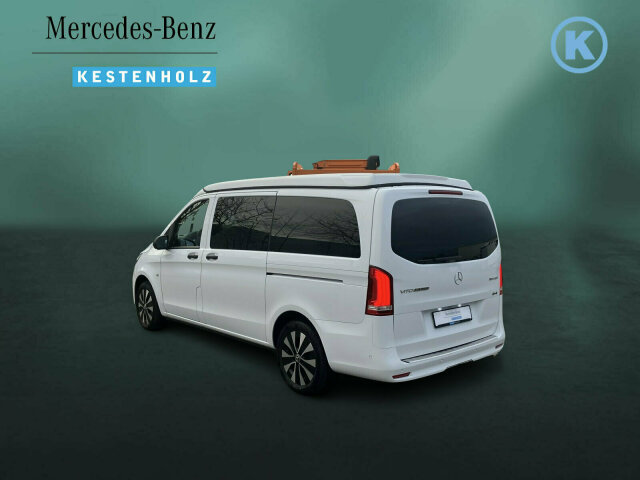 Interne Fahrzeugnr.:: 0923416Ausstattungslinien und -Pakete:  Aerodynamik-Paket,   Basic,   BlueEFFICIENCY-Paket,   Chrom Interieur-Paket,   Liege-Paket,   Modellgeneration 1,   Spur-Paket,   Tourer PROExterieur:  Änderungsjahr G3-I,   Aktiver Feststeller Schiebetür,   Außenspiegel heizbar und elektrisch verstellbar,   Basisfahrwerk,   Baureihe C447 Vito/V-Klasse,   Befestigungspunkte im Dachrahmen,   CO2-optimierte Bremsanlage,   Dachverkleidung,   Elektrik für Anhängersteckdose,   Fehlbetankungsschutz,   Fenster in Heckklappe mit Wisch- und Waschanlage,   Fenster vorn links, fest in Seitenwand/Schiebetür,   Generator 14 V / 250 A,   Gewichtsvariante 3.100 kg,   Haupttank 70 Liter,   Heckklappe,   Hinterachswellenfabrikat IFA,   Inland - Code,   Kombifahrzeug,   Komplettfahrzeug,   Kältemittel R-1234yf,   Kühlergrill verchromt,   LED Intelligent Light System,   Leichtmetallräder 7,0Jx17 5-Doppelspeich.-Design,   Pufferbatterie für Startvorgang,   Räderfabrikat Ronal,   Schiebetür links,   Schluss-, Brems- und Blinklicht in LED-Technik,   Steuercode Umstellung WLTP,   Stoßfänger und Anbauteile in Wagenfarbe lackiert,   Umfeldbeleuchtung Heckklappe,   VIN von außen sichtbar,   Vliesbatterie 12 V 92 Ah,   Wärmedämmendes Glas rundumInterieur:  3er-Sitzbank als Komfortliege, 2.Fondsitzreihe,   Abschließbares Handschuhfach,   Beleuchtung im Haltegriff Fond mit Lesespot,   Cupholder aufsteckbar in Armlehnen hinten,   Doppelcupholder Cockpit mittig,   Fenster fest hinten,   Haltegriff im Fond,   Innenspiegel,   Innenverkleidung gehobene Ausführung,   Klemmleiste für Elektroanschluss,   Komfort-Beifahrersitz drehbar,   Komfort-Dachbedieneinheit,   Komfort-Fahrersitz drehbar,   Lederlenkrad,   Linkslenker,   Sitzheizung für Beifahrer,   Sitzheizung für Fahrer,   Sitzschienensystem mit Schnellverriegelung,   Steckdose 12 V Kofferraum / Laderaum,   Steckdosen 12V für Sitzreihen Fond rechts u. links,   Stoff Santos schwarz,   Warmluftkanal zum FahrgastraumMultimedia:  2-Wege-Lautsprecher vorn und hinten,   Audio 40,   Digitales Extra: Remote Services Plus,   Digitales Radio (DAB),   Kombiinstrument (Pixel-Matrix-Display),   Kommunikationsmodul (LTE) für digitale Dienste,   Live Traffic Information,   Mercedes-Benz NotrufsystemKomfort und Umwelt:  9G-TRONIC,   Abgasreinigung SCR Generation 4,   Allrad permanent,   Attention Assist,   Berganfahrhilfe,   Colorverglasung im Fond, Schwarzglas,   ECO Start-Stop Funktion,   Emissionsklasse Euro 6d-TEMP M/N1 GR. II,   Fahrlichtassistent,   Haltegriff für Einstieg,   Lenkrad in Neigung und Höhe verstellbar,   Mercedes-Benz MobiloVan mit DSB und GgD,   Multifunktionslenkrad mit Reiserechner,   Parktronic,   Regensensor,   Spurhalteassistent,   Totwinkel-Assistent,   Zuheizer  elektrischSicherheit:  Adaptives Bremslicht,   Aktiver Abstands-Assistent DISTRONIC,   Aktiver Brems-Assistent,   Beifahrerairbag,   Fußgängerschutz,   Gurtwarneinrichtung für Beifahrer,   HOLD-Funktion,   Kindersicherung an Türen im Fahrgastraum,   Reifendrucküberwachung an VA u. HA, drahtlos,   Thorax-Pelvis-Sidebag Beifahrer,   Thorax-Pelvis-Sidebag Fahrer,   Verbandtasche,   Warndreieck,   Warnlampe für Wischwasserfüllstand,   Wegfall Windowbag A-BZustand/Papiere:  COC-Papiere,   Modellpflege,   Premiumschutz Reifen (3 Jahre),   Wartungsintervall 40.000 km,   Zulassung als PKWWeiteres:  Europa,   Fahrzeug HVO fähig,   Fenster v. rechts, fest in Seitenwand/Schiebetür,   halbautomatisch geregelt Klimaanlage TEMPMATIC,   Hersteller Mercedes-Benz AG,   Komfort-Öffnung u.Schließung mit IR-Fernbedienung,   Kunstoffboden TPO im Fahrgastraum,   Pannenmanagement,   Region EU/ EFTA,   Schilder / Druckschriften deutsch,   Steuercode Entwicklung,   Steuercode Modellpflege,   VIN codierte Fahrzeugdaten mit Prüfziffer,   Geschwindigkeitsbegrenzung 210 km/h,   Modelljahr 3,   Motor OM 654 DE 20 LA 140 kW (190 PS) 3800/min.