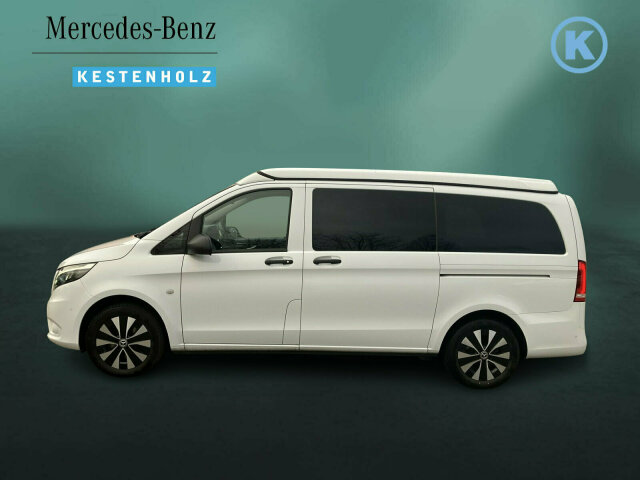 Interne Fahrzeugnr.:: 0923416Ausstattungslinien und -Pakete:  Aerodynamik-Paket,   Basic,   BlueEFFICIENCY-Paket,   Chrom Interieur-Paket,   Liege-Paket,   Modellgeneration 1,   Spur-Paket,   Tourer PROExterieur:  Änderungsjahr G3-I,   Aktiver Feststeller Schiebetür,   Außenspiegel heizbar und elektrisch verstellbar,   Basisfahrwerk,   Baureihe C447 Vito/V-Klasse,   Befestigungspunkte im Dachrahmen,   CO2-optimierte Bremsanlage,   Dachverkleidung,   Elektrik für Anhängersteckdose,   Fehlbetankungsschutz,   Fenster in Heckklappe mit Wisch- und Waschanlage,   Fenster vorn links, fest in Seitenwand/Schiebetür,   Generator 14 V / 250 A,   Gewichtsvariante 3.100 kg,   Haupttank 70 Liter,   Heckklappe,   Hinterachswellenfabrikat IFA,   Inland - Code,   Kombifahrzeug,   Komplettfahrzeug,   Kältemittel R-1234yf,   Kühlergrill verchromt,   LED Intelligent Light System,   Leichtmetallräder 7,0Jx17 5-Doppelspeich.-Design,   Pufferbatterie für Startvorgang,   Räderfabrikat Ronal,   Schiebetür links,   Schluss-, Brems- und Blinklicht in LED-Technik,   Steuercode Umstellung WLTP,   Stoßfänger und Anbauteile in Wagenfarbe lackiert,   Umfeldbeleuchtung Heckklappe,   VIN von außen sichtbar,   Vliesbatterie 12 V 92 Ah,   Wärmedämmendes Glas rundumInterieur:  3er-Sitzbank als Komfortliege, 2.Fondsitzreihe,   Abschließbares Handschuhfach,   Beleuchtung im Haltegriff Fond mit Lesespot,   Cupholder aufsteckbar in Armlehnen hinten,   Doppelcupholder Cockpit mittig,   Fenster fest hinten,   Haltegriff im Fond,   Innenspiegel,   Innenverkleidung gehobene Ausführung,   Klemmleiste für Elektroanschluss,   Komfort-Beifahrersitz drehbar,   Komfort-Dachbedieneinheit,   Komfort-Fahrersitz drehbar,   Lederlenkrad,   Linkslenker,   Sitzheizung für Beifahrer,   Sitzheizung für Fahrer,   Sitzschienensystem mit Schnellverriegelung,   Steckdose 12 V Kofferraum / Laderaum,   Steckdosen 12V für Sitzreihen Fond rechts u. links,   Stoff Santos schwarz,   Warmluftkanal zum FahrgastraumMultimedia:  2-Wege-Lautsprecher vorn und hinten,   Audio 40,   Digitales Extra: Remote Services Plus,   Digitales Radio (DAB),   Kombiinstrument (Pixel-Matrix-Display),   Kommunikationsmodul (LTE) für digitale Dienste,   Live Traffic Information,   Mercedes-Benz NotrufsystemKomfort und Umwelt:  9G-TRONIC,   Abgasreinigung SCR Generation 4,   Allrad permanent,   Attention Assist,   Berganfahrhilfe,   Colorverglasung im Fond, Schwarzglas,   ECO Start-Stop Funktion,   Emissionsklasse Euro 6d-TEMP M/N1 GR. II,   Fahrlichtassistent,   Haltegriff für Einstieg,   Lenkrad in Neigung und Höhe verstellbar,   Mercedes-Benz MobiloVan mit DSB und GgD,   Multifunktionslenkrad mit Reiserechner,   Parktronic,   Regensensor,   Spurhalteassistent,   Totwinkel-Assistent,   Zuheizer  elektrischSicherheit:  Adaptives Bremslicht,   Aktiver Abstands-Assistent DISTRONIC,   Aktiver Brems-Assistent,   Beifahrerairbag,   Fußgängerschutz,   Gurtwarneinrichtung für Beifahrer,   HOLD-Funktion,   Kindersicherung an Türen im Fahrgastraum,   Reifendrucküberwachung an VA u. HA, drahtlos,   Thorax-Pelvis-Sidebag Beifahrer,   Thorax-Pelvis-Sidebag Fahrer,   Verbandtasche,   Warndreieck,   Warnlampe für Wischwasserfüllstand,   Wegfall Windowbag A-BZustand/Papiere:  COC-Papiere,   Modellpflege,   Premiumschutz Reifen (3 Jahre),   Wartungsintervall 40.000 km,   Zulassung als PKWWeiteres:  Europa,   Fahrzeug HVO fähig,   Fenster v. rechts, fest in Seitenwand/Schiebetür,   halbautomatisch geregelt Klimaanlage TEMPMATIC,   Hersteller Mercedes-Benz AG,   Komfort-Öffnung u.Schließung mit IR-Fernbedienung,   Kunstoffboden TPO im Fahrgastraum,   Pannenmanagement,   Region EU/ EFTA,   Schilder / Druckschriften deutsch,   Steuercode Entwicklung,   Steuercode Modellpflege,   VIN codierte Fahrzeugdaten mit Prüfziffer,   Geschwindigkeitsbegrenzung 210 km/h,   Modelljahr 3,   Motor OM 654 DE 20 LA 140 kW (190 PS) 3800/min.