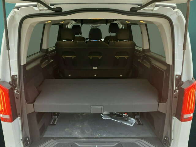 Interne Fahrzeugnr.:: 0923416Ausstattungslinien und -Pakete:  Aerodynamik-Paket,   Basic,   BlueEFFICIENCY-Paket,   Chrom Interieur-Paket,   Liege-Paket,   Modellgeneration 1,   Spur-Paket,   Tourer PROExterieur:  Änderungsjahr G3-I,   Aktiver Feststeller Schiebetür,   Außenspiegel heizbar und elektrisch verstellbar,   Basisfahrwerk,   Baureihe C447 Vito/V-Klasse,   Befestigungspunkte im Dachrahmen,   CO2-optimierte Bremsanlage,   Dachverkleidung,   Elektrik für Anhängersteckdose,   Fehlbetankungsschutz,   Fenster in Heckklappe mit Wisch- und Waschanlage,   Fenster vorn links, fest in Seitenwand/Schiebetür,   Generator 14 V / 250 A,   Gewichtsvariante 3.100 kg,   Haupttank 70 Liter,   Heckklappe,   Hinterachswellenfabrikat IFA,   Inland - Code,   Kombifahrzeug,   Komplettfahrzeug,   Kältemittel R-1234yf,   Kühlergrill verchromt,   LED Intelligent Light System,   Leichtmetallräder 7,0Jx17 5-Doppelspeich.-Design,   Pufferbatterie für Startvorgang,   Räderfabrikat Ronal,   Schiebetür links,   Schluss-, Brems- und Blinklicht in LED-Technik,   Steuercode Umstellung WLTP,   Stoßfänger und Anbauteile in Wagenfarbe lackiert,   Umfeldbeleuchtung Heckklappe,   VIN von außen sichtbar,   Vliesbatterie 12 V 92 Ah,   Wärmedämmendes Glas rundumInterieur:  3er-Sitzbank als Komfortliege, 2.Fondsitzreihe,   Abschließbares Handschuhfach,   Beleuchtung im Haltegriff Fond mit Lesespot,   Cupholder aufsteckbar in Armlehnen hinten,   Doppelcupholder Cockpit mittig,   Fenster fest hinten,   Haltegriff im Fond,   Innenspiegel,   Innenverkleidung gehobene Ausführung,   Klemmleiste für Elektroanschluss,   Komfort-Beifahrersitz drehbar,   Komfort-Dachbedieneinheit,   Komfort-Fahrersitz drehbar,   Lederlenkrad,   Linkslenker,   Sitzheizung für Beifahrer,   Sitzheizung für Fahrer,   Sitzschienensystem mit Schnellverriegelung,   Steckdose 12 V Kofferraum / Laderaum,   Steckdosen 12V für Sitzreihen Fond rechts u. links,   Stoff Santos schwarz,   Warmluftkanal zum FahrgastraumMultimedia:  2-Wege-Lautsprecher vorn und hinten,   Audio 40,   Digitales Extra: Remote Services Plus,   Digitales Radio (DAB),   Kombiinstrument (Pixel-Matrix-Display),   Kommunikationsmodul (LTE) für digitale Dienste,   Live Traffic Information,   Mercedes-Benz NotrufsystemKomfort und Umwelt:  9G-TRONIC,   Abgasreinigung SCR Generation 4,   Allrad permanent,   Attention Assist,   Berganfahrhilfe,   Colorverglasung im Fond, Schwarzglas,   ECO Start-Stop Funktion,   Emissionsklasse Euro 6d-TEMP M/N1 GR. II,   Fahrlichtassistent,   Haltegriff für Einstieg,   Lenkrad in Neigung und Höhe verstellbar,   Mercedes-Benz MobiloVan mit DSB und GgD,   Multifunktionslenkrad mit Reiserechner,   Parktronic,   Regensensor,   Spurhalteassistent,   Totwinkel-Assistent,   Zuheizer  elektrischSicherheit:  Adaptives Bremslicht,   Aktiver Abstands-Assistent DISTRONIC,   Aktiver Brems-Assistent,   Beifahrerairbag,   Fußgängerschutz,   Gurtwarneinrichtung für Beifahrer,   HOLD-Funktion,   Kindersicherung an Türen im Fahrgastraum,   Reifendrucküberwachung an VA u. HA, drahtlos,   Thorax-Pelvis-Sidebag Beifahrer,   Thorax-Pelvis-Sidebag Fahrer,   Verbandtasche,   Warndreieck,   Warnlampe für Wischwasserfüllstand,   Wegfall Windowbag A-BZustand/Papiere:  COC-Papiere,   Modellpflege,   Premiumschutz Reifen (3 Jahre),   Wartungsintervall 40.000 km,   Zulassung als PKWWeiteres:  Europa,   Fahrzeug HVO fähig,   Fenster v. rechts, fest in Seitenwand/Schiebetür,   halbautomatisch geregelt Klimaanlage TEMPMATIC,   Hersteller Mercedes-Benz AG,   Komfort-Öffnung u.Schließung mit IR-Fernbedienung,   Kunstoffboden TPO im Fahrgastraum,   Pannenmanagement,   Region EU/ EFTA,   Schilder / Druckschriften deutsch,   Steuercode Entwicklung,   Steuercode Modellpflege,   VIN codierte Fahrzeugdaten mit Prüfziffer,   Geschwindigkeitsbegrenzung 210 km/h,   Modelljahr 3,   Motor OM 654 DE 20 LA 140 kW (190 PS) 3800/min.