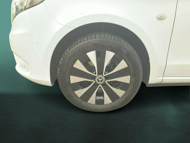 Interne Fahrzeugnr.:: 0923416Ausstattungslinien und -Pakete:  Aerodynamik-Paket,   Basic,   BlueEFFICIENCY-Paket,   Chrom Interieur-Paket,   Liege-Paket,   Modellgeneration 1,   Spur-Paket,   Tourer PROExterieur:  Änderungsjahr G3-I,   Aktiver Feststeller Schiebetür,   Außenspiegel heizbar und elektrisch verstellbar,   Basisfahrwerk,   Baureihe C447 Vito/V-Klasse,   Befestigungspunkte im Dachrahmen,   CO2-optimierte Bremsanlage,   Dachverkleidung,   Elektrik für Anhängersteckdose,   Fehlbetankungsschutz,   Fenster in Heckklappe mit Wisch- und Waschanlage,   Fenster vorn links, fest in Seitenwand/Schiebetür,   Generator 14 V / 250 A,   Gewichtsvariante 3.100 kg,   Haupttank 70 Liter,   Heckklappe,   Hinterachswellenfabrikat IFA,   Inland - Code,   Kombifahrzeug,   Komplettfahrzeug,   Kältemittel R-1234yf,   Kühlergrill verchromt,   LED Intelligent Light System,   Leichtmetallräder 7,0Jx17 5-Doppelspeich.-Design,   Pufferbatterie für Startvorgang,   Räderfabrikat Ronal,   Schiebetür links,   Schluss-, Brems- und Blinklicht in LED-Technik,   Steuercode Umstellung WLTP,   Stoßfänger und Anbauteile in Wagenfarbe lackiert,   Umfeldbeleuchtung Heckklappe,   VIN von außen sichtbar,   Vliesbatterie 12 V 92 Ah,   Wärmedämmendes Glas rundumInterieur:  3er-Sitzbank als Komfortliege, 2.Fondsitzreihe,   Abschließbares Handschuhfach,   Beleuchtung im Haltegriff Fond mit Lesespot,   Cupholder aufsteckbar in Armlehnen hinten,   Doppelcupholder Cockpit mittig,   Fenster fest hinten,   Haltegriff im Fond,   Innenspiegel,   Innenverkleidung gehobene Ausführung,   Klemmleiste für Elektroanschluss,   Komfort-Beifahrersitz drehbar,   Komfort-Dachbedieneinheit,   Komfort-Fahrersitz drehbar,   Lederlenkrad,   Linkslenker,   Sitzheizung für Beifahrer,   Sitzheizung für Fahrer,   Sitzschienensystem mit Schnellverriegelung,   Steckdose 12 V Kofferraum / Laderaum,   Steckdosen 12V für Sitzreihen Fond rechts u. links,   Stoff Santos schwarz,   Warmluftkanal zum FahrgastraumMultimedia:  2-Wege-Lautsprecher vorn und hinten,   Audio 40,   Digitales Extra: Remote Services Plus,   Digitales Radio (DAB),   Kombiinstrument (Pixel-Matrix-Display),   Kommunikationsmodul (LTE) für digitale Dienste,   Live Traffic Information,   Mercedes-Benz NotrufsystemKomfort und Umwelt:  9G-TRONIC,   Abgasreinigung SCR Generation 4,   Allrad permanent,   Attention Assist,   Berganfahrhilfe,   Colorverglasung im Fond, Schwarzglas,   ECO Start-Stop Funktion,   Emissionsklasse Euro 6d-TEMP M/N1 GR. II,   Fahrlichtassistent,   Haltegriff für Einstieg,   Lenkrad in Neigung und Höhe verstellbar,   Mercedes-Benz MobiloVan mit DSB und GgD,   Multifunktionslenkrad mit Reiserechner,   Parktronic,   Regensensor,   Spurhalteassistent,   Totwinkel-Assistent,   Zuheizer  elektrischSicherheit:  Adaptives Bremslicht,   Aktiver Abstands-Assistent DISTRONIC,   Aktiver Brems-Assistent,   Beifahrerairbag,   Fußgängerschutz,   Gurtwarneinrichtung für Beifahrer,   HOLD-Funktion,   Kindersicherung an Türen im Fahrgastraum,   Reifendrucküberwachung an VA u. HA, drahtlos,   Thorax-Pelvis-Sidebag Beifahrer,   Thorax-Pelvis-Sidebag Fahrer,   Verbandtasche,   Warndreieck,   Warnlampe für Wischwasserfüllstand,   Wegfall Windowbag A-BZustand/Papiere:  COC-Papiere,   Modellpflege,   Premiumschutz Reifen (3 Jahre),   Wartungsintervall 40.000 km,   Zulassung als PKWWeiteres:  Europa,   Fahrzeug HVO fähig,   Fenster v. rechts, fest in Seitenwand/Schiebetür,   halbautomatisch geregelt Klimaanlage TEMPMATIC,   Hersteller Mercedes-Benz AG,   Komfort-Öffnung u.Schließung mit IR-Fernbedienung,   Kunstoffboden TPO im Fahrgastraum,   Pannenmanagement,   Region EU/ EFTA,   Schilder / Druckschriften deutsch,   Steuercode Entwicklung,   Steuercode Modellpflege,   VIN codierte Fahrzeugdaten mit Prüfziffer,   Geschwindigkeitsbegrenzung 210 km/h,   Modelljahr 3,   Motor OM 654 DE 20 LA 140 kW (190 PS) 3800/min.