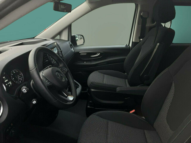 Interne Fahrzeugnr.:: 0923416Ausstattungslinien und -Pakete:  Aerodynamik-Paket,   Basic,   BlueEFFICIENCY-Paket,   Chrom Interieur-Paket,   Liege-Paket,   Modellgeneration 1,   Spur-Paket,   Tourer PROExterieur:  Änderungsjahr G3-I,   Aktiver Feststeller Schiebetür,   Außenspiegel heizbar und elektrisch verstellbar,   Basisfahrwerk,   Baureihe C447 Vito/V-Klasse,   Befestigungspunkte im Dachrahmen,   CO2-optimierte Bremsanlage,   Dachverkleidung,   Elektrik für Anhängersteckdose,   Fehlbetankungsschutz,   Fenster in Heckklappe mit Wisch- und Waschanlage,   Fenster vorn links, fest in Seitenwand/Schiebetür,   Generator 14 V / 250 A,   Gewichtsvariante 3.100 kg,   Haupttank 70 Liter,   Heckklappe,   Hinterachswellenfabrikat IFA,   Inland - Code,   Kombifahrzeug,   Komplettfahrzeug,   Kältemittel R-1234yf,   Kühlergrill verchromt,   LED Intelligent Light System,   Leichtmetallräder 7,0Jx17 5-Doppelspeich.-Design,   Pufferbatterie für Startvorgang,   Räderfabrikat Ronal,   Schiebetür links,   Schluss-, Brems- und Blinklicht in LED-Technik,   Steuercode Umstellung WLTP,   Stoßfänger und Anbauteile in Wagenfarbe lackiert,   Umfeldbeleuchtung Heckklappe,   VIN von außen sichtbar,   Vliesbatterie 12 V 92 Ah,   Wärmedämmendes Glas rundumInterieur:  3er-Sitzbank als Komfortliege, 2.Fondsitzreihe,   Abschließbares Handschuhfach,   Beleuchtung im Haltegriff Fond mit Lesespot,   Cupholder aufsteckbar in Armlehnen hinten,   Doppelcupholder Cockpit mittig,   Fenster fest hinten,   Haltegriff im Fond,   Innenspiegel,   Innenverkleidung gehobene Ausführung,   Klemmleiste für Elektroanschluss,   Komfort-Beifahrersitz drehbar,   Komfort-Dachbedieneinheit,   Komfort-Fahrersitz drehbar,   Lederlenkrad,   Linkslenker,   Sitzheizung für Beifahrer,   Sitzheizung für Fahrer,   Sitzschienensystem mit Schnellverriegelung,   Steckdose 12 V Kofferraum / Laderaum,   Steckdosen 12V für Sitzreihen Fond rechts u. links,   Stoff Santos schwarz,   Warmluftkanal zum FahrgastraumMultimedia:  2-Wege-Lautsprecher vorn und hinten,   Audio 40,   Digitales Extra: Remote Services Plus,   Digitales Radio (DAB),   Kombiinstrument (Pixel-Matrix-Display),   Kommunikationsmodul (LTE) für digitale Dienste,   Live Traffic Information,   Mercedes-Benz NotrufsystemKomfort und Umwelt:  9G-TRONIC,   Abgasreinigung SCR Generation 4,   Allrad permanent,   Attention Assist,   Berganfahrhilfe,   Colorverglasung im Fond, Schwarzglas,   ECO Start-Stop Funktion,   Emissionsklasse Euro 6d-TEMP M/N1 GR. II,   Fahrlichtassistent,   Haltegriff für Einstieg,   Lenkrad in Neigung und Höhe verstellbar,   Mercedes-Benz MobiloVan mit DSB und GgD,   Multifunktionslenkrad mit Reiserechner,   Parktronic,   Regensensor,   Spurhalteassistent,   Totwinkel-Assistent,   Zuheizer  elektrischSicherheit:  Adaptives Bremslicht,   Aktiver Abstands-Assistent DISTRONIC,   Aktiver Brems-Assistent,   Beifahrerairbag,   Fußgängerschutz,   Gurtwarneinrichtung für Beifahrer,   HOLD-Funktion,   Kindersicherung an Türen im Fahrgastraum,   Reifendrucküberwachung an VA u. HA, drahtlos,   Thorax-Pelvis-Sidebag Beifahrer,   Thorax-Pelvis-Sidebag Fahrer,   Verbandtasche,   Warndreieck,   Warnlampe für Wischwasserfüllstand,   Wegfall Windowbag A-BZustand/Papiere:  COC-Papiere,   Modellpflege,   Premiumschutz Reifen (3 Jahre),   Wartungsintervall 40.000 km,   Zulassung als PKWWeiteres:  Europa,   Fahrzeug HVO fähig,   Fenster v. rechts, fest in Seitenwand/Schiebetür,   halbautomatisch geregelt Klimaanlage TEMPMATIC,   Hersteller Mercedes-Benz AG,   Komfort-Öffnung u.Schließung mit IR-Fernbedienung,   Kunstoffboden TPO im Fahrgastraum,   Pannenmanagement,   Region EU/ EFTA,   Schilder / Druckschriften deutsch,   Steuercode Entwicklung,   Steuercode Modellpflege,   VIN codierte Fahrzeugdaten mit Prüfziffer,   Geschwindigkeitsbegrenzung 210 km/h,   Modelljahr 3,   Motor OM 654 DE 20 LA 140 kW (190 PS) 3800/min.