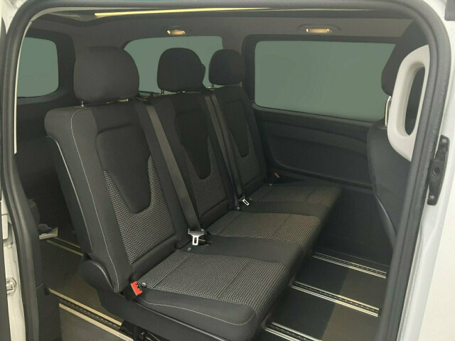 Interne Fahrzeugnr.:: 0923416Ausstattungslinien und -Pakete:  Aerodynamik-Paket,   Basic,   BlueEFFICIENCY-Paket,   Chrom Interieur-Paket,   Liege-Paket,   Modellgeneration 1,   Spur-Paket,   Tourer PROExterieur:  Änderungsjahr G3-I,   Aktiver Feststeller Schiebetür,   Außenspiegel heizbar und elektrisch verstellbar,   Basisfahrwerk,   Baureihe C447 Vito/V-Klasse,   Befestigungspunkte im Dachrahmen,   CO2-optimierte Bremsanlage,   Dachverkleidung,   Elektrik für Anhängersteckdose,   Fehlbetankungsschutz,   Fenster in Heckklappe mit Wisch- und Waschanlage,   Fenster vorn links, fest in Seitenwand/Schiebetür,   Generator 14 V / 250 A,   Gewichtsvariante 3.100 kg,   Haupttank 70 Liter,   Heckklappe,   Hinterachswellenfabrikat IFA,   Inland - Code,   Kombifahrzeug,   Komplettfahrzeug,   Kältemittel R-1234yf,   Kühlergrill verchromt,   LED Intelligent Light System,   Leichtmetallräder 7,0Jx17 5-Doppelspeich.-Design,   Pufferbatterie für Startvorgang,   Räderfabrikat Ronal,   Schiebetür links,   Schluss-, Brems- und Blinklicht in LED-Technik,   Steuercode Umstellung WLTP,   Stoßfänger und Anbauteile in Wagenfarbe lackiert,   Umfeldbeleuchtung Heckklappe,   VIN von außen sichtbar,   Vliesbatterie 12 V 92 Ah,   Wärmedämmendes Glas rundumInterieur:  3er-Sitzbank als Komfortliege, 2.Fondsitzreihe,   Abschließbares Handschuhfach,   Beleuchtung im Haltegriff Fond mit Lesespot,   Cupholder aufsteckbar in Armlehnen hinten,   Doppelcupholder Cockpit mittig,   Fenster fest hinten,   Haltegriff im Fond,   Innenspiegel,   Innenverkleidung gehobene Ausführung,   Klemmleiste für Elektroanschluss,   Komfort-Beifahrersitz drehbar,   Komfort-Dachbedieneinheit,   Komfort-Fahrersitz drehbar,   Lederlenkrad,   Linkslenker,   Sitzheizung für Beifahrer,   Sitzheizung für Fahrer,   Sitzschienensystem mit Schnellverriegelung,   Steckdose 12 V Kofferraum / Laderaum,   Steckdosen 12V für Sitzreihen Fond rechts u. links,   Stoff Santos schwarz,   Warmluftkanal zum FahrgastraumMultimedia:  2-Wege-Lautsprecher vorn und hinten,   Audio 40,   Digitales Extra: Remote Services Plus,   Digitales Radio (DAB),   Kombiinstrument (Pixel-Matrix-Display),   Kommunikationsmodul (LTE) für digitale Dienste,   Live Traffic Information,   Mercedes-Benz NotrufsystemKomfort und Umwelt:  9G-TRONIC,   Abgasreinigung SCR Generation 4,   Allrad permanent,   Attention Assist,   Berganfahrhilfe,   Colorverglasung im Fond, Schwarzglas,   ECO Start-Stop Funktion,   Emissionsklasse Euro 6d-TEMP M/N1 GR. II,   Fahrlichtassistent,   Haltegriff für Einstieg,   Lenkrad in Neigung und Höhe verstellbar,   Mercedes-Benz MobiloVan mit DSB und GgD,   Multifunktionslenkrad mit Reiserechner,   Parktronic,   Regensensor,   Spurhalteassistent,   Totwinkel-Assistent,   Zuheizer  elektrischSicherheit:  Adaptives Bremslicht,   Aktiver Abstands-Assistent DISTRONIC,   Aktiver Brems-Assistent,   Beifahrerairbag,   Fußgängerschutz,   Gurtwarneinrichtung für Beifahrer,   HOLD-Funktion,   Kindersicherung an Türen im Fahrgastraum,   Reifendrucküberwachung an VA u. HA, drahtlos,   Thorax-Pelvis-Sidebag Beifahrer,   Thorax-Pelvis-Sidebag Fahrer,   Verbandtasche,   Warndreieck,   Warnlampe für Wischwasserfüllstand,   Wegfall Windowbag A-BZustand/Papiere:  COC-Papiere,   Modellpflege,   Premiumschutz Reifen (3 Jahre),   Wartungsintervall 40.000 km,   Zulassung als PKWWeiteres:  Europa,   Fahrzeug HVO fähig,   Fenster v. rechts, fest in Seitenwand/Schiebetür,   halbautomatisch geregelt Klimaanlage TEMPMATIC,   Hersteller Mercedes-Benz AG,   Komfort-Öffnung u.Schließung mit IR-Fernbedienung,   Kunstoffboden TPO im Fahrgastraum,   Pannenmanagement,   Region EU/ EFTA,   Schilder / Druckschriften deutsch,   Steuercode Entwicklung,   Steuercode Modellpflege,   VIN codierte Fahrzeugdaten mit Prüfziffer,   Geschwindigkeitsbegrenzung 210 km/h,   Modelljahr 3,   Motor OM 654 DE 20 LA 140 kW (190 PS) 3800/min.