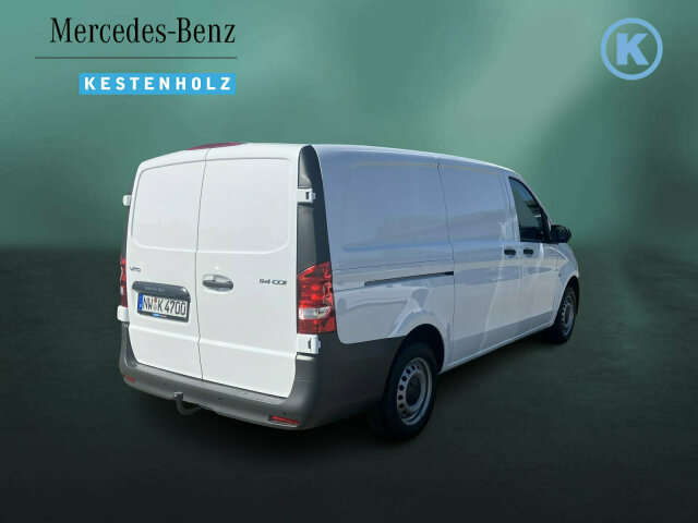 Interne Fahrzeugnr.:: 0923566Ausstattungslinien und -Pakete:  BASE,   BlueEFFICIENCY-Paket,   Modellgeneration 2,   Park-Paket,   SondermodellExterieur:  6-Gang-Schaltgetriebe TSG 380,   Anhängerkupplung Kugelkopf fest,   Außenspiegel heizbar und elektrisch verstellbar,   Basisfahrwerk,   Baureihe C447 Vito/V-Klasse,   Befestigungspunkte im Dachrahmen,   CO2-optimierte Bremsanlage,   Generator 14 V / 250 A,   Gewichtsvariante 2.800 kg,   Haupttank 70 Liter,   Heckkamera nicht einklappbar,   Hecktür zweiflügelig 180 Grad ohne Fenster,   Inland - Code,   Kastenwagen,   Komplettfahrzeug,   Kältemittel R-1234yf,   Premium Komplettradschutz (3 Jahre),   Radstand 3200 mm, Überhang lang,   Steuercode Umstellung WLTP,   Vliesbatterie 12 V 92 Ah,   Wärmedämmendes Glas rundumInterieur:  Abschließbares Handschuhfach,   Beifahrersitz Zweisitzer,   Holzfußboden,   Innenverkleidung Laderaum, obere Felder,   Innenverkleidung Laderaum, seitlich,   Komfort Fahrersitz,   LED-Lichtband im Laderaum,   Linkslenker,   Sitzbelegungserkennung Fahrersitz,   Stoff Caluma schwarz,   Trennwand durchgehendMultimedia:  2-Wege-Lautsprecher vorne,   Digitales Extra: Remote Services Plus,   Digitales Extra: Vorrüstung für Navigation,   Digitales Radio (DAB),   Headunit Europa/GUS-Staaten/Mongolei,   Kombiinstrument mit Farbdisplay,   Kommunikationsmodul (LTE) für digitale Dienste,   MBUX Multimediasystem,   Mercedes-Benz NotrufsystemKomfort und Umwelt:  Abgasreinigung SCR Generation 4,   Aktiver Spurhalte-Assistent,   Attention Assist,   Berganfahrhilfe,   ECO Start-Stop Funktion,   Fahrlichtassistent,   Intelligenter Geschwindigkeitsassistent (ISA),   Kofferraum-Komfortschließung,   Lenkrad in Neigung und Höhe verstellbar,   Mercedes-Benz MobiloVan mit DSB und GgD,   Multi-Tasten Funkfernbedienung,   Multifunktionslenkrad,   Sauglüfter elektrisch Leistungsstufe 5,   Tempomat,   Totwinkel-AssistentSicherheit:  Adaptives Bremslicht,   Aktiver Brems-Assistent,   Beifahrerairbag,   Bremskraftverstärkerausfallkompensierung,   Geräuschvorschrift nach ECE R51-3,   Gurtwarneinrichtung für Beifahrer,   Reifendrucküberwachung an VA u. HA, drahtlos,   Verbandtasche,   WarndreieckZustand/Papiere:  COC-Papiere,   Modellpflege,   Wartungsintervall 40.000 km,   Zulassung als LKWWeiteres: Fahrzeug mit Haltedauer! Abgabe frühestens 90 Tage nach Erstzulassung! AEJ X5/1,   AEJ X5/2,   BEDIENUNGSANLEITUNG U. SERVICEHEFT-DEUTSCH,   EMISSIONSKLASSE EURO 6E-BIS N1,   Europa,   Fahrerkamera,   Fahrzeug HVO fähig,   halbautomatisch geregelt Klimaanlage TEMPMATIC,   Hersteller Mercedes-Benz AG,   Mopf II,   OM 654 DE 20 LA 100 kW (136 PS) 3800/min,   Pannenmanagement,   Region EU/ EFTA,   Schilder / Druckschriften deutsch,   Steuercode Entwicklung,   Steuercode Modellpflege,   Vertriebskennzeichen 0,   VIN codierte Fahrzeugdaten mit Prüfziffer,   Wartungsintervall 2 Jahre,   WIPPS-Länder WEU+COC,   Geschwindigkeitsbegrenzung 210 km/h.