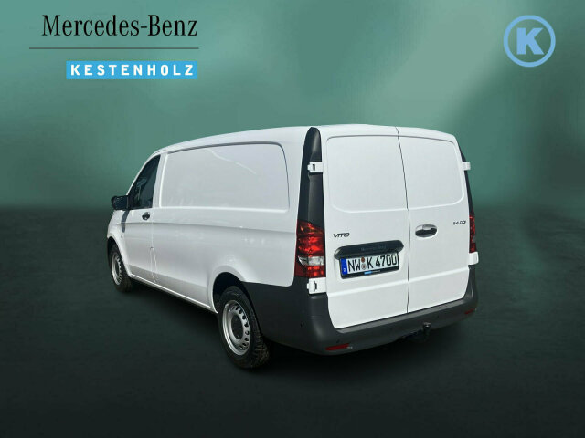 Interne Fahrzeugnr.:: 0923566Ausstattungslinien und -Pakete:  BASE,   BlueEFFICIENCY-Paket,   Modellgeneration 2,   Park-Paket,   SondermodellExterieur:  6-Gang-Schaltgetriebe TSG 380,   Anhängerkupplung Kugelkopf fest,   Außenspiegel heizbar und elektrisch verstellbar,   Basisfahrwerk,   Baureihe C447 Vito/V-Klasse,   Befestigungspunkte im Dachrahmen,   CO2-optimierte Bremsanlage,   Generator 14 V / 250 A,   Gewichtsvariante 2.800 kg,   Haupttank 70 Liter,   Heckkamera nicht einklappbar,   Hecktür zweiflügelig 180 Grad ohne Fenster,   Inland - Code,   Kastenwagen,   Komplettfahrzeug,   Kältemittel R-1234yf,   Premium Komplettradschutz (3 Jahre),   Radstand 3200 mm, Überhang lang,   Steuercode Umstellung WLTP,   Vliesbatterie 12 V 92 Ah,   Wärmedämmendes Glas rundumInterieur:  Abschließbares Handschuhfach,   Beifahrersitz Zweisitzer,   Holzfußboden,   Innenverkleidung Laderaum, obere Felder,   Innenverkleidung Laderaum, seitlich,   Komfort Fahrersitz,   LED-Lichtband im Laderaum,   Linkslenker,   Sitzbelegungserkennung Fahrersitz,   Stoff Caluma schwarz,   Trennwand durchgehendMultimedia:  2-Wege-Lautsprecher vorne,   Digitales Extra: Remote Services Plus,   Digitales Extra: Vorrüstung für Navigation,   Digitales Radio (DAB),   Headunit Europa/GUS-Staaten/Mongolei,   Kombiinstrument mit Farbdisplay,   Kommunikationsmodul (LTE) für digitale Dienste,   MBUX Multimediasystem,   Mercedes-Benz NotrufsystemKomfort und Umwelt:  Abgasreinigung SCR Generation 4,   Aktiver Spurhalte-Assistent,   Attention Assist,   Berganfahrhilfe,   ECO Start-Stop Funktion,   Fahrlichtassistent,   Intelligenter Geschwindigkeitsassistent (ISA),   Kofferraum-Komfortschließung,   Lenkrad in Neigung und Höhe verstellbar,   Mercedes-Benz MobiloVan mit DSB und GgD,   Multi-Tasten Funkfernbedienung,   Multifunktionslenkrad,   Sauglüfter elektrisch Leistungsstufe 5,   Tempomat,   Totwinkel-AssistentSicherheit:  Adaptives Bremslicht,   Aktiver Brems-Assistent,   Beifahrerairbag,   Bremskraftverstärkerausfallkompensierung,   Geräuschvorschrift nach ECE R51-3,   Gurtwarneinrichtung für Beifahrer,   Reifendrucküberwachung an VA u. HA, drahtlos,   Verbandtasche,   WarndreieckZustand/Papiere:  COC-Papiere,   Modellpflege,   Wartungsintervall 40.000 km,   Zulassung als LKWWeiteres: Fahrzeug mit Haltedauer! Abgabe frühestens 90 Tage nach Erstzulassung! AEJ X5/1,   AEJ X5/2,   BEDIENUNGSANLEITUNG U. SERVICEHEFT-DEUTSCH,   EMISSIONSKLASSE EURO 6E-BIS N1,   Europa,   Fahrerkamera,   Fahrzeug HVO fähig,   halbautomatisch geregelt Klimaanlage TEMPMATIC,   Hersteller Mercedes-Benz AG,   Mopf II,   OM 654 DE 20 LA 100 kW (136 PS) 3800/min,   Pannenmanagement,   Region EU/ EFTA,   Schilder / Druckschriften deutsch,   Steuercode Entwicklung,   Steuercode Modellpflege,   Vertriebskennzeichen 0,   VIN codierte Fahrzeugdaten mit Prüfziffer,   Wartungsintervall 2 Jahre,   WIPPS-Länder WEU+COC,   Geschwindigkeitsbegrenzung 210 km/h.
