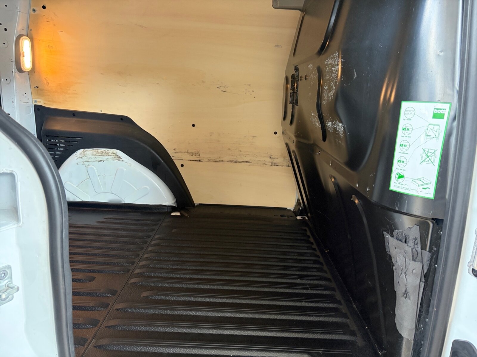 Ausstattungslinien und -Pakete:  Ohne Chrom-PaketExterieur:  6-Gang Schaltgetriebe:  Anhängerkupplung Kugelkopf, tief:  Bereifung 195/65 R15,   Blende über Schlußleuchte genarbt,   Blinkleuchten seitlich vorn,   Hecktür zweiflügelig 180 Grad ohne Fenster:  Kastenwagen:  Komplettfahrzeug,   Ohne Abdeckung Schiebetürschiene in Wagenfarbe,   Ohne Dachreling,   Ohne Fenster hinten links,   Ohne Fenster hinten rechts,   Ohne Lackierung Anbauteile,   Ohne Licht- und Regensensor,   Radnabenabdeckung,   Reifenfabrikat Michelin (80),   Reserverad,   Schiebetür rechts:  Seitenwand links,   Stahlräder 6 J x 15,   Standard Betankung,   Steuercode Umstellung WLTP,   Verglasung leicht getöntInterieur:  Ablage über Frontscheibe,   Armlehne mit Staufach,   Beifahrersitz,   Boden und Seitenwandverkleidung Holz,   Fahrersitz,   Fensterheber vorn elektrisch,   Handschuhfach, Beifahrerseite, geschlossen,   Holzfußboden,   Innenverkleidung Basis,   Innenverkleidung Laderaum bis Dachhöhe (Holz),   Klimaanlage:  Lenkrad umschäumt,   Linkslenker,   Motor OM 608 DE 15 LA 85 kW (116 PS) 3750/min,   Ohne Ablagefach in Verkl. Schiebetür(en),   Ohne B-Säulenverkleidung,   Ohne Bodenbelag Fond/Laderaum,   Ohne Dachablage Fahrgastraum,   Ohne Dachverkleidung,   Ohne Fenster SW/LST m. Fensterheber elektr.,   Ohne Gepäckraumabdeckung,   Ohne Innenraumspiegel,   Ohne Lastschutznetz,   Ohne Mittelfeldapplikation,   Ohne Rücksitzbank,   Ohne Sitze in Reihe 3,   Ohne Sitzheizung vorn,   Ohne Sitz Mittelgurt Fond,   Ohne Steckdose 12V Fahrgastraum,   Ohne Warmluftkanal zum Fahrgastraum,   Stoff Lima schwarz:  Tachometer km/h,   Trennwand durchgehend:Multimedia:  Digitales Radio (DAB):  Reiserechner,   Sprache Kombiinstrument - deutschKomfort und Umwelt:  Berganfahrhilfe:  ECO Start-Stop Funktion:  Emissionsklasse Euro 6d-TEMP M/N1 GR. II:  Ohne Rückfahrhilfe,   Partikelfilter:  Pollenfilter,   Tagfahrlicht, automatisch,   Tempomat:  Zuheizer  elektrischSicherheit:  Airbag Fahrer,   Bremsanlage mit ABS und ASR,   Bremsassistent:  Elektronisches Stabilitätsprogramm (ESP),   Gurtwarneinrichtung für Fahrersitz,   Ohne Kopfstützen Fahrgastraum,   Tankdeckel abschließbar,   Wegfall Thorax-Sidebags und WindowbagsZustand/Papiere:  Zulassung als LKW:Weiteres:  Außenspiegel li u re.,   BlueEFFICIENCY,   Gewichtsvariante 1.980 kg,   Hersteller Mercedes-Benz AG,   Ohne Heckscheibe heizbar,   Ohne Kindersitzbefestigung,   Ohne Nebellampen,   Ohne Paket RAUCHER,   Ohne Reifendrucküberwachung,   Ohne  Spiegel in Beifahrer-Sonnenblende,   Ohne Wisch- und  Waschanlage,   Schilder / Druckschriften deutsch,   Startlaufstrecke Wartungsintervall 30.000 km,   Wartungsintervall 2 Jahre,   Zentralverriegelung mit Funk-Fernbedienung.