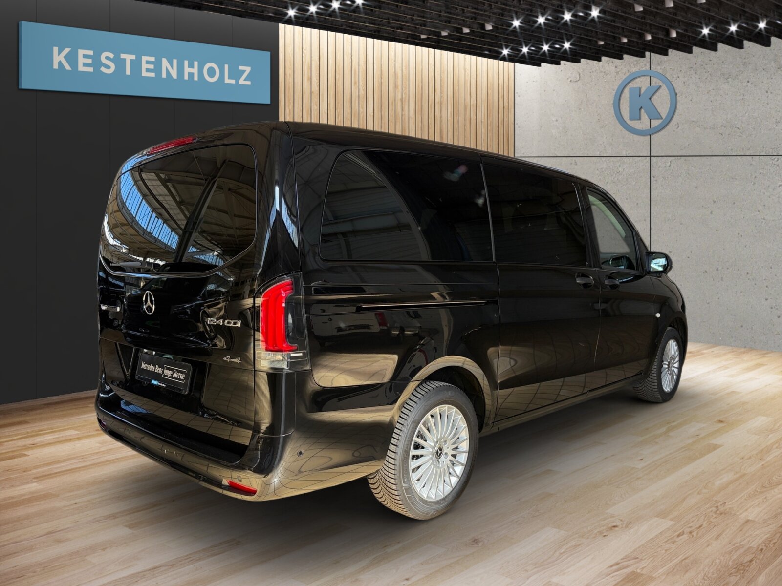 Ausstattungslinien und -Pakete:  Aerodynamik-Paket,   BlueEFFICIENCY-Paket:  Chrom Interieur-Paket:  Fahrassistenz-Paket:  Modellgeneration 2,   Park-Paket mit Rückfahrkamera:  Spiegel-Paket Vito:  Tourer PRO:Exterieur:  Anhängelast 2500 kg:  Anhängerkupplung Kugelkopf abnehmbar:  Außenspiegel elektrisch heranklappbar:  Außenspiegel heizbar und elektrisch verstellbar,   Baureihe C447 Vito/V-Klasse:  Befestigungspunkte im Dachrahmen,   CO2-optimierte Bremsanlage,   EASY PACK Paket - elektr. Schiebetür/Heckklappe,   Elektr. Betätigung für Schiebetür links:  Elektr. Betätigung für Schiebetür rechts:  Fehlbetankungsschutz,   Fenster in Heckklappe mit Wisch- und Waschanlage,   Fenster vorn links, fest in Seitenwand/Schiebetür,   Generator 14 V / 250 A:  Gewichtsvariante 3.200 kg,   Haupttank 70 Liter:  Heizung für Scheibenwaschanlage:  Hinterachswellenfabrikat IFA,   Kombifahrzeug:  Komplettfahrzeug,   Kühlergrill verchromt,   Leichtmetallräder 7 J x 17, 20-Speichen Design,   Metallic-Lack:  Multibeam LED: Fernlichtassistent Adaptive plus,   Radstand 3200 mm, Überhang lang,   Schiebetür links:  Schluss-, Brems- und Blinklicht in LED-Technik:  Steuercode Umstellung WLTP,   Steuercode Zertifizierung II,   Stoßfänger und Anbauteile in Wagenfarbe lackiertInterieur:  3er-Sitzbank in 2. SR (klapp-, wickel-, herausnehmbar) mit Isofix u. Top Tether auf außen, 2 Einzelsitze in der 3. SR,   Beleuchtung im Haltegriff Fond mit Lesespot,   Fenster fest hinten,   Innenspiegel  automatisch abblendend,   Innenverkleidung gehobene Ausführung,   Klimaanlage halbautom. geregelt, TEMPMATIC im Fond:  Klimatisierungsautomatik Thermotronic:  Komfort-Beifahrersitz:  Komfort Fahrersitz:  Kunstleder schwarz:  Lederlenkrad:  Linkslenker,   Lordosenstütze Beifahrersitz,   Lordosenstütze Fahrersitz,   Mittelkonsole mit Staufach,   Sitzbelegungserkennung Fahrersitz:  Sitzheizung für Beifahrer:  Sitzheizung für Fahrer:  Sitzkissentiefenverstellung Beifahrer,   Sitzkissentiefenverstellung Fahrer,   Vordersitze mit EASY-ENTRY-FunktionMultimedia:  2-Wege-Lautsprecher vorn und hinten,   Digitales Extra: Festplatten-Navigation,   Digitales Extra: Remote Services Plus,   Digitales Extra: Smartphone Integration,   Digitales Radio (DAB):  Kommunikationsmodul (LTE) für digitale Dienste:  Live Traffic Information,   MBUX Multimediasystem:  Mercedes-Benz Notrufsystem:Komfort und Umwelt:  9G-TRONIC:  Abgasreinigung SCR Generation 4,   Aktiver Geschwindigkeitslimit-Assistent:  Aktiver Lenk-Assistent:  Aktiver Spurhalte-Assistent:  Allrad permanent:  Attention Assist:  Berganfahrhilfe:  Colorverglasung im Fond, Schwarzglas:  Easy-Pack Heckklappe:  ECO Start-Stop Funktion:  Emissionsklasse  Euro 6b M/N1 GR. II:  Erweitertes autom. Wiederanfahren auf Autobahnen,   Fahrlichtassistent,   Innen- und Umfeldbeleuchtung Kombi,   Intelligenter Geschwindigkeitsassistent (ISA),   Kindererkennung im Fahrzeug passiv,   Kofferraum-Komfortschließung,   Lenkrad in Neigung und Höhe verstellbar,   Multifunktionslenkrad:  Nachtbeleuchtung,   Sauglüfter elektrisch Leistungsstufe 5,   Streckenbasierte Geschwindigkeitsanpassung,   Totwinkel-Assistent:  Verkehrszeichen-Assistent:  Zuheizer  elektrischSicherheit:  Aktiver Abstands-Assistent DISTRONIC:  Aktiver Brems-Assistent:  Beifahrerairbag,   Bremskraftverstärkerausfallkompensierung,   elek. Feststellbremse,   HOLD-Funktion:  Kindersicherung an Türen im Fahrgastraum,   Reifendrucküberwachung an VA u. HA, drahtlos:  Thorax-Pelvis-Sidebag Beifahrer:  Thorax-Pelvis-Sidebag Fahrer,   Windowbags für Fahrer und Beifahrer:Zustand/Papiere:  Modellpflege:  Wartungsintervall 40.000 km,   Zulassung als PKW:Weiteres:  AEJ X4/1,   AEJ X4/2,   Fahrzeug HVO fähig,   Fenster v. rechts, fest in Seitenwand/Schiebetür,   Hersteller Mercedes-Benz AG,   Kundenauftrag VdZ,   Kunstoffboden TPO im Fahrgastraum,   Mopf II,   OM654 DE 20 LA Leistungsstufe 5 Top Type,   Pannenmanagement,   Schilder / Druckschriften deutsch,   Sitzbef. Fond m.Schnellverriegelung 2 Sitzreihen,   Steuercode Modellpflege,   Vertriebskennzeichen 0,   VIN codierte Fahrzeugdaten mit Prüfziffer,   174 kW (237 PS) 4200/min,   Änderungsjahr G4-II,   Geschwindigkeitsbegrenzung 210 km/h,   Modelljahr 5.