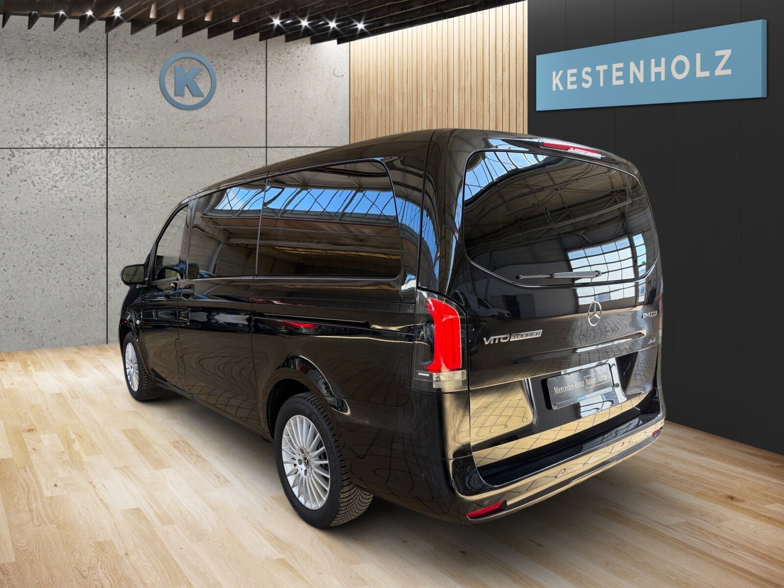 Ausstattungslinien und -Pakete:  Aerodynamik-Paket,   BlueEFFICIENCY-Paket:  Chrom Interieur-Paket:  Fahrassistenz-Paket:  Modellgeneration 2,   Park-Paket mit Rückfahrkamera:  Spiegel-Paket Vito:  Tourer PRO:Exterieur:  Anhängelast 2500 kg:  Anhängerkupplung Kugelkopf abnehmbar:  Außenspiegel elektrisch heranklappbar:  Außenspiegel heizbar und elektrisch verstellbar,   Baureihe C447 Vito/V-Klasse:  Befestigungspunkte im Dachrahmen,   CO2-optimierte Bremsanlage,   EASY PACK Paket - elektr. Schiebetür/Heckklappe,   Elektr. Betätigung für Schiebetür links:  Elektr. Betätigung für Schiebetür rechts:  Fehlbetankungsschutz,   Fenster in Heckklappe mit Wisch- und Waschanlage,   Fenster vorn links, fest in Seitenwand/Schiebetür,   Generator 14 V / 250 A:  Gewichtsvariante 3.200 kg,   Haupttank 70 Liter:  Heizung für Scheibenwaschanlage:  Hinterachswellenfabrikat IFA,   Kombifahrzeug:  Komplettfahrzeug,   Kühlergrill verchromt,   Leichtmetallräder 7 J x 17, 20-Speichen Design,   Metallic-Lack:  Multibeam LED: Fernlichtassistent Adaptive plus,   Radstand 3200 mm, Überhang lang,   Schiebetür links:  Schluss-, Brems- und Blinklicht in LED-Technik:  Steuercode Umstellung WLTP,   Steuercode Zertifizierung II,   Stoßfänger und Anbauteile in Wagenfarbe lackiertInterieur:  3er-Sitzbank in 2. SR (klapp-, wickel-, herausnehmbar) mit Isofix u. Top Tether auf außen, 2 Einzelsitze in der 3. SR,   Beleuchtung im Haltegriff Fond mit Lesespot,   Fenster fest hinten,   Innenspiegel  automatisch abblendend,   Innenverkleidung gehobene Ausführung,   Klimaanlage halbautom. geregelt, TEMPMATIC im Fond:  Klimatisierungsautomatik Thermotronic:  Komfort-Beifahrersitz:  Komfort Fahrersitz:  Kunstleder schwarz:  Lederlenkrad:  Linkslenker,   Lordosenstütze Beifahrersitz,   Lordosenstütze Fahrersitz,   Mittelkonsole mit Staufach,   Sitzbelegungserkennung Fahrersitz:  Sitzheizung für Beifahrer:  Sitzheizung für Fahrer:  Sitzkissentiefenverstellung Beifahrer,   Sitzkissentiefenverstellung Fahrer,   Vordersitze mit EASY-ENTRY-FunktionMultimedia:  2-Wege-Lautsprecher vorn und hinten,   Digitales Extra: Festplatten-Navigation,   Digitales Extra: Remote Services Plus,   Digitales Extra: Smartphone Integration,   Digitales Radio (DAB):  Kommunikationsmodul (LTE) für digitale Dienste:  Live Traffic Information,   MBUX Multimediasystem:  Mercedes-Benz Notrufsystem:Komfort und Umwelt:  9G-TRONIC:  Abgasreinigung SCR Generation 4,   Aktiver Geschwindigkeitslimit-Assistent:  Aktiver Lenk-Assistent:  Aktiver Spurhalte-Assistent:  Allrad permanent:  Attention Assist:  Berganfahrhilfe:  Colorverglasung im Fond, Schwarzglas:  Easy-Pack Heckklappe:  ECO Start-Stop Funktion:  Emissionsklasse  Euro 6b M/N1 GR. II:  Erweitertes autom. Wiederanfahren auf Autobahnen,   Fahrlichtassistent,   Innen- und Umfeldbeleuchtung Kombi,   Intelligenter Geschwindigkeitsassistent (ISA),   Kindererkennung im Fahrzeug passiv,   Kofferraum-Komfortschließung,   Lenkrad in Neigung und Höhe verstellbar,   Multifunktionslenkrad:  Nachtbeleuchtung,   Sauglüfter elektrisch Leistungsstufe 5,   Streckenbasierte Geschwindigkeitsanpassung,   Totwinkel-Assistent:  Verkehrszeichen-Assistent:  Zuheizer  elektrischSicherheit:  Aktiver Abstands-Assistent DISTRONIC:  Aktiver Brems-Assistent:  Beifahrerairbag,   Bremskraftverstärkerausfallkompensierung,   elek. Feststellbremse,   HOLD-Funktion:  Kindersicherung an Türen im Fahrgastraum,   Reifendrucküberwachung an VA u. HA, drahtlos:  Thorax-Pelvis-Sidebag Beifahrer:  Thorax-Pelvis-Sidebag Fahrer,   Windowbags für Fahrer und Beifahrer:Zustand/Papiere:  Modellpflege:  Wartungsintervall 40.000 km,   Zulassung als PKW:Weiteres:  AEJ X4/1,   AEJ X4/2,   Fahrzeug HVO fähig,   Fenster v. rechts, fest in Seitenwand/Schiebetür,   Hersteller Mercedes-Benz AG,   Kundenauftrag VdZ,   Kunstoffboden TPO im Fahrgastraum,   Mopf II,   OM654 DE 20 LA Leistungsstufe 5 Top Type,   Pannenmanagement,   Schilder / Druckschriften deutsch,   Sitzbef. Fond m.Schnellverriegelung 2 Sitzreihen,   Steuercode Modellpflege,   Vertriebskennzeichen 0,   VIN codierte Fahrzeugdaten mit Prüfziffer,   174 kW (237 PS) 4200/min,   Änderungsjahr G4-II,   Geschwindigkeitsbegrenzung 210 km/h,   Modelljahr 5.