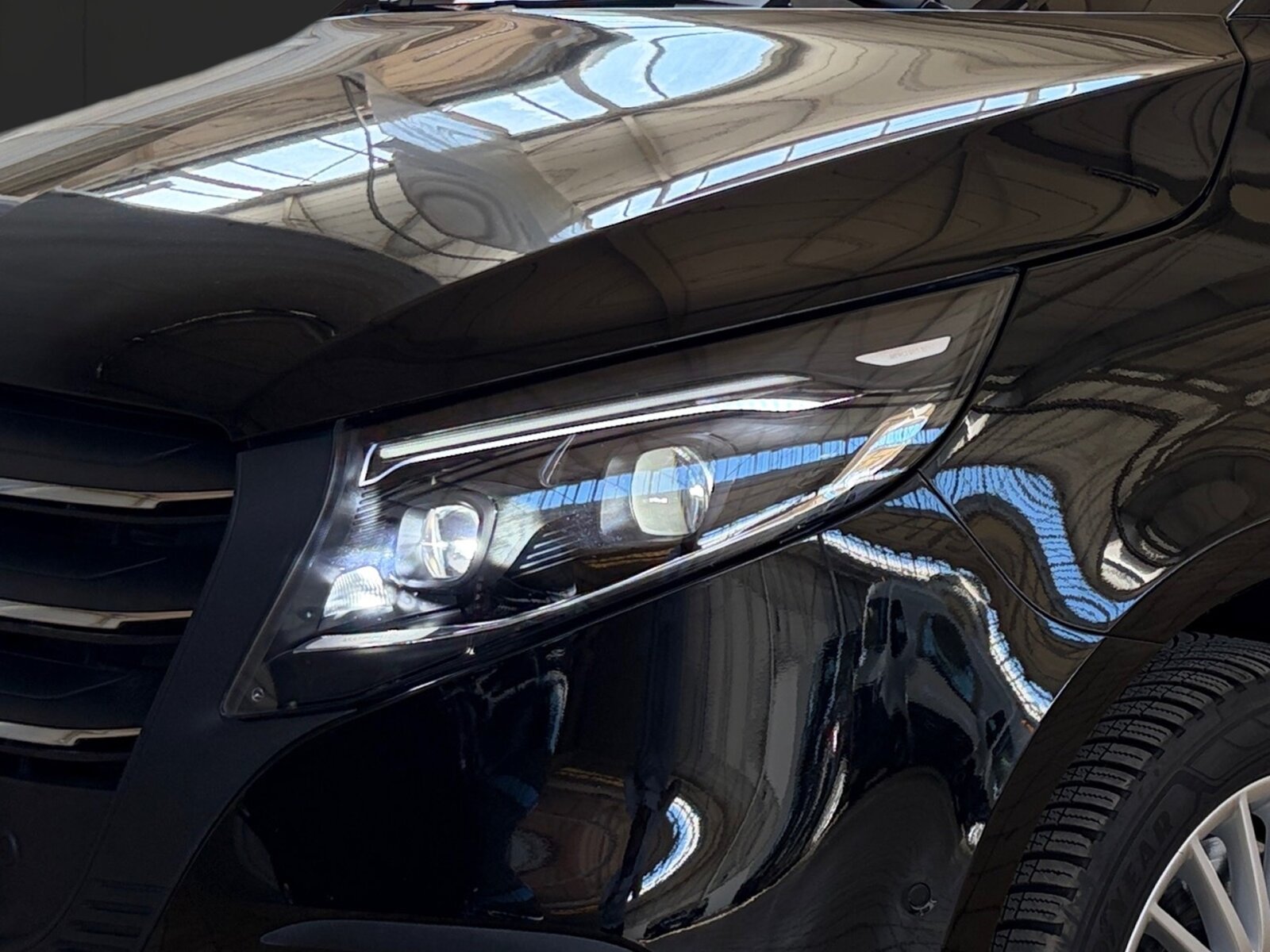Ausstattungslinien und -Pakete:  Aerodynamik-Paket,   BlueEFFICIENCY-Paket:  Chrom Interieur-Paket:  Fahrassistenz-Paket:  Modellgeneration 2,   Park-Paket mit Rückfahrkamera:  Spiegel-Paket Vito:  Tourer PRO:Exterieur:  Anhängelast 2500 kg:  Anhängerkupplung Kugelkopf abnehmbar:  Außenspiegel elektrisch heranklappbar:  Außenspiegel heizbar und elektrisch verstellbar,   Baureihe C447 Vito/V-Klasse:  Befestigungspunkte im Dachrahmen,   CO2-optimierte Bremsanlage,   EASY PACK Paket - elektr. Schiebetür/Heckklappe,   Elektr. Betätigung für Schiebetür links:  Elektr. Betätigung für Schiebetür rechts:  Fehlbetankungsschutz,   Fenster in Heckklappe mit Wisch- und Waschanlage,   Fenster vorn links, fest in Seitenwand/Schiebetür,   Generator 14 V / 250 A:  Gewichtsvariante 3.200 kg,   Haupttank 70 Liter:  Heizung für Scheibenwaschanlage:  Hinterachswellenfabrikat IFA,   Kombifahrzeug:  Komplettfahrzeug,   Kühlergrill verchromt,   Leichtmetallräder 7 J x 17, 20-Speichen Design,   Metallic-Lack:  Multibeam LED: Fernlichtassistent Adaptive plus,   Radstand 3200 mm, Überhang lang,   Schiebetür links:  Schluss-, Brems- und Blinklicht in LED-Technik:  Steuercode Umstellung WLTP,   Steuercode Zertifizierung II,   Stoßfänger und Anbauteile in Wagenfarbe lackiertInterieur:  3er-Sitzbank in 2. SR (klapp-, wickel-, herausnehmbar) mit Isofix u. Top Tether auf außen, 2 Einzelsitze in der 3. SR,   Beleuchtung im Haltegriff Fond mit Lesespot,   Fenster fest hinten,   Innenspiegel  automatisch abblendend,   Innenverkleidung gehobene Ausführung,   Klimaanlage halbautom. geregelt, TEMPMATIC im Fond:  Klimatisierungsautomatik Thermotronic:  Komfort-Beifahrersitz:  Komfort Fahrersitz:  Kunstleder schwarz:  Lederlenkrad:  Linkslenker,   Lordosenstütze Beifahrersitz,   Lordosenstütze Fahrersitz,   Mittelkonsole mit Staufach,   Sitzbelegungserkennung Fahrersitz:  Sitzheizung für Beifahrer:  Sitzheizung für Fahrer:  Sitzkissentiefenverstellung Beifahrer,   Sitzkissentiefenverstellung Fahrer,   Vordersitze mit EASY-ENTRY-FunktionMultimedia:  2-Wege-Lautsprecher vorn und hinten,   Digitales Extra: Festplatten-Navigation,   Digitales Extra: Remote Services Plus,   Digitales Extra: Smartphone Integration,   Digitales Radio (DAB):  Kommunikationsmodul (LTE) für digitale Dienste:  Live Traffic Information,   MBUX Multimediasystem:  Mercedes-Benz Notrufsystem:Komfort und Umwelt:  9G-TRONIC:  Abgasreinigung SCR Generation 4,   Aktiver Geschwindigkeitslimit-Assistent:  Aktiver Lenk-Assistent:  Aktiver Spurhalte-Assistent:  Allrad permanent:  Attention Assist:  Berganfahrhilfe:  Colorverglasung im Fond, Schwarzglas:  Easy-Pack Heckklappe:  ECO Start-Stop Funktion:  Emissionsklasse  Euro 6b M/N1 GR. II:  Erweitertes autom. Wiederanfahren auf Autobahnen,   Fahrlichtassistent,   Innen- und Umfeldbeleuchtung Kombi,   Intelligenter Geschwindigkeitsassistent (ISA),   Kindererkennung im Fahrzeug passiv,   Kofferraum-Komfortschließung,   Lenkrad in Neigung und Höhe verstellbar,   Multifunktionslenkrad:  Nachtbeleuchtung,   Sauglüfter elektrisch Leistungsstufe 5,   Streckenbasierte Geschwindigkeitsanpassung,   Totwinkel-Assistent:  Verkehrszeichen-Assistent:  Zuheizer  elektrischSicherheit:  Aktiver Abstands-Assistent DISTRONIC:  Aktiver Brems-Assistent:  Beifahrerairbag,   Bremskraftverstärkerausfallkompensierung,   elek. Feststellbremse,   HOLD-Funktion:  Kindersicherung an Türen im Fahrgastraum,   Reifendrucküberwachung an VA u. HA, drahtlos:  Thorax-Pelvis-Sidebag Beifahrer:  Thorax-Pelvis-Sidebag Fahrer,   Windowbags für Fahrer und Beifahrer:Zustand/Papiere:  Modellpflege:  Wartungsintervall 40.000 km,   Zulassung als PKW:Weiteres:  AEJ X4/1,   AEJ X4/2,   Fahrzeug HVO fähig,   Fenster v. rechts, fest in Seitenwand/Schiebetür,   Hersteller Mercedes-Benz AG,   Kundenauftrag VdZ,   Kunstoffboden TPO im Fahrgastraum,   Mopf II,   OM654 DE 20 LA Leistungsstufe 5 Top Type,   Pannenmanagement,   Schilder / Druckschriften deutsch,   Sitzbef. Fond m.Schnellverriegelung 2 Sitzreihen,   Steuercode Modellpflege,   Vertriebskennzeichen 0,   VIN codierte Fahrzeugdaten mit Prüfziffer,   174 kW (237 PS) 4200/min,   Änderungsjahr G4-II,   Geschwindigkeitsbegrenzung 210 km/h,   Modelljahr 5.