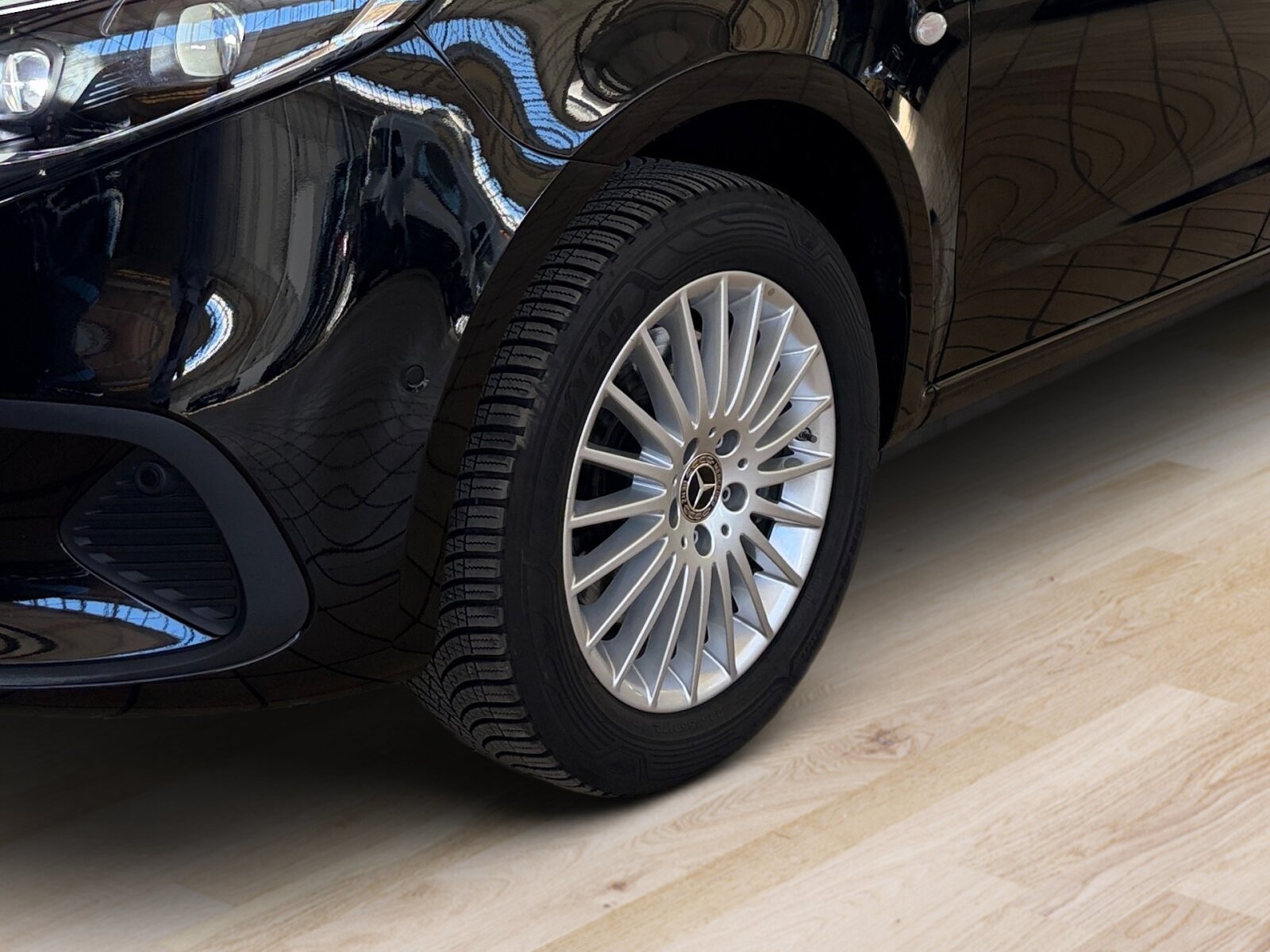 Ausstattungslinien und -Pakete:  Aerodynamik-Paket,   BlueEFFICIENCY-Paket:  Chrom Interieur-Paket:  Fahrassistenz-Paket:  Modellgeneration 2,   Park-Paket mit Rückfahrkamera:  Spiegel-Paket Vito:  Tourer PRO:Exterieur:  Anhängelast 2500 kg:  Anhängerkupplung Kugelkopf abnehmbar:  Außenspiegel elektrisch heranklappbar:  Außenspiegel heizbar und elektrisch verstellbar,   Baureihe C447 Vito/V-Klasse:  Befestigungspunkte im Dachrahmen,   CO2-optimierte Bremsanlage,   EASY PACK Paket - elektr. Schiebetür/Heckklappe,   Elektr. Betätigung für Schiebetür links:  Elektr. Betätigung für Schiebetür rechts:  Fehlbetankungsschutz,   Fenster in Heckklappe mit Wisch- und Waschanlage,   Fenster vorn links, fest in Seitenwand/Schiebetür,   Generator 14 V / 250 A:  Gewichtsvariante 3.200 kg,   Haupttank 70 Liter:  Heizung für Scheibenwaschanlage:  Hinterachswellenfabrikat IFA,   Kombifahrzeug:  Komplettfahrzeug,   Kühlergrill verchromt,   Leichtmetallräder 7 J x 17, 20-Speichen Design,   Metallic-Lack:  Multibeam LED: Fernlichtassistent Adaptive plus,   Radstand 3200 mm, Überhang lang,   Schiebetür links:  Schluss-, Brems- und Blinklicht in LED-Technik:  Steuercode Umstellung WLTP,   Steuercode Zertifizierung II,   Stoßfänger und Anbauteile in Wagenfarbe lackiertInterieur:  3er-Sitzbank in 2. SR (klapp-, wickel-, herausnehmbar) mit Isofix u. Top Tether auf außen, 2 Einzelsitze in der 3. SR,   Beleuchtung im Haltegriff Fond mit Lesespot,   Fenster fest hinten,   Innenspiegel  automatisch abblendend,   Innenverkleidung gehobene Ausführung,   Klimaanlage halbautom. geregelt, TEMPMATIC im Fond:  Klimatisierungsautomatik Thermotronic:  Komfort-Beifahrersitz:  Komfort Fahrersitz:  Kunstleder schwarz:  Lederlenkrad:  Linkslenker,   Lordosenstütze Beifahrersitz,   Lordosenstütze Fahrersitz,   Mittelkonsole mit Staufach,   Sitzbelegungserkennung Fahrersitz:  Sitzheizung für Beifahrer:  Sitzheizung für Fahrer:  Sitzkissentiefenverstellung Beifahrer,   Sitzkissentiefenverstellung Fahrer,   Vordersitze mit EASY-ENTRY-FunktionMultimedia:  2-Wege-Lautsprecher vorn und hinten,   Digitales Extra: Festplatten-Navigation,   Digitales Extra: Remote Services Plus,   Digitales Extra: Smartphone Integration,   Digitales Radio (DAB):  Kommunikationsmodul (LTE) für digitale Dienste:  Live Traffic Information,   MBUX Multimediasystem:  Mercedes-Benz Notrufsystem:Komfort und Umwelt:  9G-TRONIC:  Abgasreinigung SCR Generation 4,   Aktiver Geschwindigkeitslimit-Assistent:  Aktiver Lenk-Assistent:  Aktiver Spurhalte-Assistent:  Allrad permanent:  Attention Assist:  Berganfahrhilfe:  Colorverglasung im Fond, Schwarzglas:  Easy-Pack Heckklappe:  ECO Start-Stop Funktion:  Emissionsklasse  Euro 6b M/N1 GR. II:  Erweitertes autom. Wiederanfahren auf Autobahnen,   Fahrlichtassistent,   Innen- und Umfeldbeleuchtung Kombi,   Intelligenter Geschwindigkeitsassistent (ISA),   Kindererkennung im Fahrzeug passiv,   Kofferraum-Komfortschließung,   Lenkrad in Neigung und Höhe verstellbar,   Multifunktionslenkrad:  Nachtbeleuchtung,   Sauglüfter elektrisch Leistungsstufe 5,   Streckenbasierte Geschwindigkeitsanpassung,   Totwinkel-Assistent:  Verkehrszeichen-Assistent:  Zuheizer  elektrischSicherheit:  Aktiver Abstands-Assistent DISTRONIC:  Aktiver Brems-Assistent:  Beifahrerairbag,   Bremskraftverstärkerausfallkompensierung,   elek. Feststellbremse,   HOLD-Funktion:  Kindersicherung an Türen im Fahrgastraum,   Reifendrucküberwachung an VA u. HA, drahtlos:  Thorax-Pelvis-Sidebag Beifahrer:  Thorax-Pelvis-Sidebag Fahrer,   Windowbags für Fahrer und Beifahrer:Zustand/Papiere:  Modellpflege:  Wartungsintervall 40.000 km,   Zulassung als PKW:Weiteres:  AEJ X4/1,   AEJ X4/2,   Fahrzeug HVO fähig,   Fenster v. rechts, fest in Seitenwand/Schiebetür,   Hersteller Mercedes-Benz AG,   Kundenauftrag VdZ,   Kunstoffboden TPO im Fahrgastraum,   Mopf II,   OM654 DE 20 LA Leistungsstufe 5 Top Type,   Pannenmanagement,   Schilder / Druckschriften deutsch,   Sitzbef. Fond m.Schnellverriegelung 2 Sitzreihen,   Steuercode Modellpflege,   Vertriebskennzeichen 0,   VIN codierte Fahrzeugdaten mit Prüfziffer,   174 kW (237 PS) 4200/min,   Änderungsjahr G4-II,   Geschwindigkeitsbegrenzung 210 km/h,   Modelljahr 5.