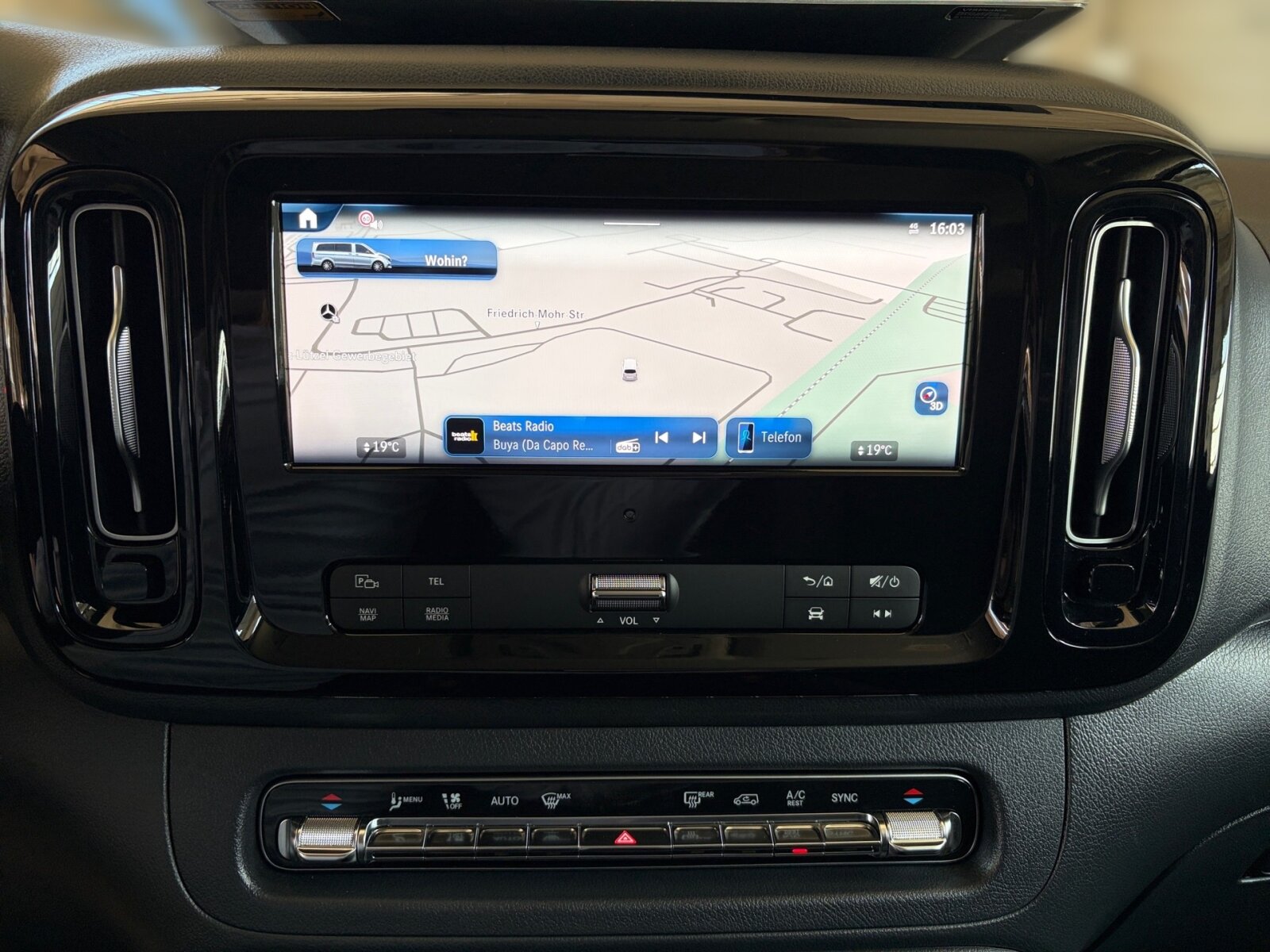 Ausstattungslinien und -Pakete:  Aerodynamik-Paket,   BlueEFFICIENCY-Paket:  Chrom Interieur-Paket:  Fahrassistenz-Paket:  Modellgeneration 2,   Park-Paket mit Rückfahrkamera:  Spiegel-Paket Vito:  Tourer PRO:Exterieur:  Anhängelast 2500 kg:  Anhängerkupplung Kugelkopf abnehmbar:  Außenspiegel elektrisch heranklappbar:  Außenspiegel heizbar und elektrisch verstellbar,   Baureihe C447 Vito/V-Klasse:  Befestigungspunkte im Dachrahmen,   CO2-optimierte Bremsanlage,   EASY PACK Paket - elektr. Schiebetür/Heckklappe,   Elektr. Betätigung für Schiebetür links:  Elektr. Betätigung für Schiebetür rechts:  Fehlbetankungsschutz,   Fenster in Heckklappe mit Wisch- und Waschanlage,   Fenster vorn links, fest in Seitenwand/Schiebetür,   Generator 14 V / 250 A:  Gewichtsvariante 3.200 kg,   Haupttank 70 Liter:  Heizung für Scheibenwaschanlage:  Hinterachswellenfabrikat IFA,   Kombifahrzeug:  Komplettfahrzeug,   Kühlergrill verchromt,   Leichtmetallräder 7 J x 17, 20-Speichen Design,   Metallic-Lack:  Multibeam LED: Fernlichtassistent Adaptive plus,   Radstand 3200 mm, Überhang lang,   Schiebetür links:  Schluss-, Brems- und Blinklicht in LED-Technik:  Steuercode Umstellung WLTP,   Steuercode Zertifizierung II,   Stoßfänger und Anbauteile in Wagenfarbe lackiertInterieur:  3er-Sitzbank in 2. SR (klapp-, wickel-, herausnehmbar) mit Isofix u. Top Tether auf außen, 2 Einzelsitze in der 3. SR,   Beleuchtung im Haltegriff Fond mit Lesespot,   Fenster fest hinten,   Innenspiegel  automatisch abblendend,   Innenverkleidung gehobene Ausführung,   Klimaanlage halbautom. geregelt, TEMPMATIC im Fond:  Klimatisierungsautomatik Thermotronic:  Komfort-Beifahrersitz:  Komfort Fahrersitz:  Kunstleder schwarz:  Lederlenkrad:  Linkslenker,   Lordosenstütze Beifahrersitz,   Lordosenstütze Fahrersitz,   Mittelkonsole mit Staufach,   Sitzbelegungserkennung Fahrersitz:  Sitzheizung für Beifahrer:  Sitzheizung für Fahrer:  Sitzkissentiefenverstellung Beifahrer,   Sitzkissentiefenverstellung Fahrer,   Vordersitze mit EASY-ENTRY-FunktionMultimedia:  2-Wege-Lautsprecher vorn und hinten,   Digitales Extra: Festplatten-Navigation,   Digitales Extra: Remote Services Plus,   Digitales Extra: Smartphone Integration,   Digitales Radio (DAB):  Kommunikationsmodul (LTE) für digitale Dienste:  Live Traffic Information,   MBUX Multimediasystem:  Mercedes-Benz Notrufsystem:Komfort und Umwelt:  9G-TRONIC:  Abgasreinigung SCR Generation 4,   Aktiver Geschwindigkeitslimit-Assistent:  Aktiver Lenk-Assistent:  Aktiver Spurhalte-Assistent:  Allrad permanent:  Attention Assist:  Berganfahrhilfe:  Colorverglasung im Fond, Schwarzglas:  Easy-Pack Heckklappe:  ECO Start-Stop Funktion:  Emissionsklasse  Euro 6b M/N1 GR. II:  Erweitertes autom. Wiederanfahren auf Autobahnen,   Fahrlichtassistent,   Innen- und Umfeldbeleuchtung Kombi,   Intelligenter Geschwindigkeitsassistent (ISA),   Kindererkennung im Fahrzeug passiv,   Kofferraum-Komfortschließung,   Lenkrad in Neigung und Höhe verstellbar,   Multifunktionslenkrad:  Nachtbeleuchtung,   Sauglüfter elektrisch Leistungsstufe 5,   Streckenbasierte Geschwindigkeitsanpassung,   Totwinkel-Assistent:  Verkehrszeichen-Assistent:  Zuheizer  elektrischSicherheit:  Aktiver Abstands-Assistent DISTRONIC:  Aktiver Brems-Assistent:  Beifahrerairbag,   Bremskraftverstärkerausfallkompensierung,   elek. Feststellbremse,   HOLD-Funktion:  Kindersicherung an Türen im Fahrgastraum,   Reifendrucküberwachung an VA u. HA, drahtlos:  Thorax-Pelvis-Sidebag Beifahrer:  Thorax-Pelvis-Sidebag Fahrer,   Windowbags für Fahrer und Beifahrer:Zustand/Papiere:  Modellpflege:  Wartungsintervall 40.000 km,   Zulassung als PKW:Weiteres:  AEJ X4/1,   AEJ X4/2,   Fahrzeug HVO fähig,   Fenster v. rechts, fest in Seitenwand/Schiebetür,   Hersteller Mercedes-Benz AG,   Kundenauftrag VdZ,   Kunstoffboden TPO im Fahrgastraum,   Mopf II,   OM654 DE 20 LA Leistungsstufe 5 Top Type,   Pannenmanagement,   Schilder / Druckschriften deutsch,   Sitzbef. Fond m.Schnellverriegelung 2 Sitzreihen,   Steuercode Modellpflege,   Vertriebskennzeichen 0,   VIN codierte Fahrzeugdaten mit Prüfziffer,   174 kW (237 PS) 4200/min,   Änderungsjahr G4-II,   Geschwindigkeitsbegrenzung 210 km/h,   Modelljahr 5.
