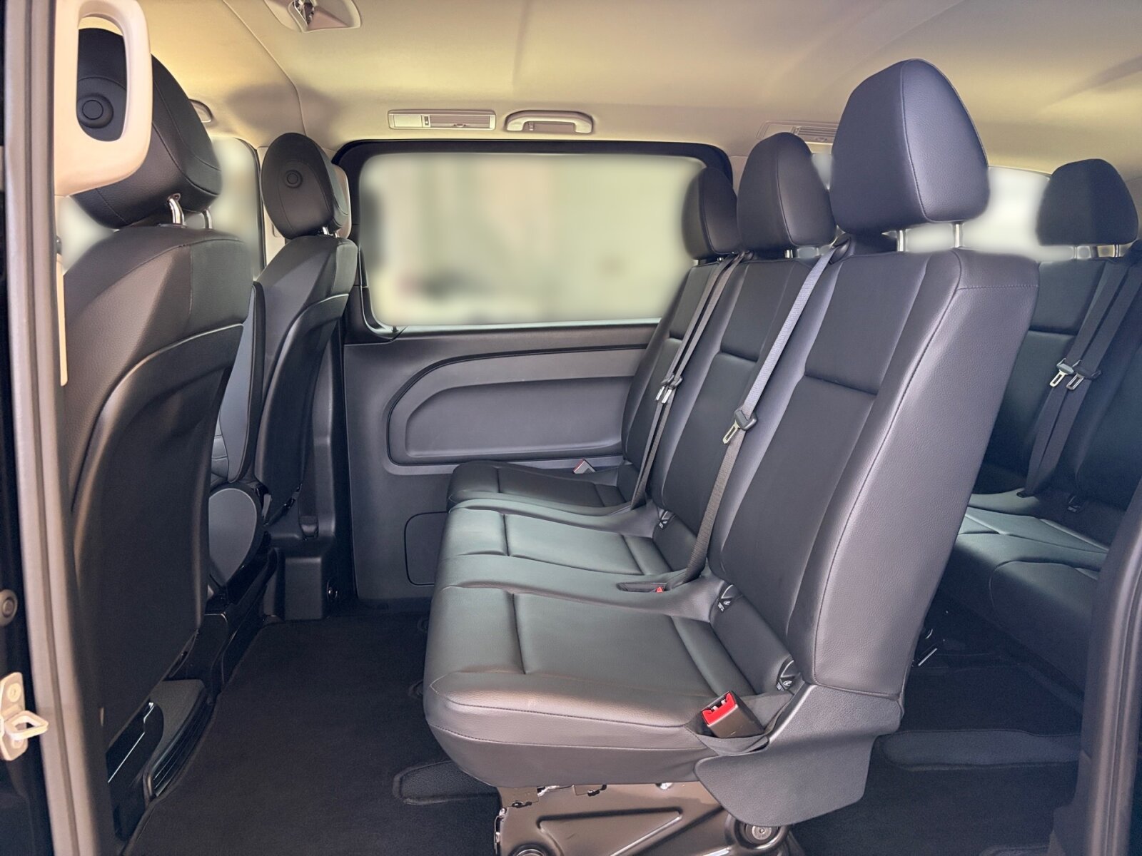Ausstattungslinien und -Pakete:  Aerodynamik-Paket,   BlueEFFICIENCY-Paket:  Chrom Interieur-Paket:  Fahrassistenz-Paket:  Modellgeneration 2,   Park-Paket mit Rückfahrkamera:  Spiegel-Paket Vito:  Tourer PRO:Exterieur:  Anhängelast 2500 kg:  Anhängerkupplung Kugelkopf abnehmbar:  Außenspiegel elektrisch heranklappbar:  Außenspiegel heizbar und elektrisch verstellbar,   Baureihe C447 Vito/V-Klasse:  Befestigungspunkte im Dachrahmen,   CO2-optimierte Bremsanlage,   EASY PACK Paket - elektr. Schiebetür/Heckklappe,   Elektr. Betätigung für Schiebetür links:  Elektr. Betätigung für Schiebetür rechts:  Fehlbetankungsschutz,   Fenster in Heckklappe mit Wisch- und Waschanlage,   Fenster vorn links, fest in Seitenwand/Schiebetür,   Generator 14 V / 250 A:  Gewichtsvariante 3.200 kg,   Haupttank 70 Liter:  Heizung für Scheibenwaschanlage:  Hinterachswellenfabrikat IFA,   Kombifahrzeug:  Komplettfahrzeug,   Kühlergrill verchromt,   Leichtmetallräder 7 J x 17, 20-Speichen Design,   Metallic-Lack:  Multibeam LED: Fernlichtassistent Adaptive plus,   Radstand 3200 mm, Überhang lang,   Schiebetür links:  Schluss-, Brems- und Blinklicht in LED-Technik:  Steuercode Umstellung WLTP,   Steuercode Zertifizierung II,   Stoßfänger und Anbauteile in Wagenfarbe lackiertInterieur:  3er-Sitzbank in 2. SR (klapp-, wickel-, herausnehmbar) mit Isofix u. Top Tether auf außen, 2 Einzelsitze in der 3. SR,   Beleuchtung im Haltegriff Fond mit Lesespot,   Fenster fest hinten,   Innenspiegel  automatisch abblendend,   Innenverkleidung gehobene Ausführung,   Klimaanlage halbautom. geregelt, TEMPMATIC im Fond:  Klimatisierungsautomatik Thermotronic:  Komfort-Beifahrersitz:  Komfort Fahrersitz:  Kunstleder schwarz:  Lederlenkrad:  Linkslenker,   Lordosenstütze Beifahrersitz,   Lordosenstütze Fahrersitz,   Mittelkonsole mit Staufach,   Sitzbelegungserkennung Fahrersitz:  Sitzheizung für Beifahrer:  Sitzheizung für Fahrer:  Sitzkissentiefenverstellung Beifahrer,   Sitzkissentiefenverstellung Fahrer,   Vordersitze mit EASY-ENTRY-FunktionMultimedia:  2-Wege-Lautsprecher vorn und hinten,   Digitales Extra: Festplatten-Navigation,   Digitales Extra: Remote Services Plus,   Digitales Extra: Smartphone Integration,   Digitales Radio (DAB):  Kommunikationsmodul (LTE) für digitale Dienste:  Live Traffic Information,   MBUX Multimediasystem:  Mercedes-Benz Notrufsystem:Komfort und Umwelt:  9G-TRONIC:  Abgasreinigung SCR Generation 4,   Aktiver Geschwindigkeitslimit-Assistent:  Aktiver Lenk-Assistent:  Aktiver Spurhalte-Assistent:  Allrad permanent:  Attention Assist:  Berganfahrhilfe:  Colorverglasung im Fond, Schwarzglas:  Easy-Pack Heckklappe:  ECO Start-Stop Funktion:  Emissionsklasse  Euro 6b M/N1 GR. II:  Erweitertes autom. Wiederanfahren auf Autobahnen,   Fahrlichtassistent,   Innen- und Umfeldbeleuchtung Kombi,   Intelligenter Geschwindigkeitsassistent (ISA),   Kindererkennung im Fahrzeug passiv,   Kofferraum-Komfortschließung,   Lenkrad in Neigung und Höhe verstellbar,   Multifunktionslenkrad:  Nachtbeleuchtung,   Sauglüfter elektrisch Leistungsstufe 5,   Streckenbasierte Geschwindigkeitsanpassung,   Totwinkel-Assistent:  Verkehrszeichen-Assistent:  Zuheizer  elektrischSicherheit:  Aktiver Abstands-Assistent DISTRONIC:  Aktiver Brems-Assistent:  Beifahrerairbag,   Bremskraftverstärkerausfallkompensierung,   elek. Feststellbremse,   HOLD-Funktion:  Kindersicherung an Türen im Fahrgastraum,   Reifendrucküberwachung an VA u. HA, drahtlos:  Thorax-Pelvis-Sidebag Beifahrer:  Thorax-Pelvis-Sidebag Fahrer,   Windowbags für Fahrer und Beifahrer:Zustand/Papiere:  Modellpflege:  Wartungsintervall 40.000 km,   Zulassung als PKW:Weiteres:  AEJ X4/1,   AEJ X4/2,   Fahrzeug HVO fähig,   Fenster v. rechts, fest in Seitenwand/Schiebetür,   Hersteller Mercedes-Benz AG,   Kundenauftrag VdZ,   Kunstoffboden TPO im Fahrgastraum,   Mopf II,   OM654 DE 20 LA Leistungsstufe 5 Top Type,   Pannenmanagement,   Schilder / Druckschriften deutsch,   Sitzbef. Fond m.Schnellverriegelung 2 Sitzreihen,   Steuercode Modellpflege,   Vertriebskennzeichen 0,   VIN codierte Fahrzeugdaten mit Prüfziffer,   174 kW (237 PS) 4200/min,   Änderungsjahr G4-II,   Geschwindigkeitsbegrenzung 210 km/h,   Modelljahr 5.