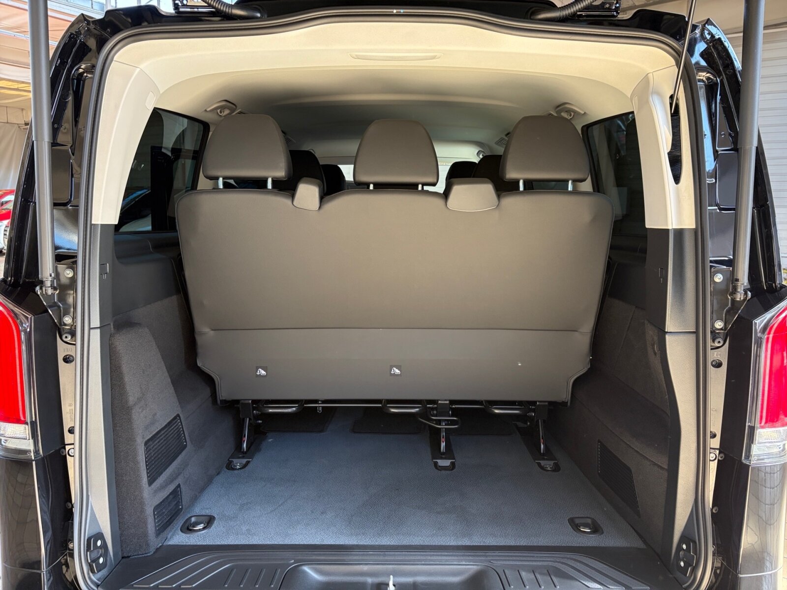 Ausstattungslinien und -Pakete:  Aerodynamik-Paket,   BlueEFFICIENCY-Paket:  Chrom Interieur-Paket:  Fahrassistenz-Paket:  Modellgeneration 2,   Park-Paket mit Rückfahrkamera:  Spiegel-Paket Vito:  Tourer PRO:Exterieur:  Anhängelast 2500 kg:  Anhängerkupplung Kugelkopf abnehmbar:  Außenspiegel elektrisch heranklappbar:  Außenspiegel heizbar und elektrisch verstellbar,   Baureihe C447 Vito/V-Klasse:  Befestigungspunkte im Dachrahmen,   CO2-optimierte Bremsanlage,   EASY PACK Paket - elektr. Schiebetür/Heckklappe,   Elektr. Betätigung für Schiebetür links:  Elektr. Betätigung für Schiebetür rechts:  Fehlbetankungsschutz,   Fenster in Heckklappe mit Wisch- und Waschanlage,   Fenster vorn links, fest in Seitenwand/Schiebetür,   Generator 14 V / 250 A:  Gewichtsvariante 3.200 kg,   Haupttank 70 Liter:  Heizung für Scheibenwaschanlage:  Hinterachswellenfabrikat IFA,   Kombifahrzeug:  Komplettfahrzeug,   Kühlergrill verchromt,   Leichtmetallräder 7 J x 17, 20-Speichen Design,   Metallic-Lack:  Multibeam LED: Fernlichtassistent Adaptive plus,   Radstand 3200 mm, Überhang lang,   Schiebetür links:  Schluss-, Brems- und Blinklicht in LED-Technik:  Steuercode Umstellung WLTP,   Steuercode Zertifizierung II,   Stoßfänger und Anbauteile in Wagenfarbe lackiertInterieur:  3er-Sitzbank in 2. SR (klapp-, wickel-, herausnehmbar) mit Isofix u. Top Tether auf außen, 2 Einzelsitze in der 3. SR,   Beleuchtung im Haltegriff Fond mit Lesespot,   Fenster fest hinten,   Innenspiegel  automatisch abblendend,   Innenverkleidung gehobene Ausführung,   Klimaanlage halbautom. geregelt, TEMPMATIC im Fond:  Klimatisierungsautomatik Thermotronic:  Komfort-Beifahrersitz:  Komfort Fahrersitz:  Kunstleder schwarz:  Lederlenkrad:  Linkslenker,   Lordosenstütze Beifahrersitz,   Lordosenstütze Fahrersitz,   Mittelkonsole mit Staufach,   Sitzbelegungserkennung Fahrersitz:  Sitzheizung für Beifahrer:  Sitzheizung für Fahrer:  Sitzkissentiefenverstellung Beifahrer,   Sitzkissentiefenverstellung Fahrer,   Vordersitze mit EASY-ENTRY-FunktionMultimedia:  2-Wege-Lautsprecher vorn und hinten,   Digitales Extra: Festplatten-Navigation,   Digitales Extra: Remote Services Plus,   Digitales Extra: Smartphone Integration,   Digitales Radio (DAB):  Kommunikationsmodul (LTE) für digitale Dienste:  Live Traffic Information,   MBUX Multimediasystem:  Mercedes-Benz Notrufsystem:Komfort und Umwelt:  9G-TRONIC:  Abgasreinigung SCR Generation 4,   Aktiver Geschwindigkeitslimit-Assistent:  Aktiver Lenk-Assistent:  Aktiver Spurhalte-Assistent:  Allrad permanent:  Attention Assist:  Berganfahrhilfe:  Colorverglasung im Fond, Schwarzglas:  Easy-Pack Heckklappe:  ECO Start-Stop Funktion:  Emissionsklasse  Euro 6b M/N1 GR. II:  Erweitertes autom. Wiederanfahren auf Autobahnen,   Fahrlichtassistent,   Innen- und Umfeldbeleuchtung Kombi,   Intelligenter Geschwindigkeitsassistent (ISA),   Kindererkennung im Fahrzeug passiv,   Kofferraum-Komfortschließung,   Lenkrad in Neigung und Höhe verstellbar,   Multifunktionslenkrad:  Nachtbeleuchtung,   Sauglüfter elektrisch Leistungsstufe 5,   Streckenbasierte Geschwindigkeitsanpassung,   Totwinkel-Assistent:  Verkehrszeichen-Assistent:  Zuheizer  elektrischSicherheit:  Aktiver Abstands-Assistent DISTRONIC:  Aktiver Brems-Assistent:  Beifahrerairbag,   Bremskraftverstärkerausfallkompensierung,   elek. Feststellbremse,   HOLD-Funktion:  Kindersicherung an Türen im Fahrgastraum,   Reifendrucküberwachung an VA u. HA, drahtlos:  Thorax-Pelvis-Sidebag Beifahrer:  Thorax-Pelvis-Sidebag Fahrer,   Windowbags für Fahrer und Beifahrer:Zustand/Papiere:  Modellpflege:  Wartungsintervall 40.000 km,   Zulassung als PKW:Weiteres:  AEJ X4/1,   AEJ X4/2,   Fahrzeug HVO fähig,   Fenster v. rechts, fest in Seitenwand/Schiebetür,   Hersteller Mercedes-Benz AG,   Kundenauftrag VdZ,   Kunstoffboden TPO im Fahrgastraum,   Mopf II,   OM654 DE 20 LA Leistungsstufe 5 Top Type,   Pannenmanagement,   Schilder / Druckschriften deutsch,   Sitzbef. Fond m.Schnellverriegelung 2 Sitzreihen,   Steuercode Modellpflege,   Vertriebskennzeichen 0,   VIN codierte Fahrzeugdaten mit Prüfziffer,   174 kW (237 PS) 4200/min,   Änderungsjahr G4-II,   Geschwindigkeitsbegrenzung 210 km/h,   Modelljahr 5.