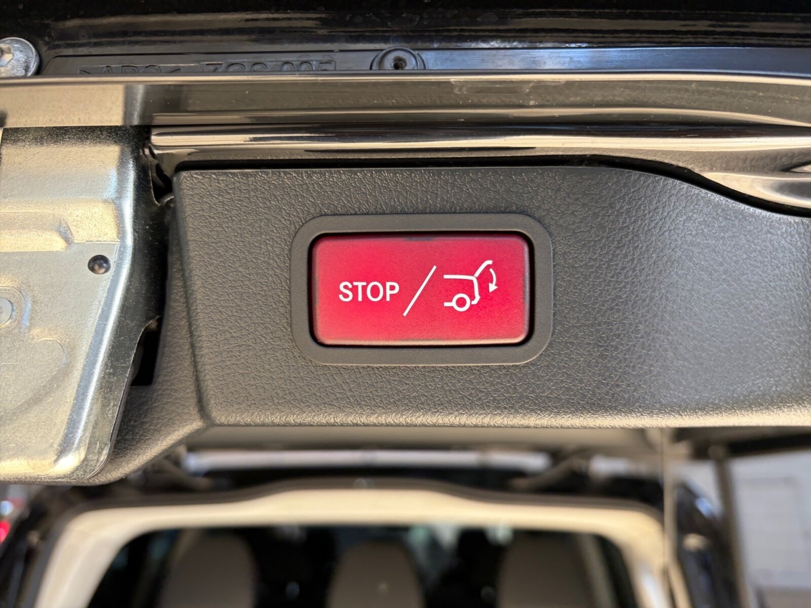 Ausstattungslinien und -Pakete:  Aerodynamik-Paket,   BlueEFFICIENCY-Paket:  Chrom Interieur-Paket:  Fahrassistenz-Paket:  Modellgeneration 2,   Park-Paket mit Rückfahrkamera:  Spiegel-Paket Vito:  Tourer PRO:Exterieur:  Anhängelast 2500 kg:  Anhängerkupplung Kugelkopf abnehmbar:  Außenspiegel elektrisch heranklappbar:  Außenspiegel heizbar und elektrisch verstellbar,   Baureihe C447 Vito/V-Klasse:  Befestigungspunkte im Dachrahmen,   CO2-optimierte Bremsanlage,   EASY PACK Paket - elektr. Schiebetür/Heckklappe,   Elektr. Betätigung für Schiebetür links:  Elektr. Betätigung für Schiebetür rechts:  Fehlbetankungsschutz,   Fenster in Heckklappe mit Wisch- und Waschanlage,   Fenster vorn links, fest in Seitenwand/Schiebetür,   Generator 14 V / 250 A:  Gewichtsvariante 3.200 kg,   Haupttank 70 Liter:  Heizung für Scheibenwaschanlage:  Hinterachswellenfabrikat IFA,   Kombifahrzeug:  Komplettfahrzeug,   Kühlergrill verchromt,   Leichtmetallräder 7 J x 17, 20-Speichen Design,   Metallic-Lack:  Multibeam LED: Fernlichtassistent Adaptive plus,   Radstand 3200 mm, Überhang lang,   Schiebetür links:  Schluss-, Brems- und Blinklicht in LED-Technik:  Steuercode Umstellung WLTP,   Steuercode Zertifizierung II,   Stoßfänger und Anbauteile in Wagenfarbe lackiertInterieur:  3er-Sitzbank in 2. SR (klapp-, wickel-, herausnehmbar) mit Isofix u. Top Tether auf außen, 2 Einzelsitze in der 3. SR,   Beleuchtung im Haltegriff Fond mit Lesespot,   Fenster fest hinten,   Innenspiegel  automatisch abblendend,   Innenverkleidung gehobene Ausführung,   Klimaanlage halbautom. geregelt, TEMPMATIC im Fond:  Klimatisierungsautomatik Thermotronic:  Komfort-Beifahrersitz:  Komfort Fahrersitz:  Kunstleder schwarz:  Lederlenkrad:  Linkslenker,   Lordosenstütze Beifahrersitz,   Lordosenstütze Fahrersitz,   Mittelkonsole mit Staufach,   Sitzbelegungserkennung Fahrersitz:  Sitzheizung für Beifahrer:  Sitzheizung für Fahrer:  Sitzkissentiefenverstellung Beifahrer,   Sitzkissentiefenverstellung Fahrer,   Vordersitze mit EASY-ENTRY-FunktionMultimedia:  2-Wege-Lautsprecher vorn und hinten,   Digitales Extra: Festplatten-Navigation,   Digitales Extra: Remote Services Plus,   Digitales Extra: Smartphone Integration,   Digitales Radio (DAB):  Kommunikationsmodul (LTE) für digitale Dienste:  Live Traffic Information,   MBUX Multimediasystem:  Mercedes-Benz Notrufsystem:Komfort und Umwelt:  9G-TRONIC:  Abgasreinigung SCR Generation 4,   Aktiver Geschwindigkeitslimit-Assistent:  Aktiver Lenk-Assistent:  Aktiver Spurhalte-Assistent:  Allrad permanent:  Attention Assist:  Berganfahrhilfe:  Colorverglasung im Fond, Schwarzglas:  Easy-Pack Heckklappe:  ECO Start-Stop Funktion:  Emissionsklasse  Euro 6b M/N1 GR. II:  Erweitertes autom. Wiederanfahren auf Autobahnen,   Fahrlichtassistent,   Innen- und Umfeldbeleuchtung Kombi,   Intelligenter Geschwindigkeitsassistent (ISA),   Kindererkennung im Fahrzeug passiv,   Kofferraum-Komfortschließung,   Lenkrad in Neigung und Höhe verstellbar,   Multifunktionslenkrad:  Nachtbeleuchtung,   Sauglüfter elektrisch Leistungsstufe 5,   Streckenbasierte Geschwindigkeitsanpassung,   Totwinkel-Assistent:  Verkehrszeichen-Assistent:  Zuheizer  elektrischSicherheit:  Aktiver Abstands-Assistent DISTRONIC:  Aktiver Brems-Assistent:  Beifahrerairbag,   Bremskraftverstärkerausfallkompensierung,   elek. Feststellbremse,   HOLD-Funktion:  Kindersicherung an Türen im Fahrgastraum,   Reifendrucküberwachung an VA u. HA, drahtlos:  Thorax-Pelvis-Sidebag Beifahrer:  Thorax-Pelvis-Sidebag Fahrer,   Windowbags für Fahrer und Beifahrer:Zustand/Papiere:  Modellpflege:  Wartungsintervall 40.000 km,   Zulassung als PKW:Weiteres:  AEJ X4/1,   AEJ X4/2,   Fahrzeug HVO fähig,   Fenster v. rechts, fest in Seitenwand/Schiebetür,   Hersteller Mercedes-Benz AG,   Kundenauftrag VdZ,   Kunstoffboden TPO im Fahrgastraum,   Mopf II,   OM654 DE 20 LA Leistungsstufe 5 Top Type,   Pannenmanagement,   Schilder / Druckschriften deutsch,   Sitzbef. Fond m.Schnellverriegelung 2 Sitzreihen,   Steuercode Modellpflege,   Vertriebskennzeichen 0,   VIN codierte Fahrzeugdaten mit Prüfziffer,   174 kW (237 PS) 4200/min,   Änderungsjahr G4-II,   Geschwindigkeitsbegrenzung 210 km/h,   Modelljahr 5.