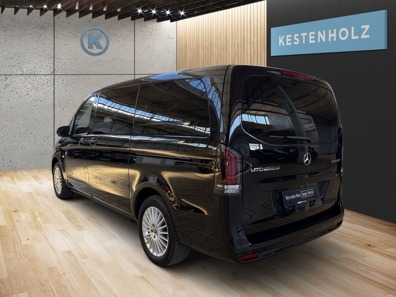 Ausstattungslinien und -Pakete:  Aerodynamik-Paket,   BlueEFFICIENCY-Paket:  Chrom Interieur-Paket:  Fahrassistenz-Paket:  Modellgeneration 2,   Park-Paket mit Rückfahrkamera:  Spiegel-Paket Vito:  Tourer PRO:Exterieur:  Anhängelast 2500 kg:  Anhängerkupplung Kugelkopf abnehmbar:  Außenspiegel elektrisch heranklappbar:  Außenspiegel heizbar und elektrisch verstellbar,   Baureihe C447 Vito/V-Klasse:  Befestigungspunkte im Dachrahmen,   CO2-optimierte Bremsanlage,   EASY PACK Paket - elektr. Schiebetür/Heckklappe,   Elektr. Betätigung für Schiebetür links:  Elektr. Betätigung für Schiebetür rechts:  Fehlbetankungsschutz,   Fenster in Heckklappe mit Wisch- und Waschanlage,   Fenster vorn links, fest in Seitenwand/Schiebetür,   Generator 14 V / 250 A:  Gewichtsvariante 3.200 kg,   Haupttank 70 Liter:  Heizung für Scheibenwaschanlage:  Hinterachswellenfabrikat IFA,   Kombifahrzeug:  Komplettfahrzeug,   Kühlergrill verchromt,   Leichtmetallräder 7 J x 17, 20-Speichen Design,   Metallic-Lack:  Multibeam LED: Fernlichtassistent Adaptive plus,   Radstand 3200 mm, Überhang lang,   Schiebetür links:  Schluss-, Brems- und Blinklicht in LED-Technik:  Steuercode Umstellung WLTP,   Steuercode Zertifizierung II,   Stoßfänger und Anbauteile in Wagenfarbe lackiertInterieur:  3er-Sitzbank in 2. SR (klapp-, wickel-, herausnehmbar) mit Isofix u. Top Tether auf außen, 2 Einzelsitze in der 3. SR,   Beifahrersitz Zweisitzer:  Beleuchtung im Haltegriff Fond mit Lesespot,   Fenster fest hinten,   Innenspiegel  automatisch abblendend,   Innenverkleidung gehobene Ausführung,   Klimaanlage halbautom. geregelt, TEMPMATIC im Fond:  Klimatisierungsautomatik Thermotronic:  Komfort Fahrersitz:  Kunstleder schwarz:  Lederlenkrad:  Linkslenker,   Lordosenstütze Fahrersitz,   Sitzbelegungserkennung Fahrersitz:  Sitzheizung für Beifahrer:  Sitzheizung für Fahrer:  Sitzkissentiefenverstellung Fahrer,   Vordersitze mit EASY-ENTRY-FunktionMultimedia:  2-Wege-Lautsprecher vorn und hinten,   Digitales Extra: Festplatten-Navigation,   Digitales Extra: Remote Services Plus,   Digitales Extra: Smartphone Integration,   Digitales Radio (DAB):  Kommunikationsmodul (LTE) für digitale Dienste:  Live Traffic Information,   MBUX Multimediasystem:  Mercedes-Benz Notrufsystem:Komfort und Umwelt:  9G-TRONIC:  Abgasreinigung SCR Generation 4,   Aktiver Geschwindigkeitslimit-Assistent:  Aktiver Lenk-Assistent:  Aktiver Spurhalte-Assistent:  Allrad permanent:  Attention Assist:  Berganfahrhilfe:  Colorverglasung im Fond, Schwarzglas:  Easy-Pack Heckklappe:  ECO Start-Stop Funktion:  Emissionsklasse  Euro 6b M/N1 GR. II:  Erweitertes autom. Wiederanfahren auf Autobahnen,   Fahrlichtassistent,   Innen- und Umfeldbeleuchtung Kombi,   Intelligenter Geschwindigkeitsassistent (ISA),   Kindererkennung im Fahrzeug passiv,   Kofferraum-Komfortschließung,   Lenkrad in Neigung und Höhe verstellbar,   Multifunktionslenkrad:  Nachtbeleuchtung,   Sauglüfter elektrisch Leistungsstufe 5,   Streckenbasierte Geschwindigkeitsanpassung,   Totwinkel-Assistent:  Verkehrszeichen-Assistent:  Zuheizer  elektrischSicherheit:  Aktiver Abstands-Assistent DISTRONIC:  Aktiver Brems-Assistent:  Beifahrerairbag,   Bremskraftverstärkerausfallkompensierung,   elek. Feststellbremse,   HOLD-Funktion:  Kindersicherung an Türen im Fahrgastraum,   Reifendrucküberwachung an VA u. HA, drahtlos:  Thorax-Pelvis-Sidebag Beifahrer:  Thorax-Pelvis-Sidebag Fahrer,   Windowbags für Fahrer und Beifahrer:Zustand/Papiere:  Modellpflege:  Wartungsintervall 40.000 km,   Zulassung als PKW:Weiteres:  AEJ X4/1,   AEJ X4/2,   Fahrzeug HVO fähig,   Fenster v. rechts, fest in Seitenwand/Schiebetür,   Hersteller Mercedes-Benz AG,   Kundenauftrag VdZ,   Kunstoffboden TPO im Fahrgastraum,   Mopf II,   OM654 DE 20 LA Leistungsstufe 5 Top Type,   Pannenmanagement,   Schilder / Druckschriften deutsch,   Sitzbef. Fond m.Schnellverriegelung 2 Sitzreihen,   Steuercode Modellpflege,   Vertriebskennzeichen 0,   VIN codierte Fahrzeugdaten mit Prüfziffer,   174 kW (237 PS) 4200/min,   Änderungsjahr G4-II,   Geschwindigkeitsbegrenzung 210 km/h,   Modelljahr 5.