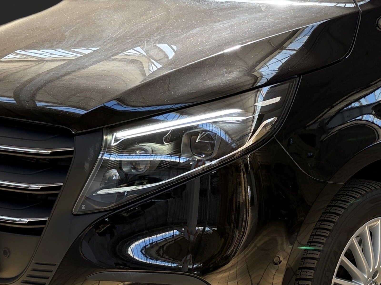 Ausstattungslinien und -Pakete:  Aerodynamik-Paket,   BlueEFFICIENCY-Paket:  Chrom Interieur-Paket:  Fahrassistenz-Paket:  Modellgeneration 2,   Park-Paket mit Rückfahrkamera:  Spiegel-Paket Vito:  Tourer PRO:Exterieur:  Anhängelast 2500 kg:  Anhängerkupplung Kugelkopf abnehmbar:  Außenspiegel elektrisch heranklappbar:  Außenspiegel heizbar und elektrisch verstellbar,   Baureihe C447 Vito/V-Klasse:  Befestigungspunkte im Dachrahmen,   CO2-optimierte Bremsanlage,   EASY PACK Paket - elektr. Schiebetür/Heckklappe,   Elektr. Betätigung für Schiebetür links:  Elektr. Betätigung für Schiebetür rechts:  Fehlbetankungsschutz,   Fenster in Heckklappe mit Wisch- und Waschanlage,   Fenster vorn links, fest in Seitenwand/Schiebetür,   Generator 14 V / 250 A:  Gewichtsvariante 3.200 kg,   Haupttank 70 Liter:  Heizung für Scheibenwaschanlage:  Hinterachswellenfabrikat IFA,   Kombifahrzeug:  Komplettfahrzeug,   Kühlergrill verchromt,   Leichtmetallräder 7 J x 17, 20-Speichen Design,   Metallic-Lack:  Multibeam LED: Fernlichtassistent Adaptive plus,   Radstand 3200 mm, Überhang lang,   Schiebetür links:  Schluss-, Brems- und Blinklicht in LED-Technik:  Steuercode Umstellung WLTP,   Steuercode Zertifizierung II,   Stoßfänger und Anbauteile in Wagenfarbe lackiertInterieur:  3er-Sitzbank in 2. SR (klapp-, wickel-, herausnehmbar) mit Isofix u. Top Tether auf außen, 2 Einzelsitze in der 3. SR,   Beifahrersitz Zweisitzer:  Beleuchtung im Haltegriff Fond mit Lesespot,   Fenster fest hinten,   Innenspiegel  automatisch abblendend,   Innenverkleidung gehobene Ausführung,   Klimaanlage halbautom. geregelt, TEMPMATIC im Fond:  Klimatisierungsautomatik Thermotronic:  Komfort Fahrersitz:  Kunstleder schwarz:  Lederlenkrad:  Linkslenker,   Lordosenstütze Fahrersitz,   Sitzbelegungserkennung Fahrersitz:  Sitzheizung für Beifahrer:  Sitzheizung für Fahrer:  Sitzkissentiefenverstellung Fahrer,   Vordersitze mit EASY-ENTRY-FunktionMultimedia:  2-Wege-Lautsprecher vorn und hinten,   Digitales Extra: Festplatten-Navigation,   Digitales Extra: Remote Services Plus,   Digitales Extra: Smartphone Integration,   Digitales Radio (DAB):  Kommunikationsmodul (LTE) für digitale Dienste:  Live Traffic Information,   MBUX Multimediasystem:  Mercedes-Benz Notrufsystem:Komfort und Umwelt:  9G-TRONIC:  Abgasreinigung SCR Generation 4,   Aktiver Geschwindigkeitslimit-Assistent:  Aktiver Lenk-Assistent:  Aktiver Spurhalte-Assistent:  Allrad permanent:  Attention Assist:  Berganfahrhilfe:  Colorverglasung im Fond, Schwarzglas:  Easy-Pack Heckklappe:  ECO Start-Stop Funktion:  Emissionsklasse  Euro 6b M/N1 GR. II:  Erweitertes autom. Wiederanfahren auf Autobahnen,   Fahrlichtassistent,   Innen- und Umfeldbeleuchtung Kombi,   Intelligenter Geschwindigkeitsassistent (ISA),   Kindererkennung im Fahrzeug passiv,   Kofferraum-Komfortschließung,   Lenkrad in Neigung und Höhe verstellbar,   Multifunktionslenkrad:  Nachtbeleuchtung,   Sauglüfter elektrisch Leistungsstufe 5,   Streckenbasierte Geschwindigkeitsanpassung,   Totwinkel-Assistent:  Verkehrszeichen-Assistent:  Zuheizer  elektrischSicherheit:  Aktiver Abstands-Assistent DISTRONIC:  Aktiver Brems-Assistent:  Beifahrerairbag,   Bremskraftverstärkerausfallkompensierung,   elek. Feststellbremse,   HOLD-Funktion:  Kindersicherung an Türen im Fahrgastraum,   Reifendrucküberwachung an VA u. HA, drahtlos:  Thorax-Pelvis-Sidebag Beifahrer:  Thorax-Pelvis-Sidebag Fahrer,   Windowbags für Fahrer und Beifahrer:Zustand/Papiere:  Modellpflege:  Wartungsintervall 40.000 km,   Zulassung als PKW:Weiteres:  AEJ X4/1,   AEJ X4/2,   Fahrzeug HVO fähig,   Fenster v. rechts, fest in Seitenwand/Schiebetür,   Hersteller Mercedes-Benz AG,   Kundenauftrag VdZ,   Kunstoffboden TPO im Fahrgastraum,   Mopf II,   OM654 DE 20 LA Leistungsstufe 5 Top Type,   Pannenmanagement,   Schilder / Druckschriften deutsch,   Sitzbef. Fond m.Schnellverriegelung 2 Sitzreihen,   Steuercode Modellpflege,   Vertriebskennzeichen 0,   VIN codierte Fahrzeugdaten mit Prüfziffer,   174 kW (237 PS) 4200/min,   Änderungsjahr G4-II,   Geschwindigkeitsbegrenzung 210 km/h,   Modelljahr 5.