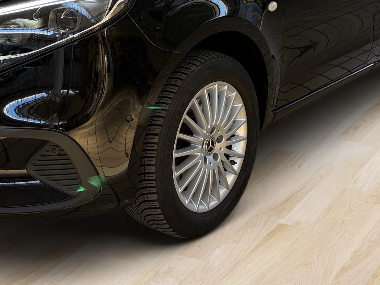 Ausstattungslinien und -Pakete:  Aerodynamik-Paket,   BlueEFFICIENCY-Paket:  Chrom Interieur-Paket:  Fahrassistenz-Paket:  Modellgeneration 2,   Park-Paket mit Rückfahrkamera:  Spiegel-Paket Vito:  Tourer PRO:Exterieur:  Anhängelast 2500 kg:  Anhängerkupplung Kugelkopf abnehmbar:  Außenspiegel elektrisch heranklappbar:  Außenspiegel heizbar und elektrisch verstellbar,   Baureihe C447 Vito/V-Klasse:  Befestigungspunkte im Dachrahmen,   CO2-optimierte Bremsanlage,   EASY PACK Paket - elektr. Schiebetür/Heckklappe,   Elektr. Betätigung für Schiebetür links:  Elektr. Betätigung für Schiebetür rechts:  Fehlbetankungsschutz,   Fenster in Heckklappe mit Wisch- und Waschanlage,   Fenster vorn links, fest in Seitenwand/Schiebetür,   Generator 14 V / 250 A:  Gewichtsvariante 3.200 kg,   Haupttank 70 Liter:  Heizung für Scheibenwaschanlage:  Hinterachswellenfabrikat IFA,   Kombifahrzeug:  Komplettfahrzeug,   Kühlergrill verchromt,   Leichtmetallräder 7 J x 17, 20-Speichen Design,   Metallic-Lack:  Multibeam LED: Fernlichtassistent Adaptive plus,   Radstand 3200 mm, Überhang lang,   Schiebetür links:  Schluss-, Brems- und Blinklicht in LED-Technik:  Steuercode Umstellung WLTP,   Steuercode Zertifizierung II,   Stoßfänger und Anbauteile in Wagenfarbe lackiertInterieur:  3er-Sitzbank in 2. SR (klapp-, wickel-, herausnehmbar) mit Isofix u. Top Tether auf außen, 2 Einzelsitze in der 3. SR,   Beifahrersitz Zweisitzer:  Beleuchtung im Haltegriff Fond mit Lesespot,   Fenster fest hinten,   Innenspiegel  automatisch abblendend,   Innenverkleidung gehobene Ausführung,   Klimaanlage halbautom. geregelt, TEMPMATIC im Fond:  Klimatisierungsautomatik Thermotronic:  Komfort Fahrersitz:  Kunstleder schwarz:  Lederlenkrad:  Linkslenker,   Lordosenstütze Fahrersitz,   Sitzbelegungserkennung Fahrersitz:  Sitzheizung für Beifahrer:  Sitzheizung für Fahrer:  Sitzkissentiefenverstellung Fahrer,   Vordersitze mit EASY-ENTRY-FunktionMultimedia:  2-Wege-Lautsprecher vorn und hinten,   Digitales Extra: Festplatten-Navigation,   Digitales Extra: Remote Services Plus,   Digitales Extra: Smartphone Integration,   Digitales Radio (DAB):  Kommunikationsmodul (LTE) für digitale Dienste:  Live Traffic Information,   MBUX Multimediasystem:  Mercedes-Benz Notrufsystem:Komfort und Umwelt:  9G-TRONIC:  Abgasreinigung SCR Generation 4,   Aktiver Geschwindigkeitslimit-Assistent:  Aktiver Lenk-Assistent:  Aktiver Spurhalte-Assistent:  Allrad permanent:  Attention Assist:  Berganfahrhilfe:  Colorverglasung im Fond, Schwarzglas:  Easy-Pack Heckklappe:  ECO Start-Stop Funktion:  Emissionsklasse  Euro 6b M/N1 GR. II:  Erweitertes autom. Wiederanfahren auf Autobahnen,   Fahrlichtassistent,   Innen- und Umfeldbeleuchtung Kombi,   Intelligenter Geschwindigkeitsassistent (ISA),   Kindererkennung im Fahrzeug passiv,   Kofferraum-Komfortschließung,   Lenkrad in Neigung und Höhe verstellbar,   Multifunktionslenkrad:  Nachtbeleuchtung,   Sauglüfter elektrisch Leistungsstufe 5,   Streckenbasierte Geschwindigkeitsanpassung,   Totwinkel-Assistent:  Verkehrszeichen-Assistent:  Zuheizer  elektrischSicherheit:  Aktiver Abstands-Assistent DISTRONIC:  Aktiver Brems-Assistent:  Beifahrerairbag,   Bremskraftverstärkerausfallkompensierung,   elek. Feststellbremse,   HOLD-Funktion:  Kindersicherung an Türen im Fahrgastraum,   Reifendrucküberwachung an VA u. HA, drahtlos:  Thorax-Pelvis-Sidebag Beifahrer:  Thorax-Pelvis-Sidebag Fahrer,   Windowbags für Fahrer und Beifahrer:Zustand/Papiere:  Modellpflege:  Wartungsintervall 40.000 km,   Zulassung als PKW:Weiteres:  AEJ X4/1,   AEJ X4/2,   Fahrzeug HVO fähig,   Fenster v. rechts, fest in Seitenwand/Schiebetür,   Hersteller Mercedes-Benz AG,   Kundenauftrag VdZ,   Kunstoffboden TPO im Fahrgastraum,   Mopf II,   OM654 DE 20 LA Leistungsstufe 5 Top Type,   Pannenmanagement,   Schilder / Druckschriften deutsch,   Sitzbef. Fond m.Schnellverriegelung 2 Sitzreihen,   Steuercode Modellpflege,   Vertriebskennzeichen 0,   VIN codierte Fahrzeugdaten mit Prüfziffer,   174 kW (237 PS) 4200/min,   Änderungsjahr G4-II,   Geschwindigkeitsbegrenzung 210 km/h,   Modelljahr 5.