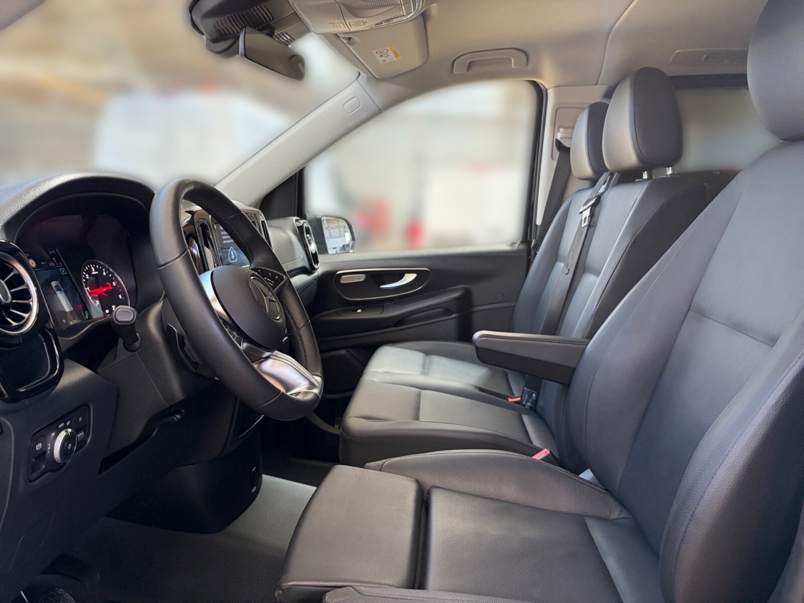 Ausstattungslinien und -Pakete:  Aerodynamik-Paket,   BlueEFFICIENCY-Paket:  Chrom Interieur-Paket:  Fahrassistenz-Paket:  Modellgeneration 2,   Park-Paket mit Rückfahrkamera:  Spiegel-Paket Vito:  Tourer PRO:Exterieur:  Anhängelast 2500 kg:  Anhängerkupplung Kugelkopf abnehmbar:  Außenspiegel elektrisch heranklappbar:  Außenspiegel heizbar und elektrisch verstellbar,   Baureihe C447 Vito/V-Klasse:  Befestigungspunkte im Dachrahmen,   CO2-optimierte Bremsanlage,   EASY PACK Paket - elektr. Schiebetür/Heckklappe,   Elektr. Betätigung für Schiebetür links:  Elektr. Betätigung für Schiebetür rechts:  Fehlbetankungsschutz,   Fenster in Heckklappe mit Wisch- und Waschanlage,   Fenster vorn links, fest in Seitenwand/Schiebetür,   Generator 14 V / 250 A:  Gewichtsvariante 3.200 kg,   Haupttank 70 Liter:  Heizung für Scheibenwaschanlage:  Hinterachswellenfabrikat IFA,   Kombifahrzeug:  Komplettfahrzeug,   Kühlergrill verchromt,   Leichtmetallräder 7 J x 17, 20-Speichen Design,   Metallic-Lack:  Multibeam LED: Fernlichtassistent Adaptive plus,   Radstand 3200 mm, Überhang lang,   Schiebetür links:  Schluss-, Brems- und Blinklicht in LED-Technik:  Steuercode Umstellung WLTP,   Steuercode Zertifizierung II,   Stoßfänger und Anbauteile in Wagenfarbe lackiertInterieur:  3er-Sitzbank in 2. SR (klapp-, wickel-, herausnehmbar) mit Isofix u. Top Tether auf außen, 2 Einzelsitze in der 3. SR,   Beifahrersitz Zweisitzer:  Beleuchtung im Haltegriff Fond mit Lesespot,   Fenster fest hinten,   Innenspiegel  automatisch abblendend,   Innenverkleidung gehobene Ausführung,   Klimaanlage halbautom. geregelt, TEMPMATIC im Fond:  Klimatisierungsautomatik Thermotronic:  Komfort Fahrersitz:  Kunstleder schwarz:  Lederlenkrad:  Linkslenker,   Lordosenstütze Fahrersitz,   Sitzbelegungserkennung Fahrersitz:  Sitzheizung für Beifahrer:  Sitzheizung für Fahrer:  Sitzkissentiefenverstellung Fahrer,   Vordersitze mit EASY-ENTRY-FunktionMultimedia:  2-Wege-Lautsprecher vorn und hinten,   Digitales Extra: Festplatten-Navigation,   Digitales Extra: Remote Services Plus,   Digitales Extra: Smartphone Integration,   Digitales Radio (DAB):  Kommunikationsmodul (LTE) für digitale Dienste:  Live Traffic Information,   MBUX Multimediasystem:  Mercedes-Benz Notrufsystem:Komfort und Umwelt:  9G-TRONIC:  Abgasreinigung SCR Generation 4,   Aktiver Geschwindigkeitslimit-Assistent:  Aktiver Lenk-Assistent:  Aktiver Spurhalte-Assistent:  Allrad permanent:  Attention Assist:  Berganfahrhilfe:  Colorverglasung im Fond, Schwarzglas:  Easy-Pack Heckklappe:  ECO Start-Stop Funktion:  Emissionsklasse  Euro 6b M/N1 GR. II:  Erweitertes autom. Wiederanfahren auf Autobahnen,   Fahrlichtassistent,   Innen- und Umfeldbeleuchtung Kombi,   Intelligenter Geschwindigkeitsassistent (ISA),   Kindererkennung im Fahrzeug passiv,   Kofferraum-Komfortschließung,   Lenkrad in Neigung und Höhe verstellbar,   Multifunktionslenkrad:  Nachtbeleuchtung,   Sauglüfter elektrisch Leistungsstufe 5,   Streckenbasierte Geschwindigkeitsanpassung,   Totwinkel-Assistent:  Verkehrszeichen-Assistent:  Zuheizer  elektrischSicherheit:  Aktiver Abstands-Assistent DISTRONIC:  Aktiver Brems-Assistent:  Beifahrerairbag,   Bremskraftverstärkerausfallkompensierung,   elek. Feststellbremse,   HOLD-Funktion:  Kindersicherung an Türen im Fahrgastraum,   Reifendrucküberwachung an VA u. HA, drahtlos:  Thorax-Pelvis-Sidebag Beifahrer:  Thorax-Pelvis-Sidebag Fahrer,   Windowbags für Fahrer und Beifahrer:Zustand/Papiere:  Modellpflege:  Wartungsintervall 40.000 km,   Zulassung als PKW:Weiteres:  AEJ X4/1,   AEJ X4/2,   Fahrzeug HVO fähig,   Fenster v. rechts, fest in Seitenwand/Schiebetür,   Hersteller Mercedes-Benz AG,   Kundenauftrag VdZ,   Kunstoffboden TPO im Fahrgastraum,   Mopf II,   OM654 DE 20 LA Leistungsstufe 5 Top Type,   Pannenmanagement,   Schilder / Druckschriften deutsch,   Sitzbef. Fond m.Schnellverriegelung 2 Sitzreihen,   Steuercode Modellpflege,   Vertriebskennzeichen 0,   VIN codierte Fahrzeugdaten mit Prüfziffer,   174 kW (237 PS) 4200/min,   Änderungsjahr G4-II,   Geschwindigkeitsbegrenzung 210 km/h,   Modelljahr 5.