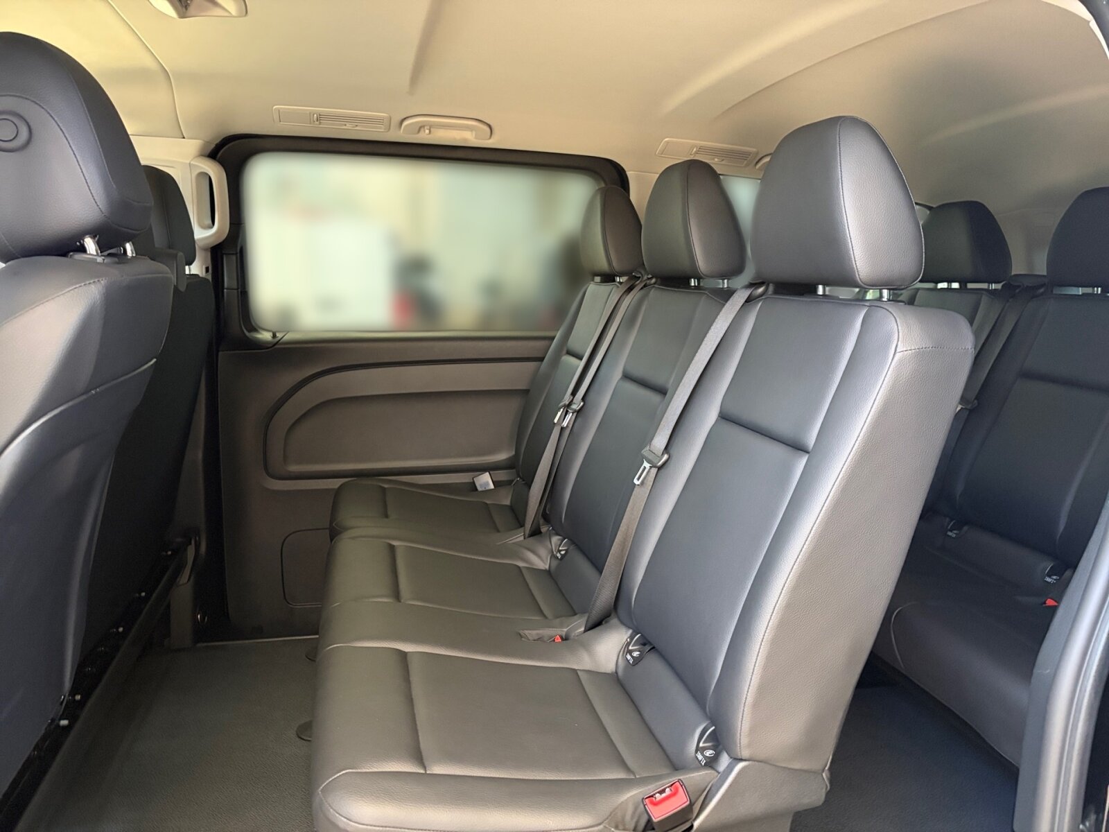 Ausstattungslinien und -Pakete:  Aerodynamik-Paket,   BlueEFFICIENCY-Paket:  Chrom Interieur-Paket:  Fahrassistenz-Paket:  Modellgeneration 2,   Park-Paket mit Rückfahrkamera:  Spiegel-Paket Vito:  Tourer PRO:Exterieur:  Anhängelast 2500 kg:  Anhängerkupplung Kugelkopf abnehmbar:  Außenspiegel elektrisch heranklappbar:  Außenspiegel heizbar und elektrisch verstellbar,   Baureihe C447 Vito/V-Klasse:  Befestigungspunkte im Dachrahmen,   CO2-optimierte Bremsanlage,   EASY PACK Paket - elektr. Schiebetür/Heckklappe,   Elektr. Betätigung für Schiebetür links:  Elektr. Betätigung für Schiebetür rechts:  Fehlbetankungsschutz,   Fenster in Heckklappe mit Wisch- und Waschanlage,   Fenster vorn links, fest in Seitenwand/Schiebetür,   Generator 14 V / 250 A:  Gewichtsvariante 3.200 kg,   Haupttank 70 Liter:  Heizung für Scheibenwaschanlage:  Hinterachswellenfabrikat IFA,   Kombifahrzeug:  Komplettfahrzeug,   Kühlergrill verchromt,   Leichtmetallräder 7 J x 17, 20-Speichen Design,   Metallic-Lack:  Multibeam LED: Fernlichtassistent Adaptive plus,   Radstand 3200 mm, Überhang lang,   Schiebetür links:  Schluss-, Brems- und Blinklicht in LED-Technik:  Steuercode Umstellung WLTP,   Steuercode Zertifizierung II,   Stoßfänger und Anbauteile in Wagenfarbe lackiertInterieur:  3er-Sitzbank in 2. SR (klapp-, wickel-, herausnehmbar) mit Isofix u. Top Tether auf außen, 2 Einzelsitze in der 3. SR,   Beifahrersitz Zweisitzer:  Beleuchtung im Haltegriff Fond mit Lesespot,   Fenster fest hinten,   Innenspiegel  automatisch abblendend,   Innenverkleidung gehobene Ausführung,   Klimaanlage halbautom. geregelt, TEMPMATIC im Fond:  Klimatisierungsautomatik Thermotronic:  Komfort Fahrersitz:  Kunstleder schwarz:  Lederlenkrad:  Linkslenker,   Lordosenstütze Fahrersitz,   Sitzbelegungserkennung Fahrersitz:  Sitzheizung für Beifahrer:  Sitzheizung für Fahrer:  Sitzkissentiefenverstellung Fahrer,   Vordersitze mit EASY-ENTRY-FunktionMultimedia:  2-Wege-Lautsprecher vorn und hinten,   Digitales Extra: Festplatten-Navigation,   Digitales Extra: Remote Services Plus,   Digitales Extra: Smartphone Integration,   Digitales Radio (DAB):  Kommunikationsmodul (LTE) für digitale Dienste:  Live Traffic Information,   MBUX Multimediasystem:  Mercedes-Benz Notrufsystem:Komfort und Umwelt:  9G-TRONIC:  Abgasreinigung SCR Generation 4,   Aktiver Geschwindigkeitslimit-Assistent:  Aktiver Lenk-Assistent:  Aktiver Spurhalte-Assistent:  Allrad permanent:  Attention Assist:  Berganfahrhilfe:  Colorverglasung im Fond, Schwarzglas:  Easy-Pack Heckklappe:  ECO Start-Stop Funktion:  Emissionsklasse  Euro 6b M/N1 GR. II:  Erweitertes autom. Wiederanfahren auf Autobahnen,   Fahrlichtassistent,   Innen- und Umfeldbeleuchtung Kombi,   Intelligenter Geschwindigkeitsassistent (ISA),   Kindererkennung im Fahrzeug passiv,   Kofferraum-Komfortschließung,   Lenkrad in Neigung und Höhe verstellbar,   Multifunktionslenkrad:  Nachtbeleuchtung,   Sauglüfter elektrisch Leistungsstufe 5,   Streckenbasierte Geschwindigkeitsanpassung,   Totwinkel-Assistent:  Verkehrszeichen-Assistent:  Zuheizer  elektrischSicherheit:  Aktiver Abstands-Assistent DISTRONIC:  Aktiver Brems-Assistent:  Beifahrerairbag,   Bremskraftverstärkerausfallkompensierung,   elek. Feststellbremse,   HOLD-Funktion:  Kindersicherung an Türen im Fahrgastraum,   Reifendrucküberwachung an VA u. HA, drahtlos:  Thorax-Pelvis-Sidebag Beifahrer:  Thorax-Pelvis-Sidebag Fahrer,   Windowbags für Fahrer und Beifahrer:Zustand/Papiere:  Modellpflege:  Wartungsintervall 40.000 km,   Zulassung als PKW:Weiteres:  AEJ X4/1,   AEJ X4/2,   Fahrzeug HVO fähig,   Fenster v. rechts, fest in Seitenwand/Schiebetür,   Hersteller Mercedes-Benz AG,   Kundenauftrag VdZ,   Kunstoffboden TPO im Fahrgastraum,   Mopf II,   OM654 DE 20 LA Leistungsstufe 5 Top Type,   Pannenmanagement,   Schilder / Druckschriften deutsch,   Sitzbef. Fond m.Schnellverriegelung 2 Sitzreihen,   Steuercode Modellpflege,   Vertriebskennzeichen 0,   VIN codierte Fahrzeugdaten mit Prüfziffer,   174 kW (237 PS) 4200/min,   Änderungsjahr G4-II,   Geschwindigkeitsbegrenzung 210 km/h,   Modelljahr 5.