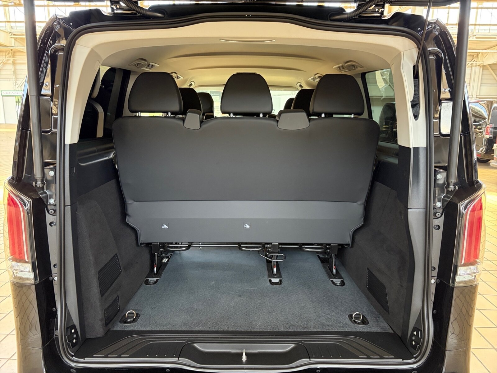 Ausstattungslinien und -Pakete:  Aerodynamik-Paket,   BlueEFFICIENCY-Paket:  Chrom Interieur-Paket:  Fahrassistenz-Paket:  Modellgeneration 2,   Park-Paket mit Rückfahrkamera:  Spiegel-Paket Vito:  Tourer PRO:Exterieur:  Anhängelast 2500 kg:  Anhängerkupplung Kugelkopf abnehmbar:  Außenspiegel elektrisch heranklappbar:  Außenspiegel heizbar und elektrisch verstellbar,   Baureihe C447 Vito/V-Klasse:  Befestigungspunkte im Dachrahmen,   CO2-optimierte Bremsanlage,   EASY PACK Paket - elektr. Schiebetür/Heckklappe,   Elektr. Betätigung für Schiebetür links:  Elektr. Betätigung für Schiebetür rechts:  Fehlbetankungsschutz,   Fenster in Heckklappe mit Wisch- und Waschanlage,   Fenster vorn links, fest in Seitenwand/Schiebetür,   Generator 14 V / 250 A:  Gewichtsvariante 3.200 kg,   Haupttank 70 Liter:  Heizung für Scheibenwaschanlage:  Hinterachswellenfabrikat IFA,   Kombifahrzeug:  Komplettfahrzeug,   Kühlergrill verchromt,   Leichtmetallräder 7 J x 17, 20-Speichen Design,   Metallic-Lack:  Multibeam LED: Fernlichtassistent Adaptive plus,   Radstand 3200 mm, Überhang lang,   Schiebetür links:  Schluss-, Brems- und Blinklicht in LED-Technik:  Steuercode Umstellung WLTP,   Steuercode Zertifizierung II,   Stoßfänger und Anbauteile in Wagenfarbe lackiertInterieur:  3er-Sitzbank in 2. SR (klapp-, wickel-, herausnehmbar) mit Isofix u. Top Tether auf außen, 2 Einzelsitze in der 3. SR,   Beifahrersitz Zweisitzer:  Beleuchtung im Haltegriff Fond mit Lesespot,   Fenster fest hinten,   Innenspiegel  automatisch abblendend,   Innenverkleidung gehobene Ausführung,   Klimaanlage halbautom. geregelt, TEMPMATIC im Fond:  Klimatisierungsautomatik Thermotronic:  Komfort Fahrersitz:  Kunstleder schwarz:  Lederlenkrad:  Linkslenker,   Lordosenstütze Fahrersitz,   Sitzbelegungserkennung Fahrersitz:  Sitzheizung für Beifahrer:  Sitzheizung für Fahrer:  Sitzkissentiefenverstellung Fahrer,   Vordersitze mit EASY-ENTRY-FunktionMultimedia:  2-Wege-Lautsprecher vorn und hinten,   Digitales Extra: Festplatten-Navigation,   Digitales Extra: Remote Services Plus,   Digitales Extra: Smartphone Integration,   Digitales Radio (DAB):  Kommunikationsmodul (LTE) für digitale Dienste:  Live Traffic Information,   MBUX Multimediasystem:  Mercedes-Benz Notrufsystem:Komfort und Umwelt:  9G-TRONIC:  Abgasreinigung SCR Generation 4,   Aktiver Geschwindigkeitslimit-Assistent:  Aktiver Lenk-Assistent:  Aktiver Spurhalte-Assistent:  Allrad permanent:  Attention Assist:  Berganfahrhilfe:  Colorverglasung im Fond, Schwarzglas:  Easy-Pack Heckklappe:  ECO Start-Stop Funktion:  Emissionsklasse  Euro 6b M/N1 GR. II:  Erweitertes autom. Wiederanfahren auf Autobahnen,   Fahrlichtassistent,   Innen- und Umfeldbeleuchtung Kombi,   Intelligenter Geschwindigkeitsassistent (ISA),   Kindererkennung im Fahrzeug passiv,   Kofferraum-Komfortschließung,   Lenkrad in Neigung und Höhe verstellbar,   Multifunktionslenkrad:  Nachtbeleuchtung,   Sauglüfter elektrisch Leistungsstufe 5,   Streckenbasierte Geschwindigkeitsanpassung,   Totwinkel-Assistent:  Verkehrszeichen-Assistent:  Zuheizer  elektrischSicherheit:  Aktiver Abstands-Assistent DISTRONIC:  Aktiver Brems-Assistent:  Beifahrerairbag,   Bremskraftverstärkerausfallkompensierung,   elek. Feststellbremse,   HOLD-Funktion:  Kindersicherung an Türen im Fahrgastraum,   Reifendrucküberwachung an VA u. HA, drahtlos:  Thorax-Pelvis-Sidebag Beifahrer:  Thorax-Pelvis-Sidebag Fahrer,   Windowbags für Fahrer und Beifahrer:Zustand/Papiere:  Modellpflege:  Wartungsintervall 40.000 km,   Zulassung als PKW:Weiteres:  AEJ X4/1,   AEJ X4/2,   Fahrzeug HVO fähig,   Fenster v. rechts, fest in Seitenwand/Schiebetür,   Hersteller Mercedes-Benz AG,   Kundenauftrag VdZ,   Kunstoffboden TPO im Fahrgastraum,   Mopf II,   OM654 DE 20 LA Leistungsstufe 5 Top Type,   Pannenmanagement,   Schilder / Druckschriften deutsch,   Sitzbef. Fond m.Schnellverriegelung 2 Sitzreihen,   Steuercode Modellpflege,   Vertriebskennzeichen 0,   VIN codierte Fahrzeugdaten mit Prüfziffer,   174 kW (237 PS) 4200/min,   Änderungsjahr G4-II,   Geschwindigkeitsbegrenzung 210 km/h,   Modelljahr 5.