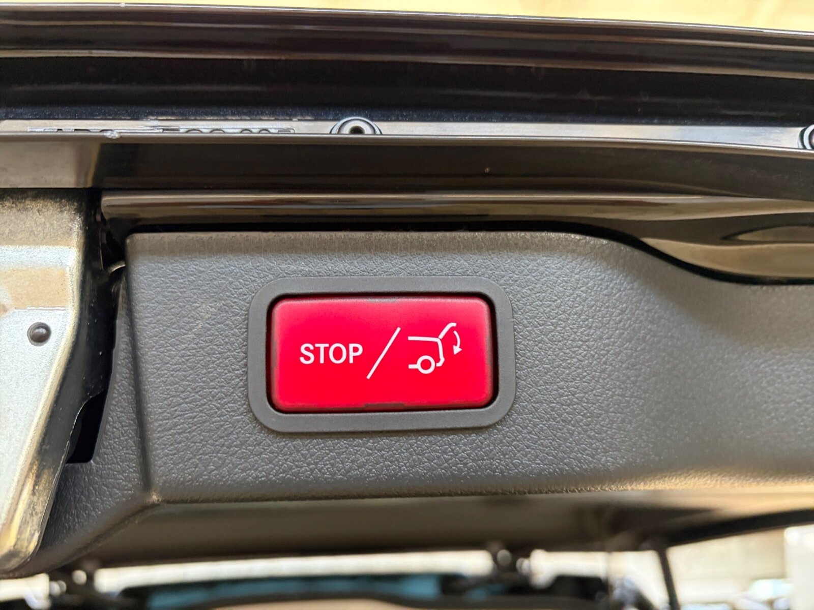 Ausstattungslinien und -Pakete:  Aerodynamik-Paket,   BlueEFFICIENCY-Paket:  Chrom Interieur-Paket:  Fahrassistenz-Paket:  Modellgeneration 2,   Park-Paket mit Rückfahrkamera:  Spiegel-Paket Vito:  Tourer PRO:Exterieur:  Anhängelast 2500 kg:  Anhängerkupplung Kugelkopf abnehmbar:  Außenspiegel elektrisch heranklappbar:  Außenspiegel heizbar und elektrisch verstellbar,   Baureihe C447 Vito/V-Klasse:  Befestigungspunkte im Dachrahmen,   CO2-optimierte Bremsanlage,   EASY PACK Paket - elektr. Schiebetür/Heckklappe,   Elektr. Betätigung für Schiebetür links:  Elektr. Betätigung für Schiebetür rechts:  Fehlbetankungsschutz,   Fenster in Heckklappe mit Wisch- und Waschanlage,   Fenster vorn links, fest in Seitenwand/Schiebetür,   Generator 14 V / 250 A:  Gewichtsvariante 3.200 kg,   Haupttank 70 Liter:  Heizung für Scheibenwaschanlage:  Hinterachswellenfabrikat IFA,   Kombifahrzeug:  Komplettfahrzeug,   Kühlergrill verchromt,   Leichtmetallräder 7 J x 17, 20-Speichen Design,   Metallic-Lack:  Multibeam LED: Fernlichtassistent Adaptive plus,   Radstand 3200 mm, Überhang lang,   Schiebetür links:  Schluss-, Brems- und Blinklicht in LED-Technik:  Steuercode Umstellung WLTP,   Steuercode Zertifizierung II,   Stoßfänger und Anbauteile in Wagenfarbe lackiertInterieur:  3er-Sitzbank in 2. SR (klapp-, wickel-, herausnehmbar) mit Isofix u. Top Tether auf außen, 2 Einzelsitze in der 3. SR,   Beifahrersitz Zweisitzer:  Beleuchtung im Haltegriff Fond mit Lesespot,   Fenster fest hinten,   Innenspiegel  automatisch abblendend,   Innenverkleidung gehobene Ausführung,   Klimaanlage halbautom. geregelt, TEMPMATIC im Fond:  Klimatisierungsautomatik Thermotronic:  Komfort Fahrersitz:  Kunstleder schwarz:  Lederlenkrad:  Linkslenker,   Lordosenstütze Fahrersitz,   Sitzbelegungserkennung Fahrersitz:  Sitzheizung für Beifahrer:  Sitzheizung für Fahrer:  Sitzkissentiefenverstellung Fahrer,   Vordersitze mit EASY-ENTRY-FunktionMultimedia:  2-Wege-Lautsprecher vorn und hinten,   Digitales Extra: Festplatten-Navigation,   Digitales Extra: Remote Services Plus,   Digitales Extra: Smartphone Integration,   Digitales Radio (DAB):  Kommunikationsmodul (LTE) für digitale Dienste:  Live Traffic Information,   MBUX Multimediasystem:  Mercedes-Benz Notrufsystem:Komfort und Umwelt:  9G-TRONIC:  Abgasreinigung SCR Generation 4,   Aktiver Geschwindigkeitslimit-Assistent:  Aktiver Lenk-Assistent:  Aktiver Spurhalte-Assistent:  Allrad permanent:  Attention Assist:  Berganfahrhilfe:  Colorverglasung im Fond, Schwarzglas:  Easy-Pack Heckklappe:  ECO Start-Stop Funktion:  Emissionsklasse  Euro 6b M/N1 GR. II:  Erweitertes autom. Wiederanfahren auf Autobahnen,   Fahrlichtassistent,   Innen- und Umfeldbeleuchtung Kombi,   Intelligenter Geschwindigkeitsassistent (ISA),   Kindererkennung im Fahrzeug passiv,   Kofferraum-Komfortschließung,   Lenkrad in Neigung und Höhe verstellbar,   Multifunktionslenkrad:  Nachtbeleuchtung,   Sauglüfter elektrisch Leistungsstufe 5,   Streckenbasierte Geschwindigkeitsanpassung,   Totwinkel-Assistent:  Verkehrszeichen-Assistent:  Zuheizer  elektrischSicherheit:  Aktiver Abstands-Assistent DISTRONIC:  Aktiver Brems-Assistent:  Beifahrerairbag,   Bremskraftverstärkerausfallkompensierung,   elek. Feststellbremse,   HOLD-Funktion:  Kindersicherung an Türen im Fahrgastraum,   Reifendrucküberwachung an VA u. HA, drahtlos:  Thorax-Pelvis-Sidebag Beifahrer:  Thorax-Pelvis-Sidebag Fahrer,   Windowbags für Fahrer und Beifahrer:Zustand/Papiere:  Modellpflege:  Wartungsintervall 40.000 km,   Zulassung als PKW:Weiteres:  AEJ X4/1,   AEJ X4/2,   Fahrzeug HVO fähig,   Fenster v. rechts, fest in Seitenwand/Schiebetür,   Hersteller Mercedes-Benz AG,   Kundenauftrag VdZ,   Kunstoffboden TPO im Fahrgastraum,   Mopf II,   OM654 DE 20 LA Leistungsstufe 5 Top Type,   Pannenmanagement,   Schilder / Druckschriften deutsch,   Sitzbef. Fond m.Schnellverriegelung 2 Sitzreihen,   Steuercode Modellpflege,   Vertriebskennzeichen 0,   VIN codierte Fahrzeugdaten mit Prüfziffer,   174 kW (237 PS) 4200/min,   Änderungsjahr G4-II,   Geschwindigkeitsbegrenzung 210 km/h,   Modelljahr 5.