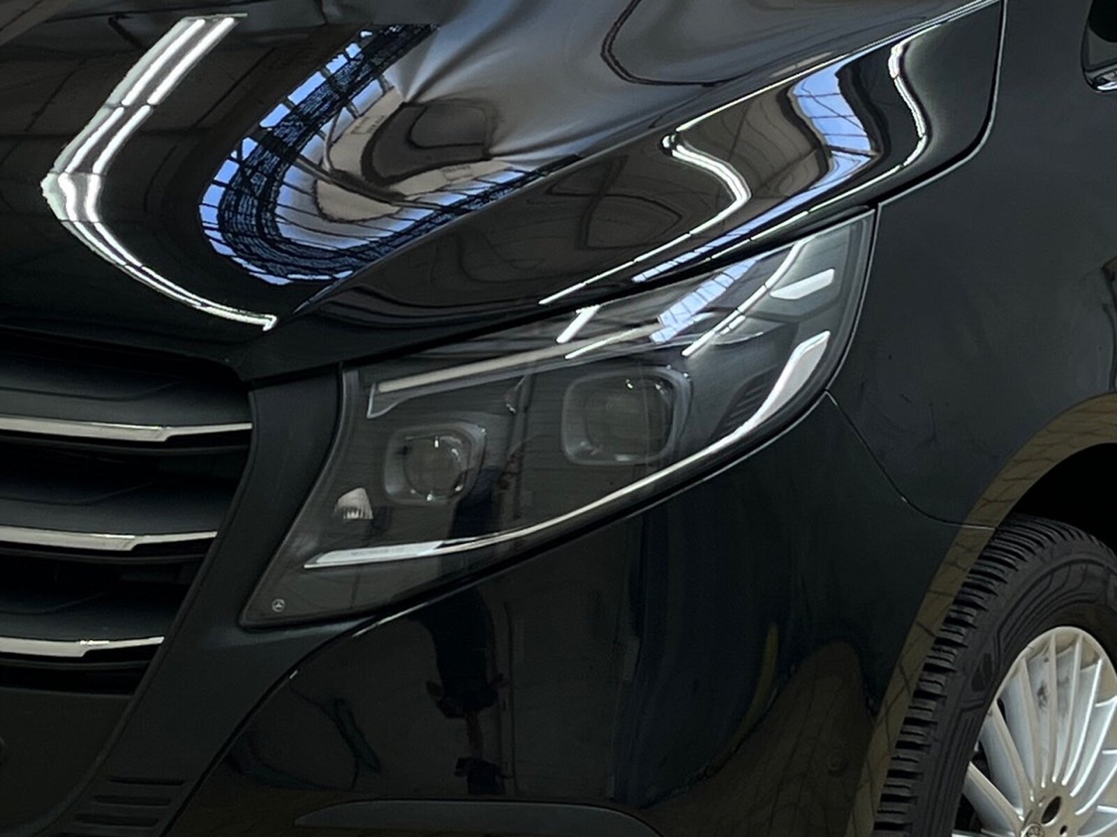 Ausstattungslinien und -Pakete:  Aerodynamik-Paket,   BlueEFFICIENCY-Paket:  Chrom Interieur-Paket:  Fahrassistenz-Paket:  Modellgeneration 2,   Park-Paket mit Rückfahrkamera:  Spiegel-Paket Vito:  Tourer PRO:Exterieur:  Anhängelast 2500 kg:  Anhängerkupplung Kugelkopf abnehmbar:  Außenspiegel elektrisch heranklappbar:  Außenspiegel heizbar und elektrisch verstellbar,   Baureihe C447 Vito/V-Klasse:  Befestigungspunkte im Dachrahmen,   CO2-optimierte Bremsanlage,   EASY PACK Paket - elektr. Schiebetür/Heckklappe,   Elektr. Betätigung für Schiebetür links:  Elektr. Betätigung für Schiebetür rechts:  Fehlbetankungsschutz,   Fenster in Heckklappe mit Wisch- und Waschanlage,   Fenster vorn links, fest in Seitenwand/Schiebetür,   Generator 14 V / 250 A:  Gewichtsvariante 3.200 kg,   Haupttank 70 Liter:  Heizung für Scheibenwaschanlage:  Hinterachswellenfabrikat IFA,   Kombifahrzeug:  Komplettfahrzeug,   Kühlergrill verchromt,   Leichtmetallräder 7 J x 17, 20-Speichen Design,   Metallic-Lack:  Multibeam LED: Fernlichtassistent Adaptive plus,   Radstand 3200 mm, Überhang lang,   Schiebetür links:  Schluss-, Brems- und Blinklicht in LED-Technik:  Steuercode Umstellung WLTP,   Steuercode Zertifizierung II,   Stoßfänger und Anbauteile in Wagenfarbe lackiertInterieur:  3er-Sitzbank in 2. SR (klapp-, wickel-, herausnehmbar) mit Isofix u. Top Tether auf außen, 2 Einzelsitze in der 3. SR,   Beifahrersitz Zweisitzer:  Beleuchtung im Haltegriff Fond mit Lesespot,   Fenster fest hinten,   Innenspiegel  automatisch abblendend,   Innenverkleidung gehobene Ausführung,   Klimaanlage halbautom. geregelt, TEMPMATIC im Fond:  Klimatisierungsautomatik Thermotronic:  Komfort Fahrersitz:  Kunstleder schwarz:  Lederlenkrad:  Linkslenker,   Lordosenstütze Fahrersitz,   Sitzbelegungserkennung Fahrersitz:  Sitzheizung für Beifahrer:  Sitzheizung für Fahrer:  Sitzkissentiefenverstellung Fahrer,   Vordersitze mit EASY-ENTRY-FunktionMultimedia:  2-Wege-Lautsprecher vorn und hinten,   Digitales Extra: Festplatten-Navigation,   Digitales Extra: Remote Services Plus,   Digitales Extra: Smartphone Integration,   Digitales Radio (DAB):  Kommunikationsmodul (LTE) für digitale Dienste:  Live Traffic Information,   MBUX Multimediasystem:  Mercedes-Benz Notrufsystem:Komfort und Umwelt:  9G-TRONIC:  Abgasreinigung SCR Generation 4,   Aktiver Geschwindigkeitslimit-Assistent:  Aktiver Lenk-Assistent:  Aktiver Spurhalte-Assistent:  Allrad permanent:  Attention Assist:  Berganfahrhilfe:  Colorverglasung im Fond, Schwarzglas:  Easy-Pack Heckklappe:  ECO Start-Stop Funktion:  Emissionsklasse  Euro 6b M/N1 GR. II:  Erweitertes autom. Wiederanfahren auf Autobahnen,   Fahrlichtassistent,   Innen- und Umfeldbeleuchtung Kombi,   Intelligenter Geschwindigkeitsassistent (ISA),   Kindererkennung im Fahrzeug passiv,   Kofferraum-Komfortschließung,   Lenkrad in Neigung und Höhe verstellbar,   Multifunktionslenkrad:  Nachtbeleuchtung,   Sauglüfter elektrisch Leistungsstufe 5,   Streckenbasierte Geschwindigkeitsanpassung,   Totwinkel-Assistent:  Verkehrszeichen-Assistent:  Zuheizer  elektrischSicherheit:  Aktiver Abstands-Assistent DISTRONIC:  Aktiver Brems-Assistent:  Beifahrerairbag,   Bremskraftverstärkerausfallkompensierung,   elek. Feststellbremse,   HOLD-Funktion:  Kindersicherung an Türen im Fahrgastraum,   Reifendrucküberwachung an VA u. HA, drahtlos:  Thorax-Pelvis-Sidebag Beifahrer:  Thorax-Pelvis-Sidebag Fahrer,   Windowbags für Fahrer und Beifahrer:Zustand/Papiere:  Modellpflege:  Wartungsintervall 40.000 km,   Zulassung als PKW:Weiteres:  AEJ X4/1,   AEJ X4/2,   Fahrzeug HVO fähig,   Fenster v. rechts, fest in Seitenwand/Schiebetür,   Hersteller Mercedes-Benz AG,   Kundenauftrag VdZ,   Kunstoffboden TPO im Fahrgastraum,   Mopf II,   OM654 DE 20 LA Leistungsstufe 5 Top Type,   Pannenmanagement,   Schilder / Druckschriften deutsch,   Sitzbef. Fond m.Schnellverriegelung 2 Sitzreihen,   Steuercode Modellpflege,   Vertriebskennzeichen 0,   VIN codierte Fahrzeugdaten mit Prüfziffer,   174 kW (237 PS) 4200/min,   Änderungsjahr G4-II,   Geschwindigkeitsbegrenzung 210 km/h,   Modelljahr 5.