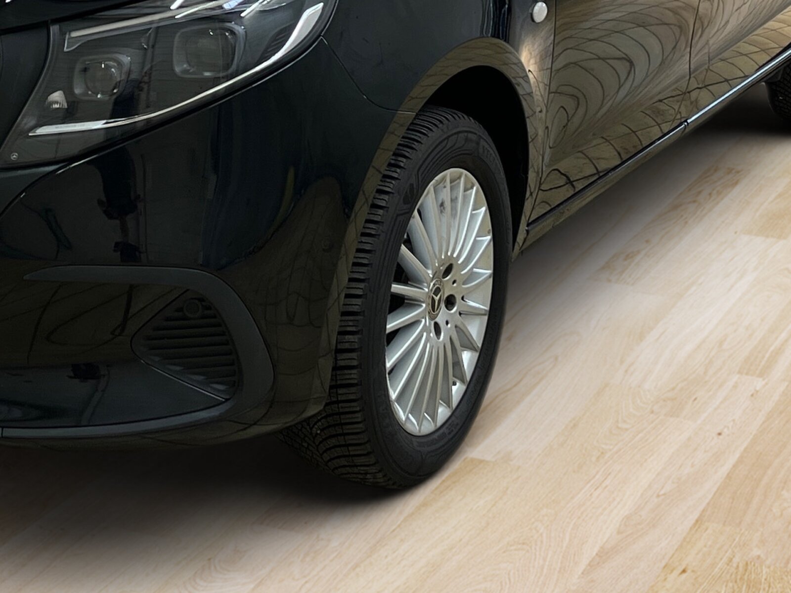 Ausstattungslinien und -Pakete:  Aerodynamik-Paket,   BlueEFFICIENCY-Paket:  Chrom Interieur-Paket:  Fahrassistenz-Paket:  Modellgeneration 2,   Park-Paket mit Rückfahrkamera:  Spiegel-Paket Vito:  Tourer PRO:Exterieur:  Anhängelast 2500 kg:  Anhängerkupplung Kugelkopf abnehmbar:  Außenspiegel elektrisch heranklappbar:  Außenspiegel heizbar und elektrisch verstellbar,   Baureihe C447 Vito/V-Klasse:  Befestigungspunkte im Dachrahmen,   CO2-optimierte Bremsanlage,   EASY PACK Paket - elektr. Schiebetür/Heckklappe,   Elektr. Betätigung für Schiebetür links:  Elektr. Betätigung für Schiebetür rechts:  Fehlbetankungsschutz,   Fenster in Heckklappe mit Wisch- und Waschanlage,   Fenster vorn links, fest in Seitenwand/Schiebetür,   Generator 14 V / 250 A:  Gewichtsvariante 3.200 kg,   Haupttank 70 Liter:  Heizung für Scheibenwaschanlage:  Hinterachswellenfabrikat IFA,   Kombifahrzeug:  Komplettfahrzeug,   Kühlergrill verchromt,   Leichtmetallräder 7 J x 17, 20-Speichen Design,   Metallic-Lack:  Multibeam LED: Fernlichtassistent Adaptive plus,   Radstand 3200 mm, Überhang lang,   Schiebetür links:  Schluss-, Brems- und Blinklicht in LED-Technik:  Steuercode Umstellung WLTP,   Steuercode Zertifizierung II,   Stoßfänger und Anbauteile in Wagenfarbe lackiertInterieur:  3er-Sitzbank in 2. SR (klapp-, wickel-, herausnehmbar) mit Isofix u. Top Tether auf außen, 2 Einzelsitze in der 3. SR,   Beifahrersitz Zweisitzer:  Beleuchtung im Haltegriff Fond mit Lesespot,   Fenster fest hinten,   Innenspiegel  automatisch abblendend,   Innenverkleidung gehobene Ausführung,   Klimaanlage halbautom. geregelt, TEMPMATIC im Fond:  Klimatisierungsautomatik Thermotronic:  Komfort Fahrersitz:  Kunstleder schwarz:  Lederlenkrad:  Linkslenker,   Lordosenstütze Fahrersitz,   Sitzbelegungserkennung Fahrersitz:  Sitzheizung für Beifahrer:  Sitzheizung für Fahrer:  Sitzkissentiefenverstellung Fahrer,   Vordersitze mit EASY-ENTRY-FunktionMultimedia:  2-Wege-Lautsprecher vorn und hinten,   Digitales Extra: Festplatten-Navigation,   Digitales Extra: Remote Services Plus,   Digitales Extra: Smartphone Integration,   Digitales Radio (DAB):  Kommunikationsmodul (LTE) für digitale Dienste:  Live Traffic Information,   MBUX Multimediasystem:  Mercedes-Benz Notrufsystem:Komfort und Umwelt:  9G-TRONIC:  Abgasreinigung SCR Generation 4,   Aktiver Geschwindigkeitslimit-Assistent:  Aktiver Lenk-Assistent:  Aktiver Spurhalte-Assistent:  Allrad permanent:  Attention Assist:  Berganfahrhilfe:  Colorverglasung im Fond, Schwarzglas:  Easy-Pack Heckklappe:  ECO Start-Stop Funktion:  Emissionsklasse  Euro 6b M/N1 GR. II:  Erweitertes autom. Wiederanfahren auf Autobahnen,   Fahrlichtassistent,   Innen- und Umfeldbeleuchtung Kombi,   Intelligenter Geschwindigkeitsassistent (ISA),   Kindererkennung im Fahrzeug passiv,   Kofferraum-Komfortschließung,   Lenkrad in Neigung und Höhe verstellbar,   Multifunktionslenkrad:  Nachtbeleuchtung,   Sauglüfter elektrisch Leistungsstufe 5,   Streckenbasierte Geschwindigkeitsanpassung,   Totwinkel-Assistent:  Verkehrszeichen-Assistent:  Zuheizer  elektrischSicherheit:  Aktiver Abstands-Assistent DISTRONIC:  Aktiver Brems-Assistent:  Beifahrerairbag,   Bremskraftverstärkerausfallkompensierung,   elek. Feststellbremse,   HOLD-Funktion:  Kindersicherung an Türen im Fahrgastraum,   Reifendrucküberwachung an VA u. HA, drahtlos:  Thorax-Pelvis-Sidebag Beifahrer:  Thorax-Pelvis-Sidebag Fahrer,   Windowbags für Fahrer und Beifahrer:Zustand/Papiere:  Modellpflege:  Wartungsintervall 40.000 km,   Zulassung als PKW:Weiteres:  AEJ X4/1,   AEJ X4/2,   Fahrzeug HVO fähig,   Fenster v. rechts, fest in Seitenwand/Schiebetür,   Hersteller Mercedes-Benz AG,   Kundenauftrag VdZ,   Kunstoffboden TPO im Fahrgastraum,   Mopf II,   OM654 DE 20 LA Leistungsstufe 5 Top Type,   Pannenmanagement,   Schilder / Druckschriften deutsch,   Sitzbef. Fond m.Schnellverriegelung 2 Sitzreihen,   Steuercode Modellpflege,   Vertriebskennzeichen 0,   VIN codierte Fahrzeugdaten mit Prüfziffer,   174 kW (237 PS) 4200/min,   Änderungsjahr G4-II,   Geschwindigkeitsbegrenzung 210 km/h,   Modelljahr 5.